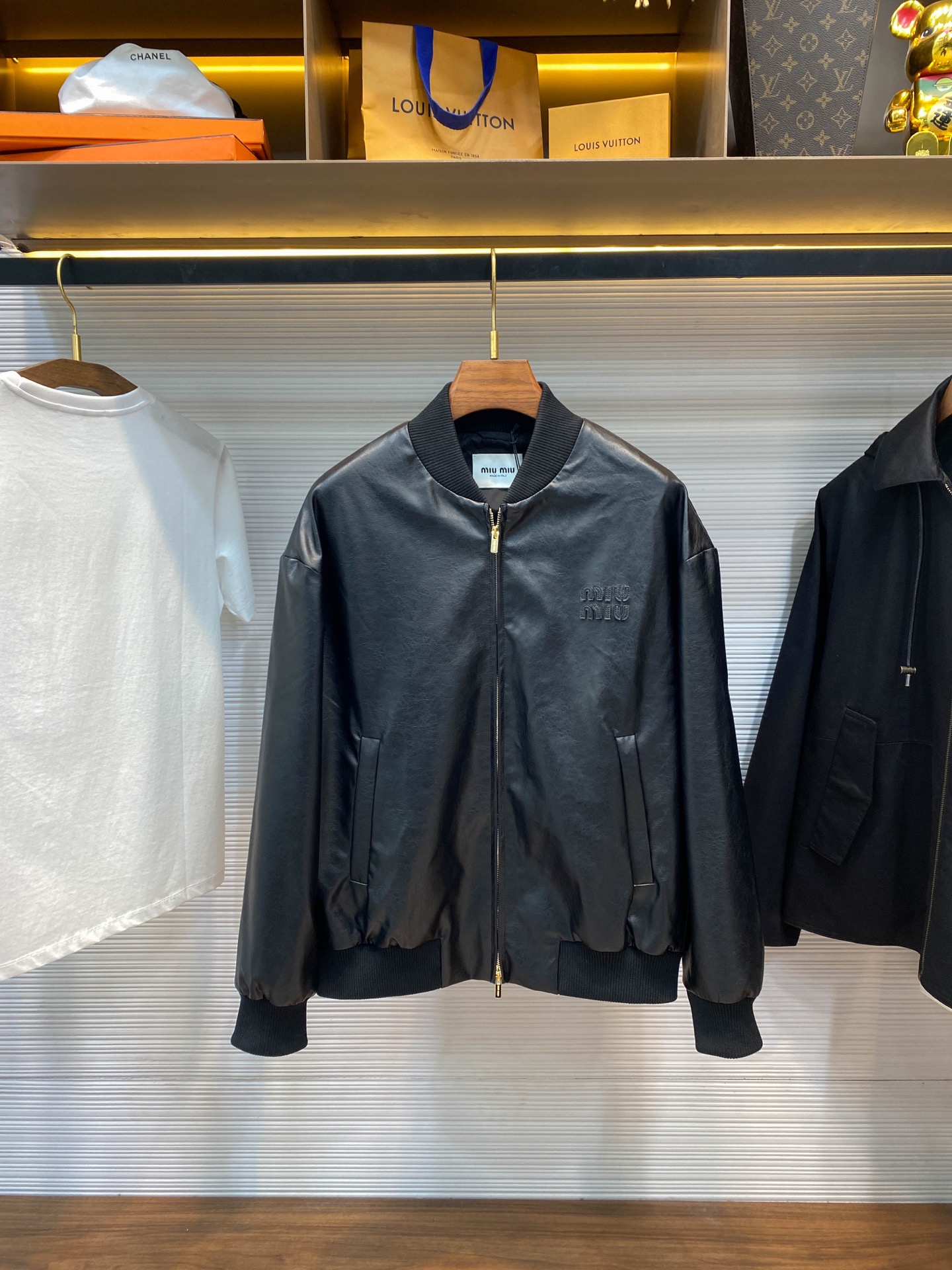 NO:677438,【D006】-MIU25SS early spring new imported environmentally friendly sheep leather stand-collar jacket, the same style for men and women with three-dimensional patchwork logo embroidery, fashionable baseball uniform zipper leather jacket!  Trading company channels are rare and available on the official website simultaneously!  Recommend a must-have jacket for going out in early spring. The upper body is fashionable and elegant, and you can interpret the most fashionable and trendy outfit!  This leather jacket is made of imported environmentally friendly sheep leather fabric, with fine and even pores, smooth surface, elasticity and toughness!  It is often used to make high-end leather goods and luxury goods. It feels soft and has excellent texture. It is soft to the touch and full of luster, showing a high-end texture!  Knitted ribbing on the hem, cuffs and collar is soft, comfortable, warm and elastic!  The inner lining design increases the layering and warmth of the leather jacket, while improving the wearing experience!  The iconic embossed letter logo on the chest and the golden two-way zipper closure on the placket not only enhance the brand recognition, but also add a sense of fashion to the entire leather jacket!  The loose fit leaves room for movement on the upper body and is comfortable to wear without being tight. It is suitable for a variety of body types, especially those who like a casual and casual style!  Size 46-52 Size 46 has shoulder width 56cm - chest 120cm - dress length 69cm - sleeve length 59cm Size 48 has shoulder width 57cm - chest 124cm - dress length 70cm - sleeve length 60cm Size 50 has shoulder width 58cm - chest 128cm - dress length 71cm - sleeve length 61cm  Size 52, shoulder width 59cm - bust 132cm - length 72cm - sleeve length 62cm Recommended size (standard version) Height 174-140 pounds, try on size 48 which is suitable!  Boys weighing less than 135 kilograms should choose size 46, 135-150 kilograms should choose size 48, 150-168 kilograms should choose size 50, and 168-186 kilograms should choose size 52!  All girls can choose size 46!  ,miumiu-clothing,miumiu,jackets & coats,jackets & coats,leather jacket,sheepskin,19860909【D006】-MIU25SS早春新款进口环保羊皮革立领夹克,男女同款立体贴布标识刺绣时尚棒球服拉链皮衣外套！贸易公司渠道稀出,同步官网发售！早春季出街必备外套推荐,上身时髦立挺有气质,演绎最具时尚感的潮流穿搭！ 这款皮衣采用客供进口环保羊皮革面料制成,毛孔细密均匀,表面光滑有弹性和韧性！它常用于制作高档皮具和奢侈品,手感柔软且质感极佳,触感柔软且富有光泽,展现出高级质感！下摆、袖口及领口处针织罗纹,具有柔软舒适,保暖性强且弹性好！内里衬里设计增加了皮衣的层次感与保暖性,同时提升了穿着体验！胸前标志性压纹字母徽标,以及门襟金色双向拉链开合,不仅提升了品牌辨识度,也为整件皮衣增添了时尚感！宽松版型为上身留有活动余地,穿着舒适,不紧绷,适合多种身材,尤其适合喜欢休闲、随性风格的人！尺码46-52 46码肩宽56cm-胸围120cm-衣长69cm-袖长59cm 48码肩宽57cm-胸围124cm-衣长70cm-袖长60cm 50码肩宽58cm-胸围128cm-衣长71cm-袖长61cm 52码肩宽59cm-胸围132cm-衣长72cm-袖长62cm 尺码推荐（标准版型） 身高174-140斤,试穿48码合适！ 男生体重135斤以内选择46码,135-150斤选择48码,150-168斤选择50码,168-186斤选择52码！ 女生全部选择46码即可！,缪缪-服装,miumiu,jackets & coats,jackets & coats,leather jacket,sheepskin,,Women's clothing