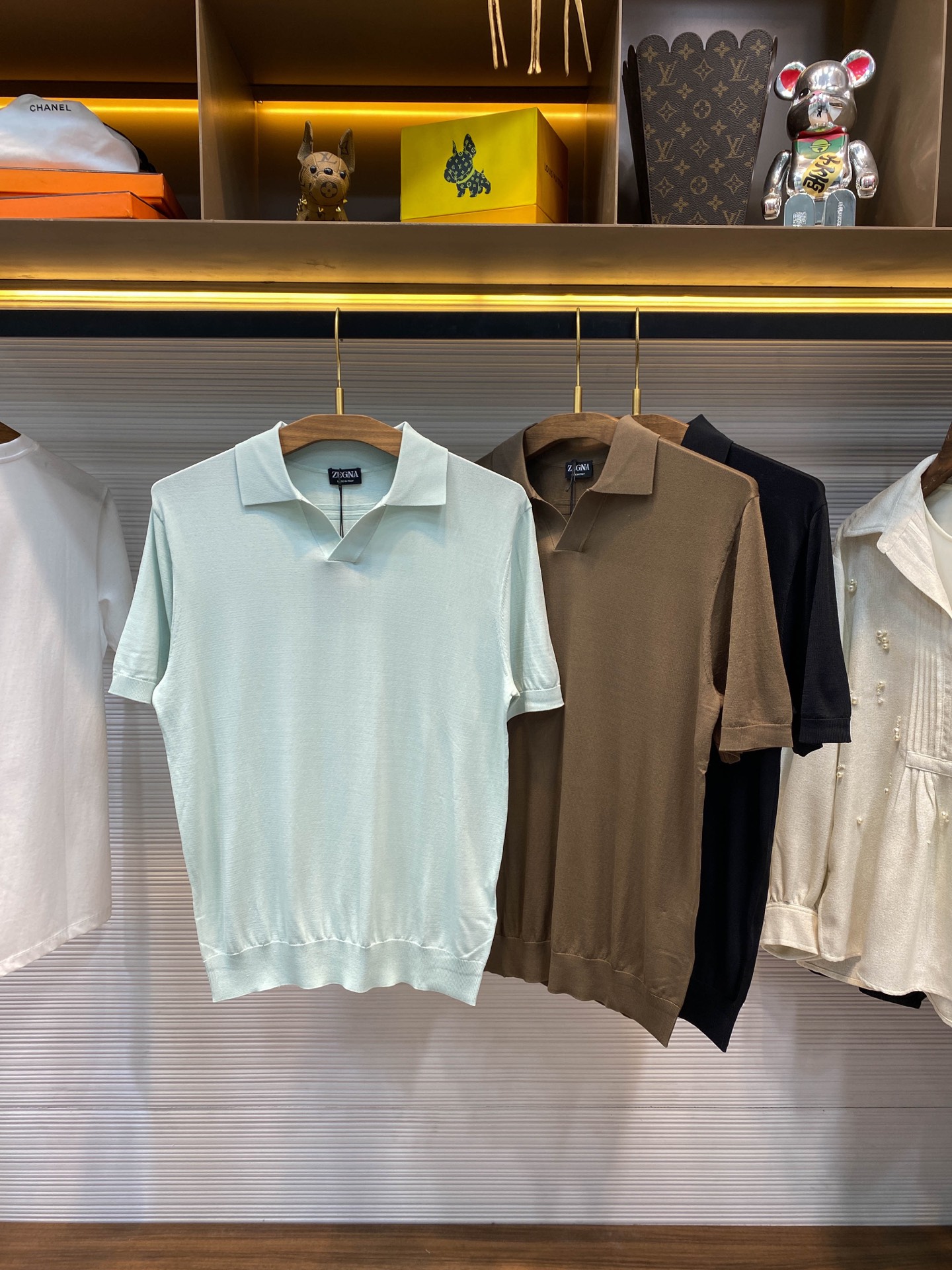 NO:129808,【】P-EZ25SS early spring new high-strength knitted cotton lapel short Tee, men's back three-dimensional relief parallel bars buckle-free placket business casual short-sleeved Polo sweater!  Trading companies have sparse channels and are released on the official website at the same time!  A exquisite item that combines quality and fashion, its unique charm comes from the ultimate pursuit of details and a deep understanding of comfort experience!  This Polo shirt is selected for imported cotton yarn weaving. Through careful weaving of high-end weaving technology, the texture of the needle chisel is clearly visible, delicate without losing strength, showing extraordinary craftsmanship!  The silky and soft touch between touch is like a spring breeze blowing across the skin, which is intoxicating!  At the same time, nylon fabric also gives clothes excellent elasticity, which can be easily dealt with in daily activities or casual exercises without any sense of restraint!  The design continues the brand's consistent classic solid color design. Solid colors are not only easy to match, but also highlight the wearer's restraint and calmness!  The buttonless placket design abandons cumbersome decoration and adds a bit of simplicity and high-end feel, making the whole Polo shirt look more atmospheric and neat!  The three-dimensional relief parallel bar decoration on the back is simple and yet elegant, showing extraordinary identity and status!  The basic casual lapel design not only retains the classic elements of the Polo shirt, but also gives it more fashionable!  The clothes are well-cut, neither too tight nor loose, and outline the wearer's body lines just right!  Gray green/khaki/black, three colors into it!  Size 48-56 Size 48 shoulder width 44cm-bust 94cm-length 65cm Size 50 shoulder width 45cm-bust 98cm-length 66cm Size 52 shoulder width 46cm-bust 102cm-length 67cm Size 54 shoulder width 47cm-bust 106cm-length 68cm Size 56 shoulder width 48cm-bust 110cm-length 69cm Size recommended (standard version) Height 174-140 catties, try on 50 sizes appropriate!  A boy can choose 48 digits within 126 catties, a 50 digit for 126-138 catties, a 52 digit for 138-150 catties, a 52 digit for 150-162 catties, a 54 digit for 162-175 kg, a 56 digit for 162-175 catties!  ,T-shirt,alexander wang19860909【】P-EZ25SS早春新款高弹力针织全棉翻领短Tee,男士后幅立体浮雕双杠无扣式门襟商务休闲短袖Polo针织衫！贸易公司渠道稀出,同步官网发售！一款集品质与时尚于一身的精致单品,其独特魅力源自对细节的极致追求,与对舒适体验的深刻理解！ 这款Polo衫甄选客供进口全棉纱线织造,通过高端机织工艺的精心织造,针凿纹理清晰可见,细腻而不失力度,展现出非凡的工艺水平！触摸之间丝滑柔软的触感仿佛春日微风拂过肌肤,令人沉醉！同时锦纶面料还赋予了衣物极佳的弹力,无论是日常活动还是休闲运动,都能轻松应对,毫无束缚感！ 设计上依旧延续了品牌一贯的经典纯色设计,纯色不仅易于搭配,更能凸显穿着者的内敛与沉稳！无扣式门襟的设计,摒弃了繁琐的装饰,增添了几分简约与高级感,让整件Polo衫显得更加大气、利落！后幅立体浮雕双杠装饰,简约不失高级感,展现不凡身份与地位！基础休闲的翻领设计,既保留了Polo衫的经典元素,又赋予了其更多的时尚感！衣身裁剪得体,既不过分紧绷,也不显得松垮,恰到好处地勾勒出穿着者的身形线条！灰绿/卡其/黑色,三色入！尺码48-56 48码肩宽44cm-胸围94cm-衣长65cm 50码肩宽45cm-胸围98cm-衣长66cm 52码肩宽46cm-胸围102cm-衣长67cm 54码肩宽47cm-胸围106cm-衣长68cm 56码肩宽48cm-胸围110cm-衣长69cm 尺码推荐（标准版型） 身高174-140斤,试穿50码合适！ 男生体重126斤以内选择48码,126-138斤选择50码,138-150斤选择52码,150-162斤选择54码,162-175斤选择56码！,,T-shirt,alexander wang,Men's clothing