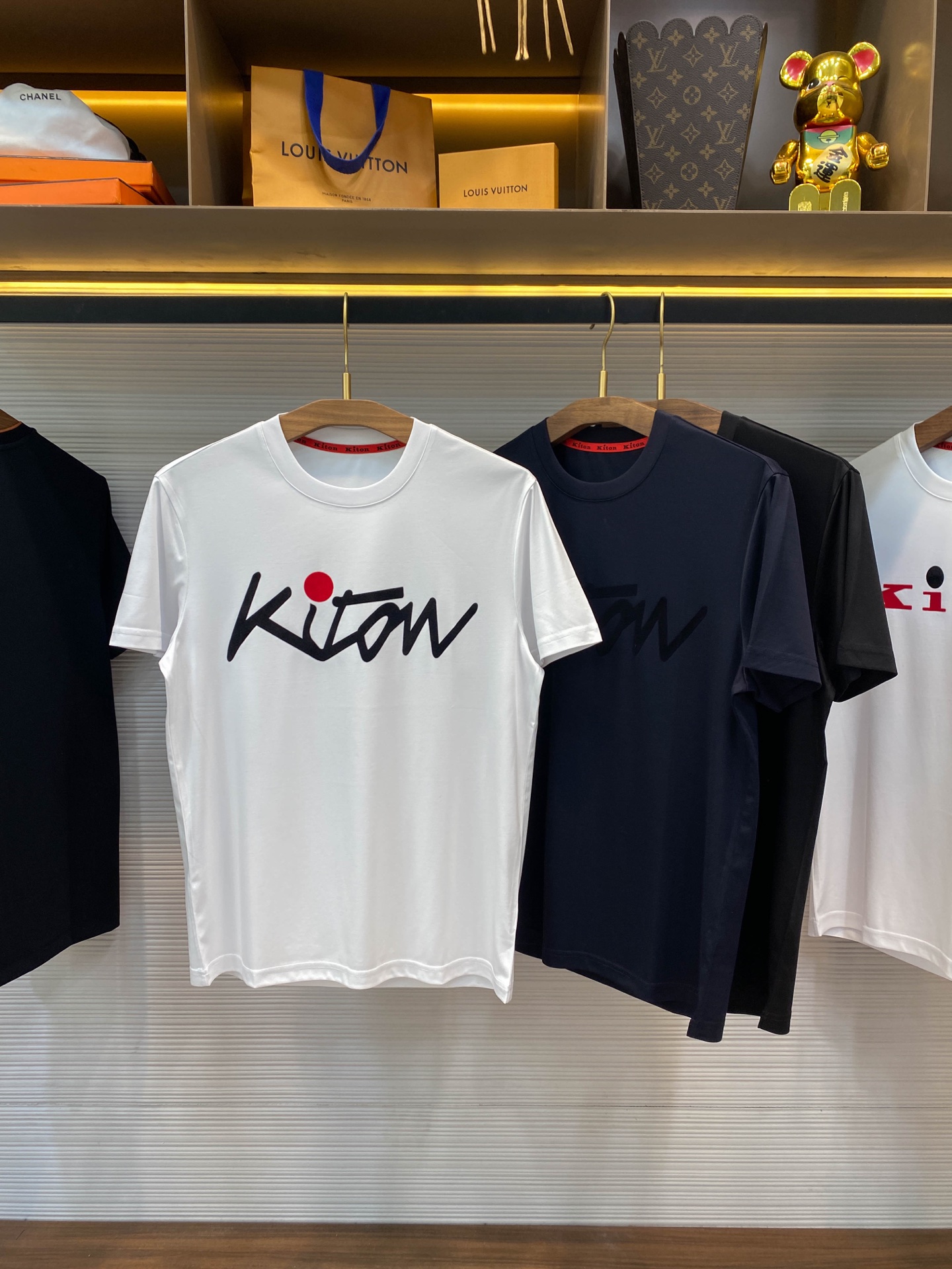 NO:454126,【】KITON25SS spring and summer new top mercerized cotton basic round neck short Tee, the same style as men and women, the same style of cursive flocking logo casual pullover short-sleeved T-shirt! Trading companies have sparse channels and are released on the official website at the same time! Seeing the true details, KITON's new T-shirt has become the first choice for many fashion experts and quality life pursuers with its excellent quality quality, fashionable design and versatile style!  The fabric is made of high-quality cotton customized by customers. This unique choice makes it more silky and skin-friendly than ordinary mercerized cotton. It not only has excellent touch, but also has excellent breathability and moisture absorption, and can keep the wearer dry and comfortable even in the hot summer! The cursive logo pattern on the front of the T-shirt is embellished, like the finishing touch, instantly enhancing the fashion sense and recognition of the entire T-shirt! This is not an ordinary printing or embroidery pattern, but is carefully crafted using high-end hot-press flocking technology! This craftsmanship not only makes the pattern bright and three-dimensional, but also shows the brand's ingenuity and excellent quality in the details! The casual straight round neck design is not only simple and elegant, but also visually lengthens the neck lines, making the wearer more energetic and capable! At the same time, the straight-tube style design makes the upper body of the T-shirt versatile and not picky, and can be easily controlled by both height, shortness, fatness and thinness! Black/white/Ruo blue, three colors into it! Size 48-56 Size 48 shoulder width 44cm-bust 100cm-length 66cm Size 50 shoulder width 45cm-bust 104cm-length 68cm Size 52 shoulder width 46cm-bust 108cm-length 70cm Size 54 shoulder width 48cm-bust 112cm-length 72cm Size 56 shoulder width 50cm-bust 116cm-length 74cm Size recommended (standard version) Height 174-catties, try on 50 sizes appropriate! Boys choose 48 digits within kilograms, 50 digits for -142 pounds, 52 digits for 142-154 pounds, 54 digits for 154-166 pounds, and 56 digits for 166-180 pounds! ,T-shirt,tees,t-shirt,alexander wang19860909【】KITON25SS春夏新款顶级丝光棉质基础圆领短Tee,男女同款草写植绒标识休闲套头短袖T恤衫！贸易公司渠道稀出,同步官网发售！在细节之处见真章,KITON新款T恤以其卓越的品质、时尚的设计以及百搭的版型,成为了众多时尚达人与品质生活追求者的首选之选！  其面料采用的是客供定制的优质全棉材质,这一独特选择使得它在触感上相较于普通的丝光棉有着更为显著的丝滑与亲肤感受,不仅触感卓越,更拥有着优异的透气吸湿性,即便在炎炎夏日也能保持穿着者的干爽与舒适！T恤正面草写标识图案点缀其上,犹如点睛之笔,瞬间提升了整件T恤的时尚感与辨识度！这并非普通的印刷或刺绣图案,而是采用了高端的热压植绒工艺精心打造而成！这种工艺使得图案不仅色泽鲜艳、立体感强,更在细节之处彰显出品牌的匠心独运与卓越品质！休闲直筒的圆领设计,不仅简约大方,更在视觉上拉长了颈部线条,使得穿着者更显精神与干练！同时直筒的版型设计,使得T恤上身效果百搭不挑人,无论是高矮胖瘦,都能轻松驾驭！黑色/白色/宝蓝,三色入！尺码48-56 48码肩宽44cm-胸围100cm-衣长66cm 50码肩宽45cm-胸围104cm-衣长68cm 52码肩宽46cm-胸围108cm-衣长70cm 54码肩宽48cm-胸围112cm-衣长72cm 56码肩宽50cm-胸围116cm-衣长74cm 尺码推荐（标准版型） 身高174-斤,试穿50码合适！ 男生体重斤以内选择48码,-142斤选择50码,142-154斤选择52码,154-166斤选择54码,166-180斤选择56码！,,T-shirt,tees，t-shirt,alexander wang,Men's clothing