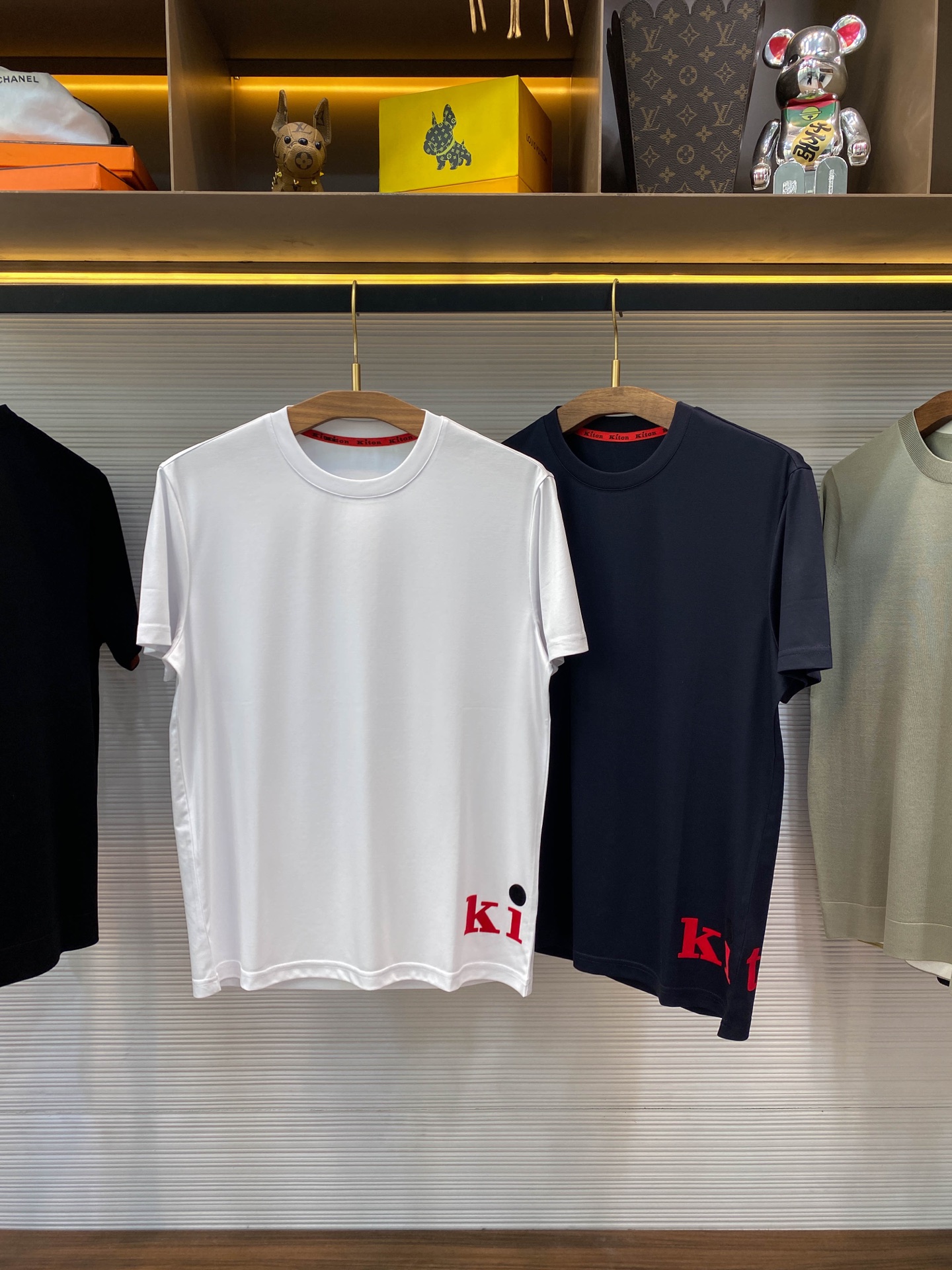 NO:129800,【】KITON25SS spring and summer new high-quality mercerized cotton basic round neck short Tee, men and women same style as red flocking letter logo casual pullover short-sleeved T-shirt! Trading companies have sparse channels and are released on the official website at the same time! Seeing the true details, KITON's new T-shirt has become the first choice for many fashion experts and quality life pursuers with its excellent quality quality, fashionable design and versatile style! The fabric is made of high-quality cotton customized by customers. This unique choice makes it more silky and skin-friendly than ordinary mercerized cotton. It not only has excellent touch, but also has excellent breathability and moisture absorption, and can keep the wearer dry and comfortable even in the hot summer! A striking red letter logo pattern on the hem of the T-shirt is embellished, like the finishing touch, instantly enhancing the fashion sense and recognition of the entire T-shirt! This is not an ordinary printing or embroidery pattern, but is carefully crafted using high-end hot-press flocking technology! This craftsmanship not only makes the pattern bright and three-dimensional, but also shows the brand's ingenuity and excellent quality in the details! The casual straight round neck design is not only simple and elegant, but also visually lengthens the neck lines, making the wearer more energetic and capable! At the same time, the straight-tube style design makes the upper body of the T-shirt versatile and not picky, and can be easily controlled by both height, shortness, fatness and thinness! White/Ruo Blue, two colors into it! Size 48-56 Size 48 shoulder width 44cm-bust 100cm-length 66cm Size 50 shoulder width 45cm-bust 104cm-length 68cm Size 52 shoulder width 46cm-bust 108cm-length 70cm Size 54 shoulder width 48cm-bust 112cm-length 72cm Size 56 shoulder width 50cm-bust 116cm-length 74cm Size recommended (standard version) Height 174-140 kg, try on 50 sizes appropriate! A boy can choose 48 digits within 130 catties, a 50 digit for 130-142 catties, a 52 digit for 142-154 catties, a 52 digit for 154-166 catties, a 54 digit for 166-180 catties! ,T-shirt,tees,t-shirt,alexander wang19860909【】KITON25SS春夏新款优质丝光全棉基础圆领短Tee,男女同款下摆红色植绒字母标识休闲套头短袖T恤衫！贸易公司渠道稀出,同步官网发售！在细节之处见真章,KITON新款T恤以其卓越的品质、时尚的设计以及百搭的版型,成为了众多时尚达人与品质生活追求者的首选之选！ 其面料采用的是客供定制的优质全棉材质,这一独特选择使得它在触感上相较于普通的丝光棉有着更为显著的丝滑与亲肤感受,不仅触感卓越,更拥有着优异的透气吸湿性,即便在炎炎夏日也能保持穿着者的干爽与舒适！T恤下摆一抹醒目的红色字母标识图案点缀其上,犹如点睛之笔,瞬间提升了整件T恤的时尚感与辨识度！ 这并非普通的印刷或刺绣图案,而是采用了高端的热压植绒工艺精心打造而成！这种工艺使得图案不仅色泽鲜艳、立体感强,更在细节之处彰显出品牌的匠心独运与卓越品质！休闲直筒的圆领设计,不仅简约大方,更在视觉上拉长了颈部线条,使得穿着者更显精神与干练！同时直筒的版型设计,使得T恤上身效果百搭不挑人,无论是高矮胖瘦,都能轻松驾驭！白色/宝蓝,两色入！尺码48-56 48码肩宽44cm-胸围100cm-衣长66cm 50码肩宽45cm-胸围104cm-衣长68cm 52码肩宽46cm-胸围108cm-衣长70cm 54码肩宽48cm-胸围112cm-衣长72cm 56码肩宽50cm-胸围116cm-衣长74cm 尺码推荐（标准版型） 身高174-140斤,试穿50码合适！ 男生体重130斤以内选择48码,130-142斤选择50码,142-154斤选择52码,154-166斤选择54码,166-180斤选择56码！,,T-shirt,tees，t-shirt,alexander wang,Men's clothing