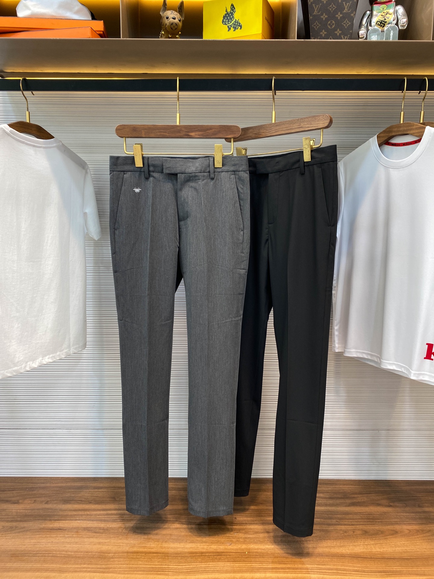 NO:505333,【】-CD25SS spring and summer new light twill cotton blend straight trousers, men's metal silver thread bee logo embroidered business casual suit trousers! Trading companies have sparse channels and are released on the official website at the same time! A very formal and high-end trousers, a very scarce boutique on the market, can perfectly solve the problem of men's workplace outfits! This trouser is made of customer-supplied 18-person cotton + 76 polyester + 6 spandex, made of twill blended fabric. The fabric is light and soft, with a crisp and skinny feeling, dry and breathable, and will not feel greasy even in the hot summer! The basic straight-fitting style is perfectly matched with high-end twill fabric, making the overall trouser uniform clean and simple, and low-key. It hides the ability and atmosphericity! In addition to the exquisite style of the whole item, the details that cannot be seen are also very particular. The Jean-Check supplies customized metal YKK zippers and exquisite hardware accessories. The big brand has buried the foreshadowing here, which is the top luxury configuration! The eye-catching metal silver thread of the front of the pants has become the highlight of the identity and luxury, and its recognition is self-evident. You can buy and take away the fine trousers that are indispensable in your wardrobe! Black/Gray, two colors into it! Size 29-38 Size 29 waist circumference 74cm - hip circumference 92cm - front 28cm - thigh circumference 56cm - trouser length 103cm - trouser legs 32cm 30 waist circumference 76cm - hip circumference 94cm - front 28cm - thigh circumference 57cm - trouser length 103cm - trouser legs 33cm 31 waist circumference 78cm - hip circumference 96cm - front 29cm - thigh circumference 58cm - trouser length 104cm - trouser legs 34cm 32 waist circumference 80cm - hip circumference 99cm - front 29cm - thigh circumference 59cm - trouser length 104cm - trouser legs 35cm 33 waist circumference 83cm - hip circumference 101cm - front 30cm - thigh circumference 60cm - trouser length 105cm - trouser legs 35cm 34 size waist 86cm-hip circumference 104cm-front gear 30cm-thigh circumference 62cm-trouser length 105cm-trouser legs 36cm 35 size waist 89cm-thigh circumference 107cm-front gear 31cm-thigh circumference 64cm-trouser length 106cm-trouser legs 36cm 36 size waist 91cm-thigh circumference 110cm-front gear 31cm-thigh circumference 66cm-trouser length 106cm-trouser legs 37cm 38 size waist 94cm-thigh circumference 114cm-front gear 31cm-thigh circumference 68cm-trouser length 106cm-trouser legs 37cm Size recommendation (standard version) Height 174-140 catties, try on size 31 is suitable! Boys choose 29 digits within kilograms, 30 digits for -133 pounds, 31 digits for 133-141 pounds, 32 digits for 141-149 pounds, 33 digits for 149-157 pounds, 33 digits for 157-165 pounds, 34 digits for 165-173 pounds, 35 digits for 173-180 pounds, 36 digits for 180-188 pounds! ,,business suit,alexander wang19860909【】-CD25SS春夏新款轻薄斜纹人棉混纺直筒西裤,男士金属银线蜜蜂标识刺绣商务休闲西装长裤！贸易公司渠道稀出,同步官网发售！很正式、很显高级感的一款西裤,市面上非常稀缺的精品,能够完美解决男士们职场着装的穿搭问题！ 此款裤装取材于客供定织18人棉+76涤纶+6氨纶,斜纹混纺面料制成,面料质地轻薄柔软,自带挺括骨感,干爽透气、即便是炎热的夏季也不会有腻身感！基础直筒的版型剪裁,与高档斜纹面料完美契合,使其裤装整体干净简约、低调中藏着干练大气！整件单品除了版型考究以外,看不到的细节同样也十分讲究,门襟客供定制金属YKK拉链,以及精致的五金辅料,大牌将伏笔埋藏于此,这才是顶奢配置！裤身前幅醒目的金属银线小蜜蜂标识刺绣,成为彰显身份与奢华感的亮点所在,其辨识度更是不言而喻,各位男士衣櫉里不可或缺的精品裤装,赶紧入手带走吧！黑色/灰色,两色入！尺码29-38 29码腰围74cm-臀围92cm-前档28cm-大腿围56cm-裤长103cm-裤脚32cm 30码腰围76cm-臀围94cm-前档28cm-大腿围57cm-裤长103cm-裤脚33cm 31码腰围78cm-臀围96cm-前档29cm-大腿围58cm-裤长104cm-裤脚34cm 32码腰围80cm-臀围99cm-前档29cm-大腿围59cm-裤长104cm-裤脚35cm 33码腰围83cm-臀围101cm-前档30cm-大腿围60cm-裤长105cm-裤脚35cm 34码腰围86cm-臀围104cm-前档30cm-大腿围62cm-裤长105cm-裤脚36cm 35码腰围89cm-臀围107cm-前档31cm-大腿围64cm-裤长106cm-裤脚36cm 36码腰围91cm-臀围110cm-前档31cm-大腿围66cm-裤长106cm-裤脚37cm 38码腰围94cm-臀围114cm-前档31cm-大腿围68cm-裤长106cm-裤脚37cm 尺码推荐（标准版型） 身高174-140斤,试穿31码合适！ 男生体重斤以内选择29码,-133斤选择30码,133-141斤选择31码,141-149斤选择32码,149-157斤选择33码,157-165斤选择34码,165-173斤选择35码,173-180斤选择36码,180-188斤选择38码！,,business suit,alexander wang,Men's clothing