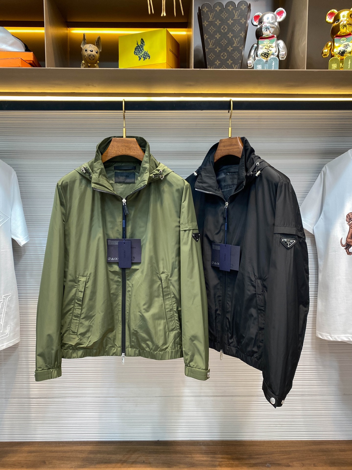NO:124218,.Prada PRA25SS early spring new lightweight technology fiber fabric windproof jacket, men's sleeve triangle badge detachable hooded stand-up collar jacket jacket!  Trading companies have sparse channels and are released on the official website at the same time!  As a jacket for urban explorers, it is not only a functional jacket, but also an expression of a life attitude!  Whether you are walking through the bustling urban streets or strolling in the quiet nature, you can become the most eye-catching scenery!  This jacket is made of customized technology fiber material for customer supply. It not only has excellent wind and dust resistance, but also maintains a certain waterproof effect in light rain, allowing the wearer to remain dry and comfortable in changing weather!  What is even more rare is that despite its powerful function, its texture is extremely thin and silky, and it is full of shiny, like a touch of flowing moonlight, gently draped on the shoulders, which not only demonstrates taste but also has a grace!  The design details of the jacket are ingenious and unique. The eye-catching triangle badge on the sleeves is not only a symbol of the brand, but also a display of the wearer's identity and status!  Custom-made brand engraved hardware accessories, each of which reveals high-end and exquisiteness, making people feel the extraordinary quality of this jacket at a glance!  It also cannot be underestimated in terms of functionality. It adopts a detachable hooded stand-up collar design, which can be easily dealt with whether it is necessary to resist the sudden cold wind or want to enjoy a relaxing and comfortable life on a sunny day!  The cuffs and hem adopt a windproof buckle design, effectively locking in warmth and preventing cold wind from invading, allowing the wearer to be confident and calm every step outside the urban outdoors!  Black/green, two colors into it!  Size M-3XL M size shoulder width 45cm-bust 112cm-length 67cm-sleeve length 62cm L size shoulder width 46cm-bust 116cm-length 69cm-sleeve length 63cm XL size shoulder width 47cm-bust 120cm-length 71cm-sleeve length 64cm XXL size shoulder width 48cm-bust 124cm-length 73cm-sleeve length 65cm 3XL size shoulder width 49cm-bust 128cm-length 75cm-sleeve length 66cm Size recommendation (standard version) Height 174-140 catties, try on L size appropriate!  A boy can choose M code within 130 catties, a L code for 130-143 catties, a XL code for 143-156 catties, a XXL code for 156-170 catties, and a 3XL code for 170-186 catties!  ,,prada,prada,jackets & coats,jackets & coats,hats,alexander wang19860909.普拉达 PRA25SS早春新款轻薄科技纤维面料防风夹克,男士袖臂三角标徽章可拆卸式连帽立领夹克外套！贸易公司渠道稀出,同步官网发售！作为一款面向都市探索者的夹克,它不仅仅是一件功能性的外套,更是一种生活态度的表达！无论是穿梭于繁华的都市街头,还是漫步于静谧的自然之中,都能让你成为最亮眼的风景！ 这款夹克采用了客供定制科技纤维材质,不仅具备出色的防风防尘性能,还能在轻微雨水中保持一定的防水效果,让穿着者在多变的天气里依然能保持干爽舒适！更为难得的是,尽管功能强大,但它的质地却异常轻薄丝滑,且富有光泽,仿佛一抹流动的月光,轻轻披在肩上,既彰显品味,又不失风度！ 夹克的设计细节更是匠心独运,袖臂上醒目的三角标徽章,不仅是品牌的象征,更是穿着者身份与地位的展现！客供定制的品牌刻印五金辅料,每一处都透露着高级与精致,让人一眼就能感受到这件夹克的非凡品质！在功能性上同样不容小觑.它采用了可拆卸式的连帽立领设计,无论是需要抵御突如其来的寒风,还是想要在阳光明媚的日子里享受一份轻松自在,都能轻松应对！袖口与下摆则采用了防风束口设计,有效锁住温暖,防止冷风侵袭,让穿着者在都市户外的每一步都充满自信与从容！黑色/绿色,两色入！尺码M-3XL M码肩宽45cm-胸围112cm-衣长67cm-袖长62cm L码肩宽46cm-胸围116cm-衣长69cm-袖长63cm XL码肩宽47cm-胸围120cm-衣长71cm-袖长64cm XXL码肩宽48cm-胸围124cm-衣长73cm-袖长65cm 3XL码肩宽49cm-胸围128cm-衣长75cm-袖长66cm 尺码推荐（标准版型） 身高174-140斤,试穿L码合适！ 男生体重130斤以内选择M码,130-143斤选择L码,143-156斤选择XL码,156-170斤选择XXL码,170-186斤选择3XL码！,,prada,prada,jackets & coats,jackets & coats,hats,alexander wang,Men's clothing