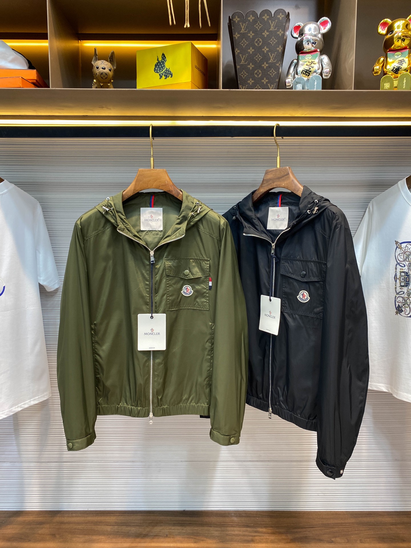 NO:124215,.The masked MOC25SS early spring new lightweight technology fiber blended hooded jacket, men's felt badge breast pocket sticker casual zipper windproof jacket jacket!  Trading companies have sparse channels and are on sale on the leading official website!  The new windproof jacket of Farming Home is launched. When you wear it, it seems to become a fashion pioneer in the city. Whether it is daily travel or outdoor adventure, it can show my unique taste and style!  The jacket uses a customized technology fiber blended woven fabric for customer supply. This fabric is light and thin but extremely tough. It not only has excellent wind resistance, but also has light waterproof functions, allowing me to stay comfortable and dry in all weather conditions!  The jacket is unique ingenious, especially the felt badge decoration on the chest pocket, which not only enhances the overall sense of layering, but also highlights the unique charm of the brand, making people recognize its extraordinary origin at a glance!  Speaking of details, the custom-made brand engraved hardware zippers of this jacket are even more amazing!  Every link of the zipper has been carefully polished, not only smooth and easy to pull, but also reflects the brand's pursuit of quality in the subtleties!  In addition, the jacket is equipped with an adjustable integrated hood, which can be easily dealt with in different environments!  Whether it is sunny or stormy, just a buckle can provide me with all-round protection with just a slight pull!  The windproof beam design on the cuffs and hem gives me the ultimate windproof performance, allowing me to maintain my body temperature even in strong winds and avoid being hit by the cold wind!  The style of this windproof jacket is well-tailed, both ergonomic and fashionable. Whether it is matched with casual pants or jeans, it can be easily controlled, versatile and not picky!  Black/green, two colors into it!  Size M-3XL M size shoulder width 45cm-bust 112cm-length 67cm-sleeve length 62cm L size shoulder width 46cm-bust 116cm-length 69cm-sleeve length 63cm XL size shoulder width 47cm-bust 120cm-length 71cm-sleeve length 64cm XXL size shoulder width 48cm-bust 124cm-length 73cm-sleeve length 65cm 3XL size shoulder width 49cm-bust 128cm-length 75cm-sleeve length 66cm Size recommendation (standard version) Height 174-140 catties, try on L size appropriate!  A boy can choose M code within 130 catties, a L code for 130-143 catties, a XL code for 143-156 catties, a XXL code for 156-170 catties, and a 3XL code for 170-186 catties!  ,Moncler,jeans,jackets & coats,jackets & coats,hats,alexander wang19860909.蒙口 MOC25SS早春新款轻薄科技纤维混纺连帽夹克,男士毛毡徽章胸袋贴饰休闲拉链防风夹克外套！贸易公司渠道稀出,领先官网发售！法蒙家新款防风夹克上线,穿上它仿佛化身成为都市中的时尚先锋,无论是日常出行还是户外探险,都能展现出我的独特品味与风采！ 该夹克采用了客供定制科技纤维混纺梭织面料,这种面料质地轻薄却异常坚韧,不仅拥有出色的防风性能,还具备轻度的防水功能,让我在各种天气条件下都能保持舒适与干爽！夹克的设计独具匠心,尤其是在胸前口袋处毛毡徽章装饰,不仅提升了整体的层次感,更彰显了品牌的独特魅力,让人一眼就能认出它的不凡出身！而说到细节,这件夹克的客供定制品牌刻印五金拉链更是让人赞叹不已！拉链的每一个环节都经过精心打磨,不仅顺滑易拉,更在细微之处体现了品牌的品质追求！ 此外夹克还配备了可调节的一体式帽兜,在不同环境下都能轻松应对！无论是风和日丽还是风雨交加,只需轻轻一拉,帽兜就能为我提供全方位的防护！而袖口和下摆的防风束口设计,更是将防风性能发挥到了极致,让我即使在大风天气中也能保持体温,不受寒风侵袭！这件防风夹克的版型裁剪得体,既符合人体工学又兼顾时尚感,无论是搭配休闲裤还是牛仔裤,都能轻松驾驭,百搭不挑人！黑色/绿色,两色入！尺码M-3XL M码肩宽45cm-胸围112cm-衣长67cm-袖长62cm L码肩宽46cm-胸围116cm-衣长69cm-袖长63cm XL码肩宽47cm-胸围120cm-衣长71cm-袖长64cm XXL码肩宽48cm-胸围124cm-衣长73cm-袖长65cm 3XL码肩宽49cm-胸围128cm-衣长75cm-袖长66cm 尺码推荐（标准版型） 身高174-140斤,试穿L码合适！ 男生体重130斤以内选择M码,130-143斤选择L码,143-156斤选择XL码,156-170斤选择XXL码,170-186斤选择3XL码！,,Moncler,jeans,jackets & coats,jackets & coats,hats,alexander wang,Men's clothing