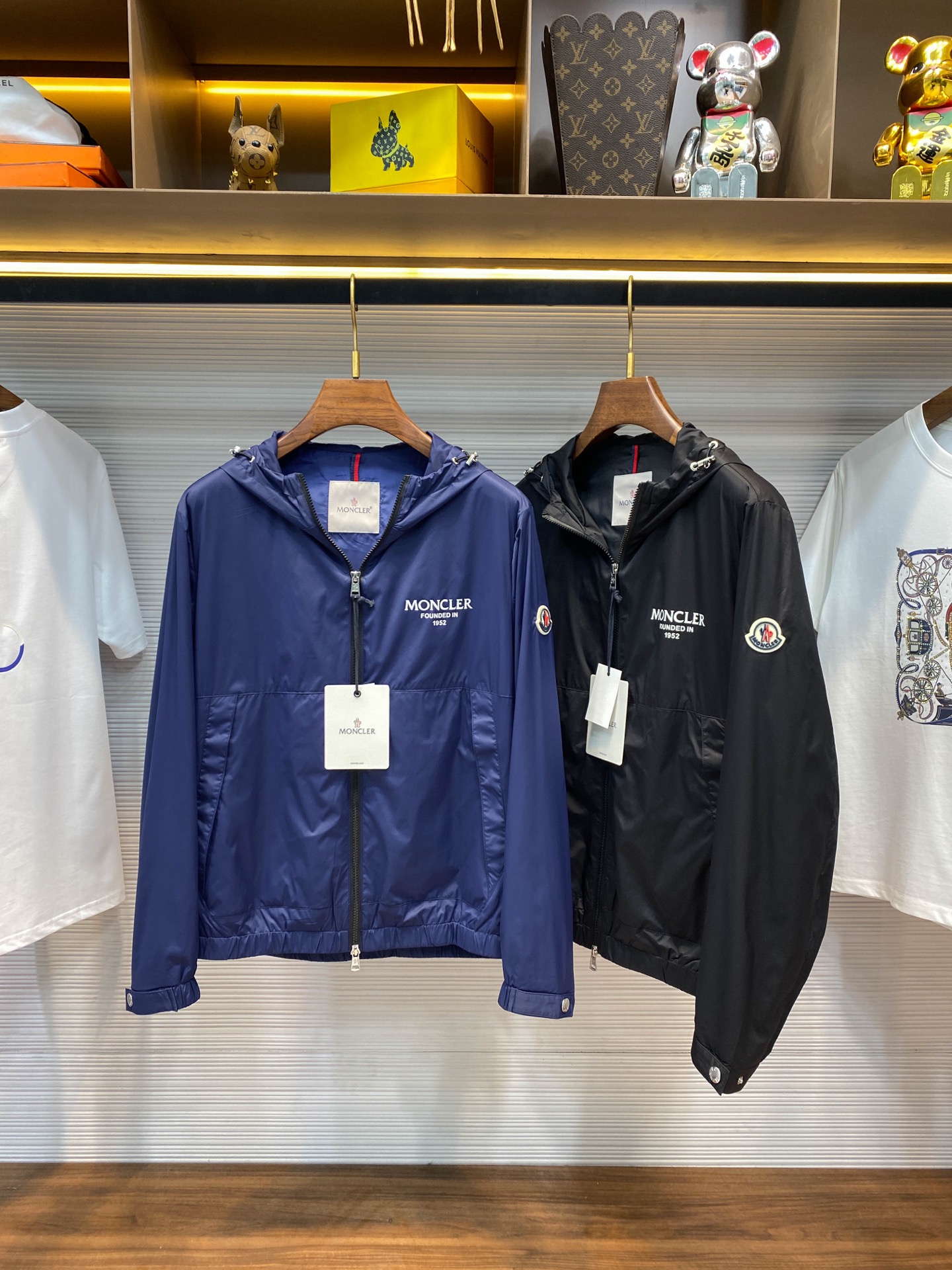 NO:124212,.The masked MOC25SS early spring new lightweight technology fiber hooded jacket, classic letter logo printed casual zipper windproof jacket for men!  Trading companies have sparse channels and are on sale on the leading official website!  With its excellent fabric performance, exquisite craftsmanship, humanized design concepts and versatile style cutting, this new Farmenjia windproof jacket has become a model work that emphasizes both fashion and function, and is deeply loved and sought after by consumers!  The fabric is made of customized technology fiber blended woven material. This special fabric is not only light in texture, comfortable and unburdened, but also has excellent wind resistance. Even on days when the wind is gentle or the wind is slightly stronger, it can effectively block the invasion of external wind!  The jacket's chest is printed with eye-catching letter logos with exquisite printing techniques, which are simple and atmospheric, demonstrating the wearer's unique taste and personality!  On the sleeves, exquisite felt badges are cleverly inlaid, and every detail is carefully crafted, all of which interpret the brand's extraordinary status and excellent craftsmanship!  What is more worth mentioning is that the zipper used in this jacket is also a customized brand engraved hardware zipper. The zipper is smooth and easy to pull, and is durable. Every opening and closing reveals a sense of quality!  The adjustable integrated hood design allows you to freely adjust the size and elasticity of the hood according to your personal needs. Whether you want to protect yourself from the sun or resist the invasion of cold wind, you can easily deal with it!  The cuffs and hem adopt a windproof buckle design, which effectively prevents the invasion of cold wind and also maintains the jacket's style clever and neat style!  Black/blue, two colors into it!  Size M-3XL M size shoulder width 45cm-bust 112cm-length 67cm-sleeve length 62cm L size shoulder width 46cm-bust 116cm-length 69cm-sleeve length 63cm XL size shoulder width 47cm-bust 120cm-length 71cm-sleeve length 64cm XXL size shoulder width 48cm-bust 124cm-length 73cm-sleeve length 65cm 3XL size shoulder width 49cm-bust 128cm-length 75cm-sleeve length 66cm Size recommendation (standard version) Height 174-140 catties, try on L size appropriate!  A boy can choose M code within 130 catties, a L code for 130-143 catties, a XL code for 143-156 catties, a XXL code for 156-170 catties, and a 3XL code for 170-186 catties!  ,Moncler,jackets & coats,jackets & coats,hats,alexander wang19860909.蒙口 MOC25SS早春新款轻薄科技纤维材质连帽夹克,男士经典字母标识印花休闲拉链防风夹克外套！贸易公司渠道稀出,领先官网发售！这款法蒙家全新防风夹克以其卓越的面料性能、精湛的工艺水平、人性化的设计理念以及百搭的版型裁剪,成为了时尚与功能并重的典范之作,深受消费者的喜爱与追捧！ 面料采用了客供定制的科技纤维混纺梭织材料,这种特殊的面料不仅质地轻薄,穿着舒适无负担,更具备出色的防风性能,即便是在微风轻拂或是风力稍大的日子里,也能有效地阻挡外界风力的侵扰！夹克胸前以精湛的印刷工艺印制着醒目的字母标识,简洁而大气,彰显出穿着者独特的品味与个性！而在袖臂之上,巧妙地镶嵌着精致的毛毡徽章,这每一处细节都精心雕琢,无一不诠释出品牌非凡的身份地位与卓越的工艺水平！ 更为值得一提的是,这款夹克所采用的拉链也是客供定制的品牌刻印五金拉链,拉链顺滑易拉,经久耐用,每一次的开合都透露出品质感！可调节的一体式帽兜设计,可根据个人的需求自由调整帽兜的大小与松紧,无论是想要遮阳防晒还是抵御寒风侵袭,都能轻松应对！袖口与下摆则采用了防风束口设计,有效地防止了冷风的侵入,同时也保持了夹克版型的挺括与利落！黑色/蓝色,两色入！尺码M-3XL M码肩宽45cm-胸围112cm-衣长67cm-袖长62cm L码肩宽46cm-胸围116cm-衣长69cm-袖长63cm XL码肩宽47cm-胸围120cm-衣长71cm-袖长64cm XXL码肩宽48cm-胸围124cm-衣长73cm-袖长65cm 3XL码肩宽49cm-胸围128cm-衣长75cm-袖长66cm 尺码推荐（标准版型） 身高174-140斤,试穿L码合适！ 男生体重130斤以内选择M码,130-143斤选择L码,143-156斤选择XL码,156-170斤选择XXL码,170-186斤选择3XL码！,,Moncler,jackets & coats,jackets & coats,hats,alexander wang,Men's clothing