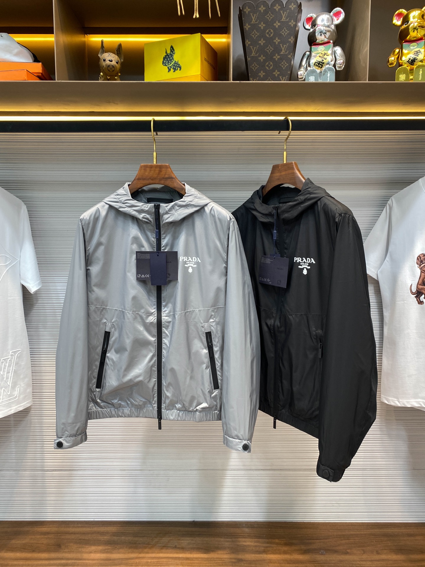 NO:124209,.Prada PRA25SS early spring new lightweight technology fiber fabric windproof jacket, men's letter logo printed outdoor casual zipper jacket!  Trading companies have sparse channels and are released on the official website at the same time!  Home Early Spring has a new high-end boutique series, creating a classic urban casual style and a simple and fashionable style!  This jacket is made of light and thin technology fiber blended material, new dustproof fabric, lightly waterproof, casual T-shirt, super fashionable upper body, especially easy to match, and the spring and summer concave shape is naturally indispensable!  The letter printed logo on the chest is simple and high-end, while also having a sense of luxury!  The fully pressed rubber windproof zipper of the placket and pocket greatly improves the outdoor functionality and perfectly isolates rainwater. It is the first choice for the season of continuous spring rain!  Moreover, its magic power is very powerful, and basically all types are easy to control. The casual style and configuration will not be uncomfortable. The new style and tone are more outstanding, and the charm of the outfit is naturally more advanced!  Black/Gray, two colors into it!  Size M-3XL M size shoulder width 45cm-bust 112cm-length 67cm-sleeve length 62cm L size shoulder width 46cm-bust 116cm-length 69cm-sleeve length 63cm XL size shoulder width 47cm-bust 120cm-length 71cm-sleeve length 64cm XXL size shoulder width 48cm-bust 124cm-length 73cm-sleeve length 65cm 3XL size shoulder width 49cm-bust 128cm-length 75cm-sleeve length 66cm Size recommendation (standard version) Height 174-140 catties, try on L size appropriate!  A boy can choose M code within 130 catties, a L code for 130-143 catties, a XL code for 143-156 catties, a XXL code for 156-170 catties, and a 3XL code for 170-186 catties!  ,,prada,prada,jackets & coats,jackets & coats,tees,t-shirt,alexander wang19860909.普拉达 PRA25SS早春新款轻薄科技纤维面料防风夹克,男士字母标识印花户外休闲拉链夹克外套！贸易公司渠道稀出,同步官网发售！家早春季全新高端精品系列,打造经典都市休闲风尚,简约时尚范儿！ 这款夹克采用轻薄科技纤维混纺材质,全新防尘面料,轻度防水,随便搭件T恤,上身超时髦,特别的便于搭配,春夏季凹造型自然是少不了这样的高档配置！胸前字母印花标识,简约高级、同时不失奢华感！门襟及口袋全压胶防风拉链,大大提升了户外功能性,完美隔绝雨水,对于春雨绵绵的季节,简直就是首选！并且它的穿搭魔力十分之强大,基本上各种类型都是轻而易举的驾驭,休闲的版型配置,不会不适感,全新风格以及调性更加的出色更加的出众,穿搭的魅力自然也更加的高级！黑色/灰色,两色入！尺码M-3XL M码肩宽45cm-胸围112cm-衣长67cm-袖长62cm L码肩宽46cm-胸围116cm-衣长69cm-袖长63cm XL码肩宽47cm-胸围120cm-衣长71cm-袖长64cm XXL码肩宽48cm-胸围124cm-衣长73cm-袖长65cm 3XL码肩宽49cm-胸围128cm-衣长75cm-袖长66cm 尺码推荐（标准版型） 身高174-140斤,试穿L码合适！ 男生体重130斤以内选择M码,130-143斤选择L码,143-156斤选择XL码,156-170斤选择XXL码,170-186斤选择3XL码！,,prada,prada,jackets & coats,jackets & coats,tees，t-shirt,alexander wang,Men's clothing