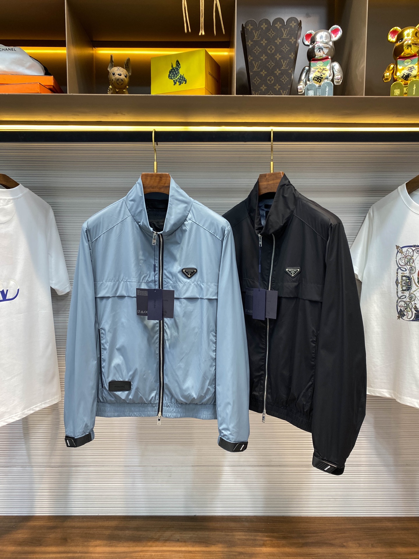 NO:124206,.Prada PRA25SS early spring new lightweight technology blend stand collar jacket, classic triangle badge fashion zipper zipper windproof jacket jacket for men!  Trading companies have sparse channels and are released on the official website at the same time!  P home’s new stand-up collar jacket has become an indispensable classic choice in men’s wardrobe with its unique design, exquisite craftsmanship and excellent quality!  It can not only meet the dual needs of men for fashion and practicality, but also inadvertently demonstrate the wearer's taste and style!  This jacket uses a customized technology fiber blend fabric that is not only delicate in the hand, but also has good breathability and wear resistance!  While ensuring comfort, the jacket also provides excellent practical performance, and can easily deal with it whether it is daily travel or outdoor activities!  The metal triangle badge on the chest of the jacket is in sight. It not only highlights the unique charm of the brand, but also becomes the finishing touch of the entire jacket!  The hem and back are cleverly decorated with rubber nameplate. These design elements not only enhance the texture of the jacket, but also make it more recognizable!  The customized brand engraved metal zipper at the placket is smooth and easy to pull, and every opening and closing reveals an extraordinary sense of quality!  The design of the insertion bags on both sides is not only convenient and practical, but also the piping details are handled just right, which is both beautiful and durable!  The jacket adopts a fashionable stand-up collar design. This style cut not only effectively protects from wind and keeps warm, but also makes the wearer look more energetic and capable!  Whether paired with casual pants or jeans, you can easily control various occasions and show your unique fashion charm!  Black/blue, two colors into it!  Size M-3XL M size shoulder width 45cm-bust 112cm-length 67cm-sleeve length 62cm L size shoulder width 46cm-bust 116cm-length 69cm-sleeve length 63cm XL size shoulder width 47cm-bust 120cm-length 71cm-sleeve length 64cm XXL size shoulder width 48cm-bust 124cm-length 73cm-sleeve length 65cm 3XL size shoulder width 49cm-bust 128cm-length 75cm-sleeve length 66cm Size recommendation (standard version) Height 174-140 catties, try on L size appropriate!  A boy can choose M code within 130 catties, a L code for 130-143 catties, a XL code for 143-156 catties, a XXL code for 156-170 catties, and a 3XL code for 170-186 catties!  ,,prada,prada,jeans,jackets & coats,jackets & coats,alexander wang19860909.普拉达 PRA25SS早春新款轻薄科技混纺材质立领夹克,男士经典三角标徽章时尚拉链拉链防风夹克外套！贸易公司渠道稀出,同步官网发售！P家新款立领夹克以其独特的设计、精湛的工艺和卓越的品质,成为了男士衣橱中不可或缺的经典之选！它不仅能够满足男士们对于时尚与实用的双重需求,更能在不经意间彰显出穿着者的品味与格调！ 这款夹克采用了客供定制的科技纤维混纺面料,这种面料不仅手感细腻,而且兼具了良好的透气性和耐磨性！在保证了穿着舒适度的同时,也让夹克拥有了出色的实用性能,无论是日常出行还是户外活动,都能轻松应对！夹克胸前金属三角标徽章赫然在目,它不仅彰显了品牌的独特魅力,更成为了整件夹克的点睛之笔！而下摆和后幅,则巧妙地点缀着橡胶铭牌,这些设计元素不仅提升了夹克的质感,也让其更具辨识度！ 门襟处定制的品牌刻印金属拉链顺滑易拉,每一次开合都透露着不凡的品质感！两侧插袋的设计不仅方便实用,而且滚边细节处理得恰到好处,既美观又耐用！夹克采用了时尚的立领设计,这种版型裁剪不仅能够有效防风保暖,还让穿着者显得更加精神干练！无论是搭配休闲裤还是牛仔裤,都能轻松驾驭各种场合,展现出独特的时尚魅力！黑色/蓝色,两色入！尺码M-3XL M码肩宽45cm-胸围112cm-衣长67cm-袖长62cm L码肩宽46cm-胸围116cm-衣长69cm-袖长63cm XL码肩宽47cm-胸围120cm-衣长71cm-袖长64cm XXL码肩宽48cm-胸围124cm-衣长73cm-袖长65cm 3XL码肩宽49cm-胸围128cm-衣长75cm-袖长66cm 尺码推荐（标准版型） 身高174-140斤,试穿L码合适！ 男生体重130斤以内选择M码,130-143斤选择L码,143-156斤选择XL码,156-170斤选择XXL码,170-186斤选择3XL码！,,prada,prada,jeans,jackets & coats,jackets & coats,alexander wang,Men's clothing