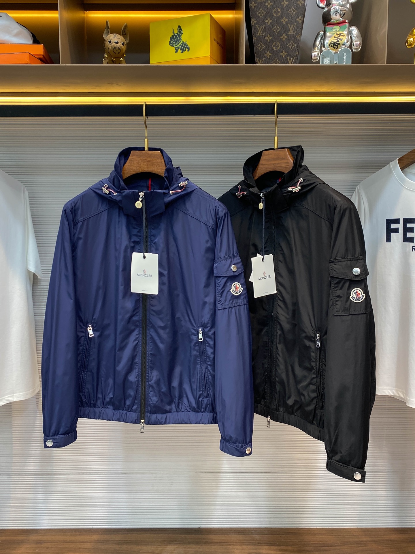 NO:124203,.The masked MOC25SS early spring new lightweight technology fiber blended hooded jacket, men's sleeves, felt badges, pocket casual zipper windproof jacket jacket!  Trading companies have sparse channels and are on sale on the leading official website!  The new windproof jacket of Farming Home is launched. When you wear it, it seems to become a fashion pioneer in the city. Whether it is daily travel or outdoor adventure, it can show my unique taste and style!  The jacket uses a customized technology fiber blended woven fabric for customer supply. This fabric is light and thin but extremely tough. It not only has excellent wind resistance, but also has light waterproof functions, allowing me to stay comfortable and dry in all weather conditions!  The jacket is unique ingenious, especially the felt badge pocket decoration on the sleeves, which not only enhances the overall sense of layering, but also highlights the unique charm of the brand, making people recognize its extraordinary origin at a glance!  Speaking of details, the custom-made brand engraved hardware zippers of this jacket are even more amazing!  Every link of the zipper has been carefully polished, not only smooth and easy to pull, but also reflects the brand's pursuit of quality in the subtleties!  The removable hooded stand collar design can be easily dealt with in different environments!  Whether it is sunny or stormy, just a buckle can provide me with all-round protection with just a slight pull!  The windproof beam design on the cuffs and hem gives me the ultimate windproof performance, allowing me to maintain my body temperature even in strong winds and avoid being hit by the cold wind!  The style of this windproof jacket is well-tailed, both ergonomic and fashionable. Whether it is matched with casual pants or jeans, it can be easily controlled, versatile and not picky!  Black/blue, two colors into it!  Size M-3XL M size shoulder width 45cm-bust 112cm-length 67cm-sleeve length 62cm L size shoulder width 46cm-bust 116cm-length 69cm-sleeve length 63cm XL size shoulder width 47cm-bust 120cm-length 71cm-sleeve length 64cm XXL size shoulder width 48cm-bust 124cm-length 73cm-sleeve length 65cm 3XL size shoulder width 49cm-bust 128cm-length 75cm-sleeve length 66cm Size recommendation (standard version) Height 174-140 catties, try on L size appropriate!  A boy can choose M code within 130 catties, a L code for 130-143 catties, a XL code for 143-156 catties, a XXL code for 156-170 catties, and a 3XL code for 170-186 catties!  ,Moncler,jeans,jackets & coats,jackets & coats,hats,alexander wang19860909.蒙口 MOC25SS早春新款轻薄科技纤维混纺连帽夹克,男士袖臂毛毡徽章口袋休闲拉链防风夹克外套！贸易公司渠道稀出,领先官网发售！法蒙家新款防风夹克上线,穿上它仿佛化身成为都市中的时尚先锋,无论是日常出行还是户外探险,都能展现出我的独特品味与风采！ 该夹克采用了客供定制科技纤维混纺梭织面料,这种面料质地轻薄却异常坚韧,不仅拥有出色的防风性能,还具备轻度的防水功能,让我在各种天气条件下都能保持舒适与干爽！夹克的设计独具匠心,尤其是在袖臂上毛毡徽章口袋装饰,不仅提升了整体的层次感,更彰显了品牌的独特魅力,让人一眼就能认出它的不凡出身！而说到细节,这件夹克的客供定制品牌刻印五金拉链更是让人赞叹不已！拉链的每一个环节都经过精心打磨,不仅顺滑易拉,更在细微之处体现了品牌的品质追求！ 可拆卸式连帽立领设计,在不同环境下都能轻松应对！无论是风和日丽还是风雨交加,只需轻轻一拉,帽兜就能为我提供全方位的防护！而袖口和下摆的防风束口设计,更是将防风性能发挥到了极致,让我即使在大风天气中也能保持体温,不受寒风侵袭！这件防风夹克的版型裁剪得体,既符合人体工学又兼顾时尚感,无论是搭配休闲裤还是牛仔裤,都能轻松驾驭,百搭不挑人！黑色/蓝色,两色入！尺码M-3XL M码肩宽45cm-胸围112cm-衣长67cm-袖长62cm L码肩宽46cm-胸围116cm-衣长69cm-袖长63cm XL码肩宽47cm-胸围120cm-衣长71cm-袖长64cm XXL码肩宽48cm-胸围124cm-衣长73cm-袖长65cm 3XL码肩宽49cm-胸围128cm-衣长75cm-袖长66cm 尺码推荐（标准版型） 身高174-140斤,试穿L码合适！ 男生体重130斤以内选择M码,130-143斤选择L码,143-156斤选择XL码,156-170斤选择XXL码,170-186斤选择3XL码！,,Moncler,jeans,jackets & coats,jackets & coats,hats,alexander wang,Men's clothing