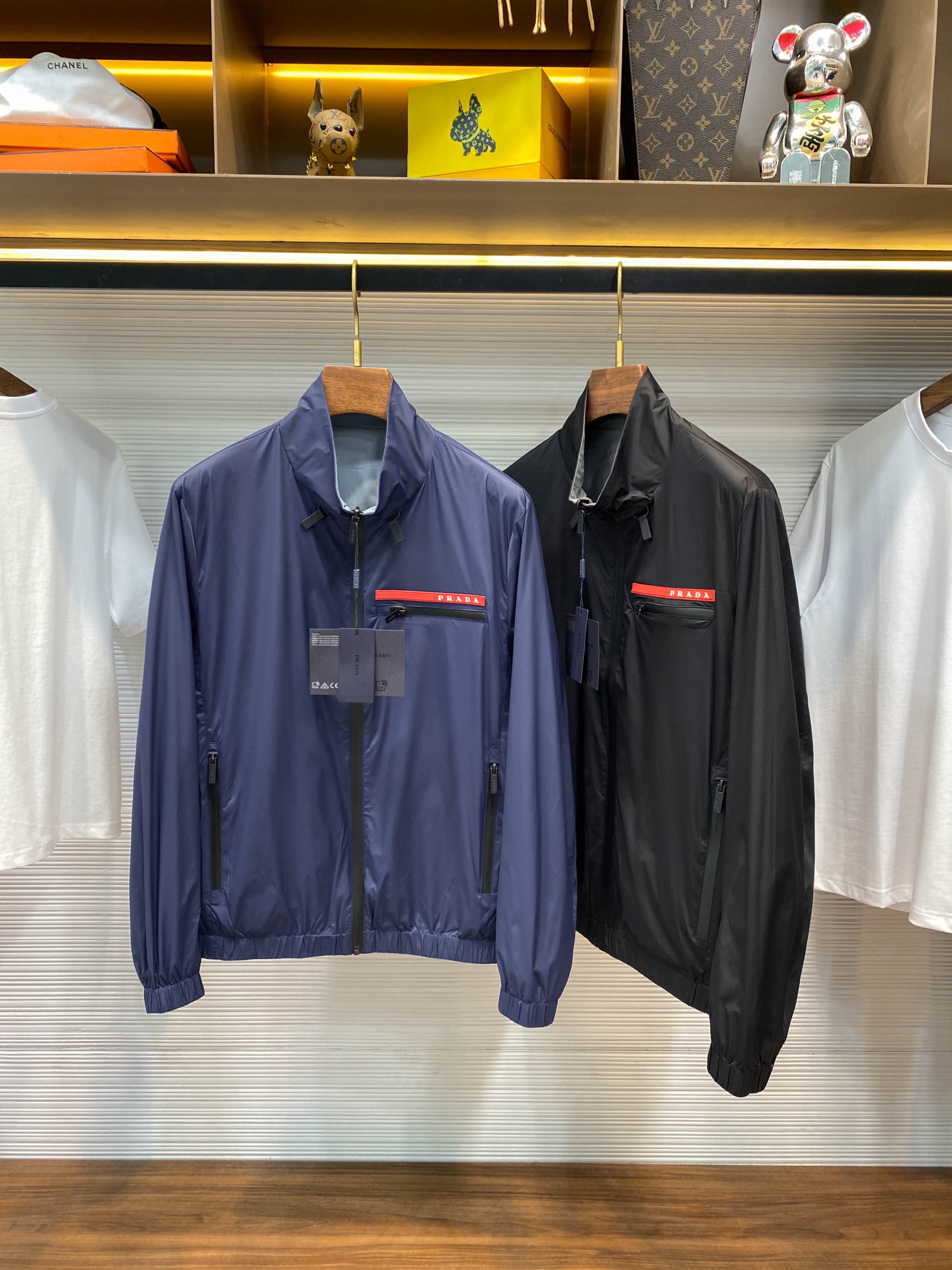 NO:124200,.Prada PRA25SS early spring new technology fiber blended fashion stand collar jacket, men's red rubber nameplate double-sided stand collar jacket jacket!  Trading companies have sparse channels and are on sale on the leading official website!  P Family's new double-sided jacket has become a model work that emphasizes both fashion and function with its unique design concept and excellent performance!  The fabric is made of customized technology fiber blended woven fabrics, which are a brand new dustproof fabric. They are not only delicate in the touch, but also wear-resistant and wrinkle-resistant, but also have the characteristics of light waterproofness. Whether it is the drizzling spring day or the occasional autumn rain, they can easily deal with it and keep the wearer dry and comfortable!  The most eye-catching thing is its new double-sided wear design. On one side is a calm and restrained dark color system, and on the other side is a lively and bright color system. The different color designs on both sides allow the wearer to easily switch styles in different occasions, making it easier to match diverse styles!  This design not only saves wardrobe space, but also highlights the wearer's personality and taste!  The classic red rubber nameplate and metal triangle badge embellished on the jacket are symbols of the brand's high luxury identity!  They not only add a bit of retro and fashionable atmosphere to the jacket, but also allow the wearer to show extraordinary taste and style in the details!  The customized fully pressed glue zipper closure not only smoothly but also ensures the sealing of the jacket and effectively blocks the invasion of the cold wind!  The fashionable stand-up collar design not only conforms to the current trend, but also can well modify the neck lines and show the wearer's mental outlook!  Paired with the windproof jacket, the lines are smooth and tailored, which not only retains the cleverness of the jacket, but also has comfort and freedom of movement. It is not limited by age. It can be easily controlled by young people or mature people!  Black/Ruo Blue, two colors into it!  Size M-3XL M size shoulder width 45cm-bust 112cm-length 67cm-sleeve length 62cm L size shoulder width 46cm-bust 116cm-length 69cm-sleeve length 63cm XL size shoulder width 47cm-bust 120cm-length 71cm-sleeve length 64cm XXL size shoulder width 48cm-bust 124cm-length 73cm-sleeve length 65cm 3XL size shoulder width 49cm-bust 128cm-length 75cm-sleeve length 66cm Size recommendation (standard version) Height 174-140 catties, try on L size appropriate!  A boy can choose M code within 130 catties, a L code for 130-143 catties, a XL code for 143-156 catties, a XXL code for 156-170 catties, and a 3XL code for 170-186 catties!  ,,prada,prada,jackets & coats,jackets & coats,alexander wang19860909.普拉达 PRA25SS早春新款科技纤维混纺时尚立领夹克,男士红色橡胶铭牌双面穿立领夹克外套！贸易公司渠道稀出,领先官网发售！P家全新双面穿夹克,以其独特的设计理念与卓越的性能,成为了时尚与功能并重的典范之作！ 面料上采用了客供定制的科技纤维混纺梭织面料,这是一种全新的防尘面料,不仅触感细腻,耐磨抗皱,更拥有轻度防水的特性,无论是细雨蒙蒙的春日,还是偶尔遭遇的秋雨绵绵,都能轻松应对,保持穿着者的干爽舒适！其最引人注目的莫过于其全新的双面穿设计,一面是沉稳内敛的深色系,另一面则是活泼鲜明的亮色系,两面的不同颜色设计,让穿着者在不同场合下都能轻松切换风格,更易搭配出多样化的造型！这样的设计不仅节省了衣橱空间,更彰显了穿着者的个性与品味！ 夹克上点缀的经典红色橡胶铭牌和金属三角标徽章,是品牌高奢身份的象征！它们不仅为夹克增添了几分复古与时尚的气息,更让穿着者在细节中彰显出不凡的品味与格调！客供定制的全压胶拉链门襟,不仅拉合顺畅,更确保了夹克的密封性,有效阻挡寒风侵袭！时尚立领设计,既符合当下流行趋势,又能很好地修饰颈部线条,展现出穿着者的精神面貌！搭配防风夹克版型裁剪,线条流畅、剪裁合体,既保留了夹克的挺括感,又不失舒适与活动自由度,不受年龄的限制,无论是年轻人还是成熟人士,都能轻松驾驭！黑色/宝蓝,两色入！尺码M-3XL M码肩宽45cm-胸围112cm-衣长67cm-袖长62cm L码肩宽46cm-胸围116cm-衣长69cm-袖长63cm XL码肩宽47cm-胸围120cm-衣长71cm-袖长64cm XXL码肩宽48cm-胸围124cm-衣长73cm-袖长65cm 3XL码肩宽49cm-胸围128cm-衣长75cm-袖长66cm 尺码推荐（标准版型） 身高174-140斤,试穿L码合适！ 男生体重130斤以内选择M码,130-143斤选择L码,143-156斤选择XL码,156-170斤选择XXL码,170-186斤选择3XL码！,,prada,prada,jackets & coats,jackets & coats,alexander wang,Men's clothing