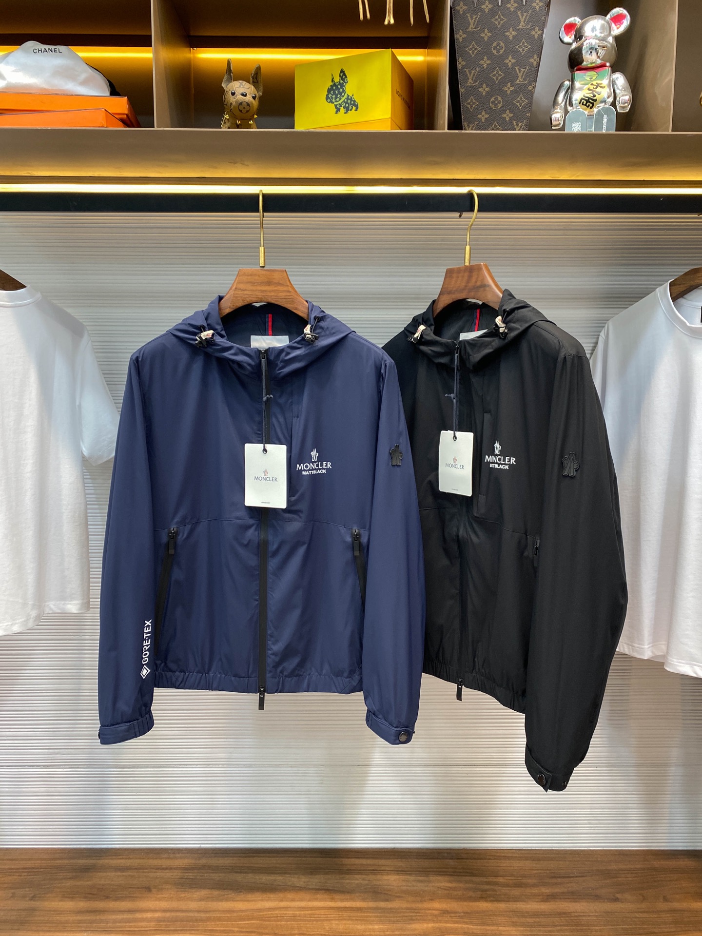 NO:124197,.Covered 25SS early spring new lightweight tech fiber blended hooded jacket, men's cuff letter pattern printed casual zipper windproof jacket jacket!  Trading companies have sparse channels and are on sale on the leading official website!  The new windproof jacket of Farming Home is launched. When you wear it, it seems to become a fashion pioneer in the city. Whether it is daily travel or outdoor adventure, it can show my unique taste and style!  The jacket uses a customized technology fiber blended woven fabric for customer supply. This fabric is light and thin but extremely tough. It not only has excellent wind resistance, but also has light waterproof functions, allowing me to stay comfortable and dry in all weather conditions!  The jacket is unique ingenious, especially the letter pattern printed decoration on the cuffs on the chest, which not only enhances the overall sense of layering, but also highlights the unique charm of the brand, making people recognize its extraordinary origin at a glance!  Speaking of details, the custom-made brand engraved hardware zippers of this jacket are even more amazing!  Every link of the zipper has been carefully polished, not only smooth and easy to pull, but also reflects the brand's pursuit of quality in the subtleties!  The drawstring-style windproof hood design, whether it is sunny or stormy, just a light pull, the hood can provide me with all-round protection!  The windproof beam design on the cuffs and hem gives me the ultimate windproof performance, allowing me to maintain my body temperature even in strong winds and avoid being hit by the cold wind!  The style of this windproof jacket is well-tailed, both ergonomic and fashionable. Whether it is matched with casual pants or jeans, it can be easily controlled, versatile and not picky!  Black/dark blue, two colors into it!  Size M-3XL M size shoulder width 45cm-bust 112cm-length 67cm-sleeve length 62cm L size shoulder width 46cm-bust 116cm-length 69cm-sleeve length 63cm XL size shoulder width 47cm-bust 120cm-length 71cm-sleeve length 64cm XXL size shoulder width 48cm-bust 124cm-length 73cm-sleeve length 65cm 3XL size shoulder width 49cm-bust 128cm-length 75cm-sleeve length 66cm Size recommendation (standard version) Height 174-140 catties, try on L size appropriate!  A boy can choose M code within 130 catties, a L code for 130-143 catties, a XL code for 143-156 catties, a XXL code for 156-170 catties, and a 3XL code for 170-186 catties!  ,Moncler,jeans,jackets & coats,jackets & coats,hats,alexander wang19860909.蒙口 25SS早春新款轻薄科技纤维混纺连帽夹克,男士袖口字母图案印花休闲拉链防风夹克外套！贸易公司渠道稀出,领先官网发售！法蒙家新款防风夹克上线,穿上它仿佛化身成为都市中的时尚先锋,无论是日常出行还是户外探险,都能展现出我的独特品味与风采！ 该夹克采用了客供定制科技纤维混纺梭织面料,这种面料质地轻薄却异常坚韧,不仅拥有出色的防风性能,还具备轻度的防水功能,让我在各种天气条件下都能保持舒适与干爽！夹克的设计独具匠心,尤其是胸前袖口处字母图案印花装饰,不仅提升了整体的层次感,更彰显了品牌的独特魅力,让人一眼就能认出它的不凡出身！而说到细节,这件夹克的客供定制品牌刻印五金拉链更是让人赞叹不已！拉链的每一个环节都经过精心打磨,不仅顺滑易拉,更在细微之处体现了品牌的品质追求！ 抽绳式防风连帽设计,无论是风和日丽还是风雨交加,只需轻轻一拉,帽兜就能为我提供全方位的防护！而袖口和下摆的防风束口设计,更是将防风性能发挥到了极致,让我即使在大风天气中也能保持体温,不受寒风侵袭！这件防风夹克的版型裁剪得体,既符合人体工学又兼顾时尚感,无论是搭配休闲裤还是牛仔裤,都能轻松驾驭,百搭不挑人！黑色/深蓝,两色入！尺码M-3XL M码肩宽45cm-胸围112cm-衣长67cm-袖长62cm L码肩宽46cm-胸围116cm-衣长69cm-袖长63cm XL码肩宽47cm-胸围120cm-衣长71cm-袖长64cm XXL码肩宽48cm-胸围124cm-衣长73cm-袖长65cm 3XL码肩宽49cm-胸围128cm-衣长75cm-袖长66cm 尺码推荐（标准版型） 身高174-140斤,试穿L码合适！ 男生体重130斤以内选择M码,130-143斤选择L码,143-156斤选择XL码,156-170斤选择XXL码,170-186斤选择3XL码！,,Moncler,jeans,jackets & coats,jackets & coats,hats,alexander wang,Men's clothing