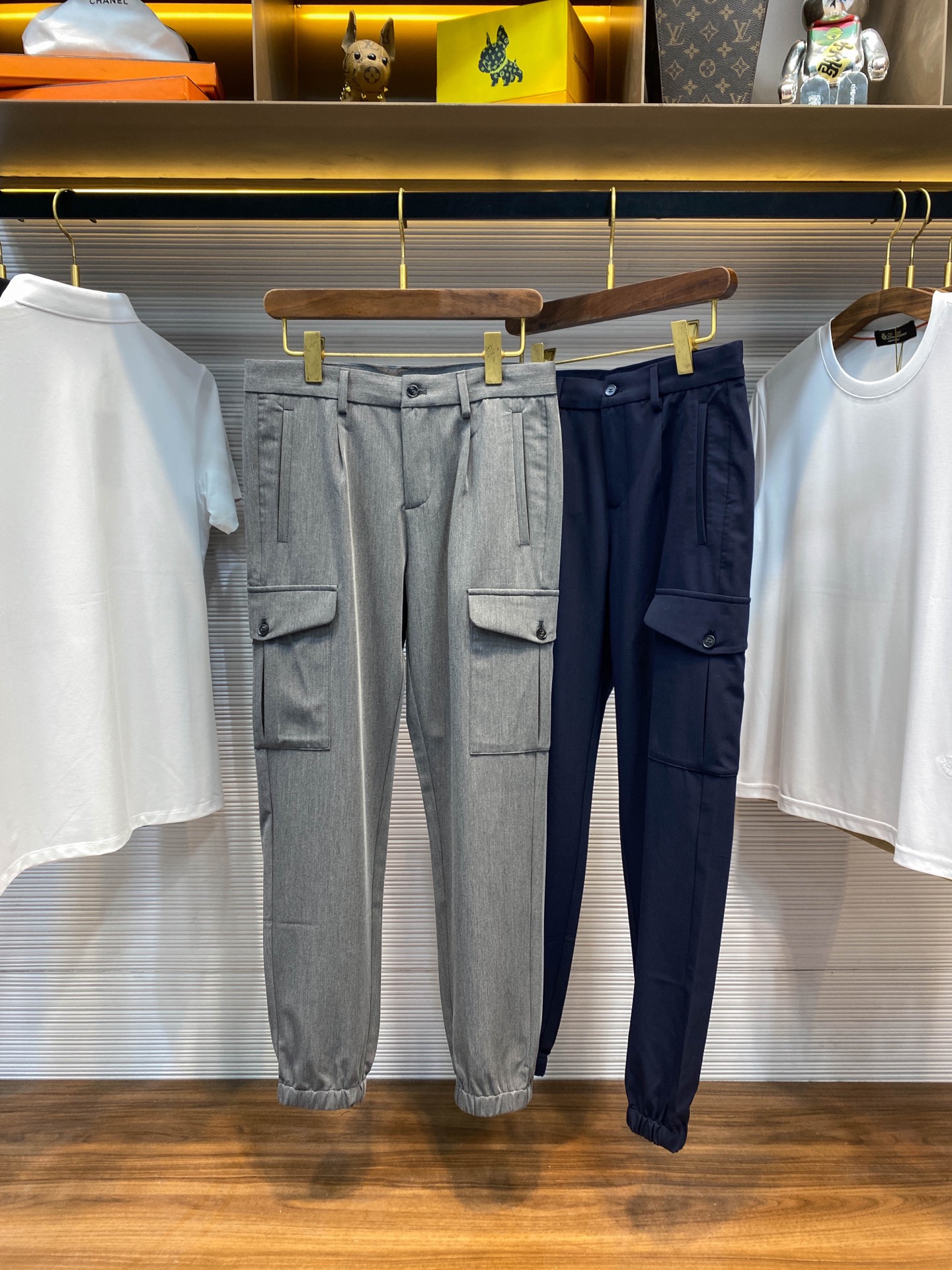 NO:646497,.BC 25SS new spring and summer worsted twill cotton casual trousers, men's three-dimensional flap pockets, fashionable leggings casual trousers!  Trading company channels are rare, leading official website sales!  BC's new ankle-tie casual pants are a trendy item that combines fashion and comfort. Its unique charm is evident from every inch of fabric to every detail!  This trousers is made of custom-made worsted twill, which is not only soft and skin-friendly, bringing all-day comfort, but also has excellent breathability and wear resistance due to its fine textile technology!  The placket is carefully equipped with a YKK metal zipper. This internationally renowned brand has won wide recognition for its excellent quality and smooth operation. The zipper is smooth and easy to pull, and is durable, bringing great convenience to the putting on and taking off process!  The button details engraved with the brand name are the finishing touch. They are scattered on both sides of the placket, which not only enhances the overall fashion sense, but also inadvertently reveals the brand's ingenuity!  Three-dimensional flap pockets are cleverly designed on both sides of the trouser legs. These pockets are not only highly practical and can easily accommodate daily small items such as mobile phones and keys. Their three-dimensional tailoring and flap design add a sense of layering and movement to the pants. Whether you are walking or sitting quietly, you can feel the unique rhythm and beauty they bring!  The most eye-catching thing is the cuff design of the trouser legs. This design is inspired by the perfect combination of sports and fashion. It cleverly tightens the trouser legs, making the leg lines smoother and stronger!  Whether paired with sports shoes or casual shoes, you can easily create a fashionable and stylish look!  The drawstring design not only improves the comfort of wearing it, but also makes the whole person look more energetic and energetic!  Dark gray/navy blue, two colors available!  Size 30-38 (no 35) Size 30 waist 76cm - hip 96cm - front 28cm - thigh 60cm - trouser length 96cm - trouser leg 26cm Size 31 waist 78cm - hip 100cm - front 29cm - thigh 61cm - trouser length 97cm - trouser leg 27cm  Size 32 waist 80cm - hip 104cm - front 29cm - thigh 62cm - trouser length 98cm - trouser leg 28cm Size 33 waist 82cm - hip 108cm - front 30cm - thigh 63cm - trouser length 99cm - trouser leg 29cm  Size 34 waist 84cm - hip 112cm - front 30cm - thigh 64cm - trouser length 100cm - trouser leg 29cm Size 36 waist 86cm - hip 115cm - front 31cm - thigh 66cm - trouser length 101cm - trouser leg 30cm  Size 38, waist circumference 88cm - hip circumference 118cm - front part 31cm - thigh circumference 68cm - trouser length 101cm - trouser leg 30cm Recommended size (standard version) Height 174-140 catties, try on size 32 which is suitable!  For boys weighing less than 130 pounds, choose size 30, between 130 and 138 pounds, choose size 31, between 138 and 146 pounds, choose size 32, between 146 and 154 pounds, choose size 33, between 154 and 162 pounds, choose size 34, between 162 and 172 pounds, choose size 36, and between 172 and 182 pounds, choose size 38!  ..,,sneakers,alexander wang19860909.BC 25SS春夏新款精纺斜纹棉质休闲裤,男士立体翻盖口袋时尚束脚休闲长裤！贸易公司渠道稀出,领先官网发售！BC全新束脚休闲裤,一款集时尚与舒适于一身的潮流单品,其独特魅力从每一寸面料到每一处细节都彰显无遗！ 这款裤装选用了客供定制精纺斜纹棉布,不仅质地柔软亲肤,带来全天候的舒适体验,更因其精细的纺织工艺而拥有了出色的透气性和耐磨性！门襟处精心配备了YKK金属拉链,这一国际知名品牌以其卓越的品质和流畅的操作感赢得了广泛的认可,拉链顺滑易拉,经久耐用,为穿脱过程带来了极大的便利！而刻有品牌字样的纽扣细节,则是点睛之笔,它们错落有致地点缀在门襟两侧,不仅提升了整体的时尚感,更在不经意间透露出了品牌的匠心独运！ 裤腿两侧巧妙地设计了立体翻盖口袋,这些口袋不仅实用性强,能够轻松容纳手机、钥匙等日常小物,更以其立体的剪裁和翻盖的设计,为裤子增添了几分层次感和动感,无论是行走还是静坐,都能感受到它们所带来的独特韵律和美感！最为引人注目的莫过于裤脚的束口设计,这一设计灵感源自运动与时尚的完美结合,它巧妙地收紧了裤脚,使得腿部线条更加流畅、有力！无论是搭配运动鞋还是休闲鞋,都能轻松打造出时尚有型的造型！束口设计不仅提升了穿着的舒适度,更让整个人看起来更加精神抖擞、活力四射！深灰/藏青,两色入！尺码30-38（无35） 30码腰围76cm-臀围96cm-前档28cm-大腿围60cm-裤长96cm-裤脚26cm 31码腰围78cm-臀围100cm-前档29cm-大腿围61cm-裤长97cm-裤脚27cm 32码腰围80cm-臀围104cm-前档29cm-大腿围62cm-裤长98cm-裤脚28cm 33码腰围82cm-臀围108cm-前档30cm-大腿围63cm-裤长99cm-裤脚29cm 34码腰围84cm-臀围112cm-前档30cm-大腿围64cm-裤长100cm-裤脚29cm 36码腰围86cm-臀围115cm-前档31cm-大腿围66cm-裤长101cm-裤脚30cm 38码腰围88cm-臀围118cm-前档31cm-大腿围68cm-裤长101cm-裤脚30cm 尺码推荐（标准版型） 身高174-140斤,试穿32码合适！ 男生体重130斤以内选择30码,130-138斤选择31码,138-146斤选择32码,146-154斤选择33码,154-162斤选择34码,162-172斤选择36码,172-182斤选择38码！..,,sneakers,alexander wang,Men's clothing