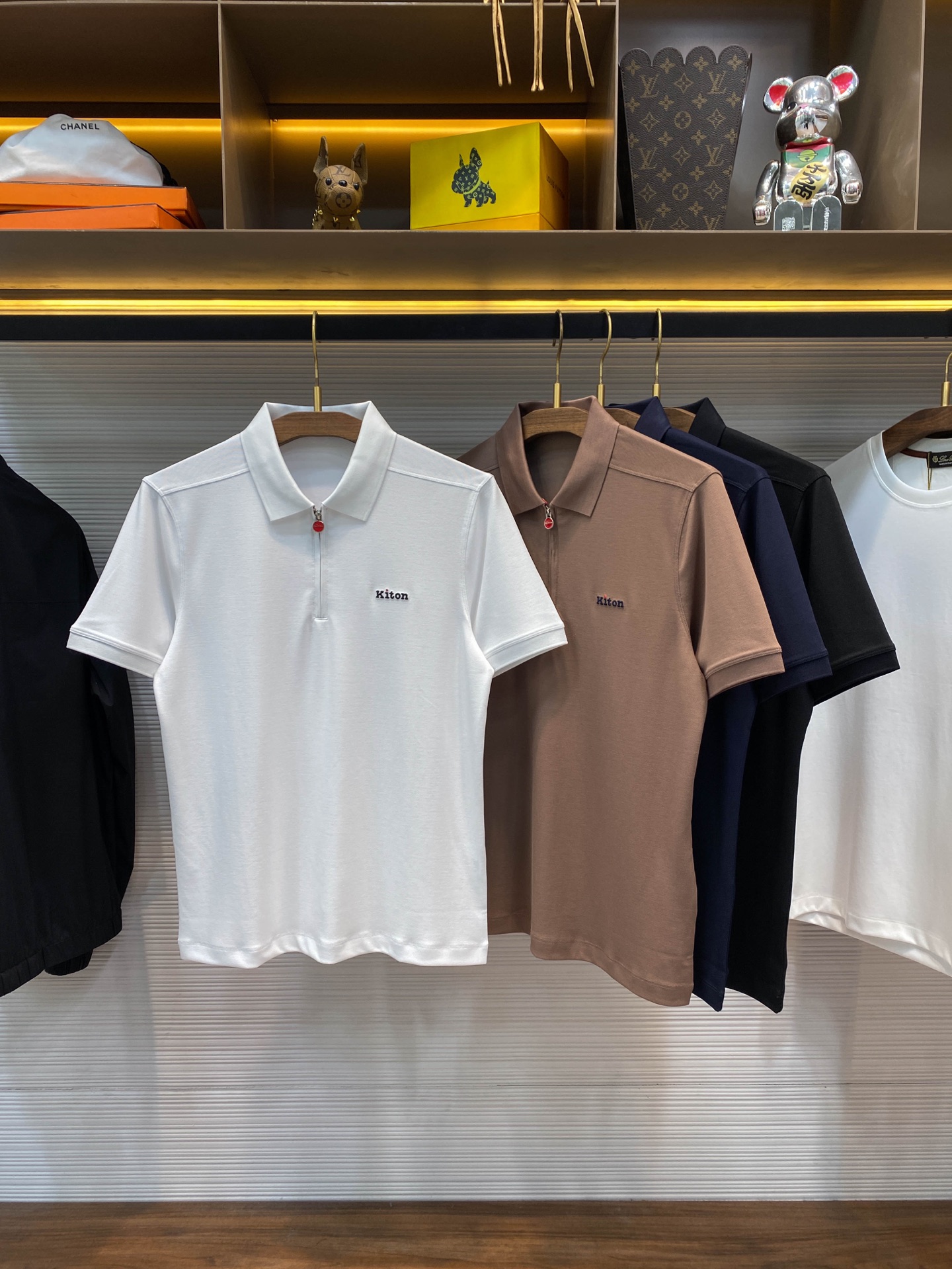 NO:151672,KITON25SS spring and summer new modal cotton-blend lapel short Tee, men's classic red label zipper placket embroidered logo casual short-sleeved Polo shirt!  Trading companies have sparse channels and are on sale on the leading official website!  The Polo shirt that combines fabric comfort, design aesthetics and style cut is undoubtedly an indispensable item in every man who pays attention to quality of life and pursues personal expression!  Its fabric is made of custom-made modal blend material. The unique fabric ratio not only gives the clothes a feathery touch, but also finds a perfect balance between silky and soft!  It has excellent breathable and sweating performance, and can effectively regulate body temperature even in hot summer, keeping the skin dry, so that every gentleman who pursues details can maintain the best condition in any occasion!  The iconic red zippered placket, this bright red color, is like the finishing touch, not only enhances the overall visual impact, but also demonstrates the wearer's extraordinary taste and identity symbol!  The classic embroidered logo on the chest is another highlight of the details that cannot be ignored!  The delicate stitches and precise patterns all show KITON's ultimate pursuit of craftsmanship quality, allowing this Polo shirt to reveal the luxurious aura of high-end customization in simplicity!  In terms of style, we are well aware of the dual needs of modern men for comfort and style, so we adopt basic casual style cutting. It is not too loose and casual, nor is it too tight to restrain the body, just outlining the strong but elegant figure outline of a man!  Whether it is matched with casual pants or formal pants, it can be easily controlled. From daily travel to business negotiations, it can show the wearer's calm and confident style!  Black/white/navy/apricot color, four colors into it!  Size 48-56 Size 48 shoulder width 42cm-bust 98cm-length 67cm Size 50 shoulder width 43cm-bust 102cm-length 68cm Size 52 shoulder width 44cm-bust 106cm-length 70cm Size 54 shoulder width 46cm-bust 110cm-length 72cm Size 56 shoulder width 48cm-bust 114cm-length 74cm Size recommended (standard version) Height 174-140 catties, try on 50 sizes appropriate!  A boy can choose 48 digits within 128 catties, a 50 digit for 128-140 catties, a 52 digit for 140-152 catties, a 54 digit for 152-165 catties, and a 56 digit for 165-178 catties!  ,T-shirt,alexander wang19860909KITON25SS春夏新款莫代尔棉质混纺翻领短Tee,男士经典红标拉链门襟刺绣标识休闲短袖Polo衫！贸易公司渠道稀出,领先官网发售！集面料舒适度、设计美学与版型剪裁于一身的Polo衫,无疑是每一位注重生活品质、追求个性表达的男士衣橱中不可或缺的单品！ 其面料采用客供定制莫代尔混纺材质,独特的面料配比,不仅赋予了衣物轻薄如羽的触感,更在丝滑与软糯之间找到了完美的平衡！拥有卓越的透气排汗性能,即便是炎炎夏日,也能有效调节体温,保持肌肤干爽,让每一位追求细节的绅士在任何场合下都能保持最佳状态！标志性红标拉链门襟,这一抹鲜艳的红色,如同点睛之笔,不仅提升了整体的视觉冲击力,更彰显了穿着者不凡的品味与身份象征！ 胸前经典刺绣标识Logo,则是另一处不可忽视的细节亮点！细腻的针脚,精准的图案,无一不彰显着KITON对工艺品质的极致追求,让这件Polo衫在简约中透露出高级定制的奢华气场！版型方面深谙现代男士对于舒适与风格的双重需求,因此采用了基础休闲版型裁剪,它既不过分宽松显得随意,也不过于紧身束缚身体,恰到好处地勾勒出男士健硕而不失优雅的身材轮廓！无论是搭配休闲裤装还是正装裤,都能轻松驾驭,从日常出行到商务洽谈,都能展现出穿着者从容自信的风采！黑色/白色/藏青/杏色,四色入！尺码48-56 48码肩宽42cm-胸围98cm-衣长67cm 50码肩宽43cm-胸围102cm-衣长68cm 52码肩宽44cm-胸围106cm-衣长70cm 54码肩宽46cm-胸围110cm-衣长72cm 56码肩宽48cm-胸围114cm-衣长74cm 尺码推荐（标准版型） 身高174-140斤,试穿50码合适！ 男生体重128斤以内选择48码,128-140斤选择50码,140-152斤选择52码,152-165斤选择54码,165-178斤选择56码！,,T-shirt,alexander wang,Men's clothing