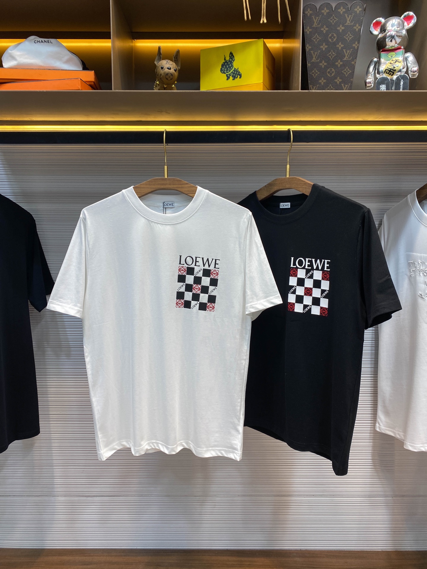 NO:412378,LW25SS spring and summer new jersey cotton round neck short Tee, men and women same checkerboard logo pattern offset casual short-sleeved T-shirt!  Trading companies have sparse channels and are on sale on the leading official website!  When you wear this T-shirt and walk in the streets and alleys, every step exudes confidence and calmness!   This T-shirt is made of custom jersey cotton. This cotton has been carefully selected and processed, which not only ensures comfort and breathability when worn, but also visually presents a low-key and high-end texture!  The classic black and white chessboard pattern on the chest inherits the retro charm and is reinterpreted through modern design techniques, so that it not only retains the original classic elements but also incorporates fashionable new ideas!  In the chessboard intertwined black and white, the brand's classic badge logo decoration is cleverly embellished, which not only highlights the wearer's taste and style, but also fully demonstrates the brand's unique charm!  The basic straight round neck style is adopted in the layout design. This style is simple and elegant, and does not pick on the figure. It can be easily controlled whether it is daily casual or street fashion!  Black/white, two colors into it!  Size S-XXL S S shoulder width 45cm-bust 102cm-length 68cm M S shoulder width 46cm-bust 106cm-length 70cm L S shoulder width 47cm-bust 110cm-length 72cm XL S shoulder width 48cm-bust 114cm-length 74cm XXL S shoulder width 50cm-bust 118cm-length 76cm Size recommended (standard version) Height 174-140 catties, try on M size appropriately!  A boy can choose S code within 130 catties, a M code for 130-143 catties, a L code for 143-156 catties, a XL code for 156-170 catties, and a XXL code for 170-185 catties!  All girls can choose S code!  ,T-shirt,tees,t-shirt,alexander wang19860909LW25SS春夏新款平纹针织棉布圆领短Tee,男女同款棋盘格徽标图案胶印休闲短袖T恤衫！贸易公司渠道稀出,领先官网发售！当穿上这款T恤走在街头巷尾,每一步都散发着自信与从容！  这款T恤采用客供定制平纹针织棉布.这种棉布经过精心挑选与特殊工艺处理,不仅确保了穿着时的舒适度与透气性,更在视觉上呈现出一种低调而高级的质感！胸前经典黑白棋盘格图案传承了复古韵味,再通过现代设计手法进行了重新诠释,使其既保留了原有的经典元素,又融入了时尚的新意！在黑白交织的棋盘格中,巧妙地点缀着品牌的经典徽章Logo装饰,不仅彰显了穿着者的品味与格调,更将品牌的独特魅力展现得淋漓尽致！在版型设计上采用了基础直筒圆领版型,这种版型简洁大方,不挑身材,无论是日常休闲还是街头时尚,都能轻松驾驭！黑色/白色,两色入！尺码S-XXL  S码肩宽45cm-胸围102cm-衣长68cm M码肩宽46cm-胸围106cm-衣长70cm L码肩宽47cm-胸围110cm-衣长72cm XL码肩宽48cm-胸围114cm-衣长74cm XXL码肩宽50cm-胸围118cm-衣长76cm 尺码推荐（标准版型） 身高174-140斤,试穿M码合适！ 男生体重130斤以内选择S码,130-143斤选择M码,143-156斤选择L码,156-170斤选择XL码,170-185斤选择XXL码！ 女生全部选择S码即可！,,T-shirt,tees，t-shirt,alexander wang,Men's clothing