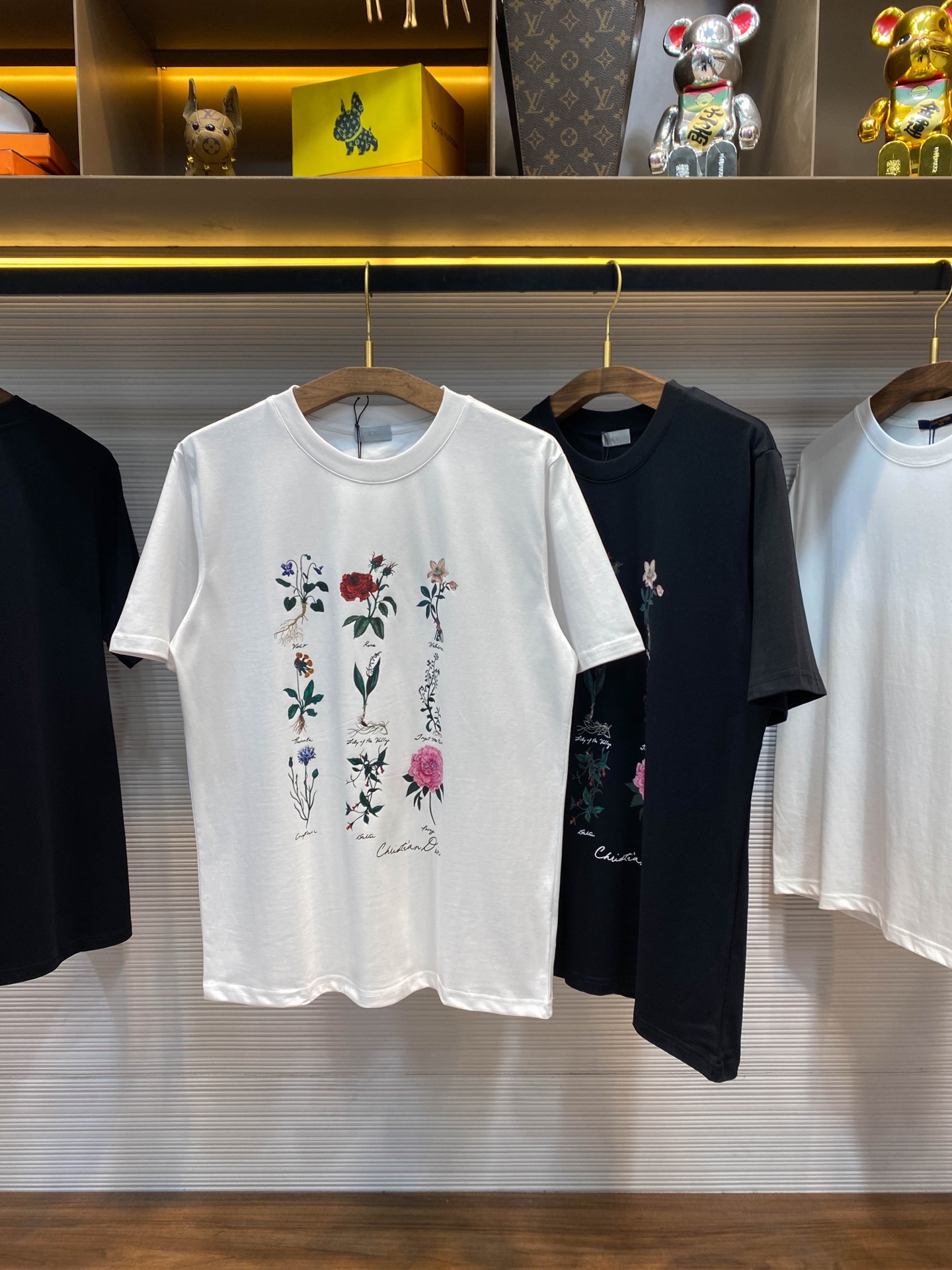 NO:412385,CD25SS spring and summer new jersey cotton round neck short Tee, fashionable flower pattern decorative casual short-sleeved T-shirt!  Trading companies have sparse channels and are released on the official website at the same time!  D Home's new flower and pattern T-shirt, with its unique charm and exquisite craftsmanship, has become a beautiful landscape in the summer wardrobe!  In terms of fabrics, the custom-made jersey cotton cloth is used. It not only has soft and comfortable feel, but also has excellent breathability. It can keep the skin dry and comfortable even in the hot summer!  The most eye-catching thing about the front of the T-shirt is the fashionable flower and grass pattern decoration. The pattern is designed with vitality, as if the vitality and vitality of nature are cleverly integrated into the clothes. Every flower and every leaf are lifelike, and the details show their ingenuity!  Carefully crafted with advanced digital printing technology, this technology can ensure that the pattern is bright in color, distinct in layers, and lasting for a long time. Even after multiple washings, the pattern is still as bright as before!  The loose and casual round neck cut not only conforms to the current popular casual trend, but also can well modify the body shape, showing a casual but stylish temperament!  Black/white, two colors into it!  Size S-XXL S S shoulder width 46cm-bust 102cm-length 66cm M S shoulder width 49cm-bust 108cm-length 68cm L S shoulder width 52cm-bust 114cm-length 70cm XL S shoulder width 55cm-bust 119cm-length 72cm XXL S shoulder width 57cm-bust 124cm-length 74cm Size recommendation (standard version) Height 174-140 catties, try on M size appropriately!  A boy can choose S code within 130 catties, a M code for 130-145 catties, a L code for 145-160 catties, a XL code for 160-175 catties, and a XXL code for 175-190 catties!  ,dior,T-shirt,tees,t-shirt,alexander wang19860909CD25SS春夏新款平纹针织棉布圆领短Tee,男女同款时尚花草图案装饰休闲短袖T恤衫！贸易公司渠道稀出,同步官网发售！D家新款花草图案T恤,以其独特的魅力和精致的工艺,成为了夏日衣橱中的一道亮丽风景线！ 面料方面采用了客供定制的平纹针织棉布,不仅手感柔软舒适,透气性能也十分优越,即便是炎炎夏日也能保持肌肤的干爽与自在！T恤的前幅最为引人注目的便是那时尚的花草图案装饰,图案设计得朝气蓬勃,仿佛将大自然的生机与活力巧妙地融入到了衣物之中,每一朵花、每一片叶都栩栩如生,细节之处尽显匠心独运！采用先进的数码印花技术精心打造,这种技术能够确保图案的色彩鲜艳、层次分明,且经久不衰,即便是经过多次洗涤,图案依然鲜亮如初！宽松休闲的圆领版型裁剪,既符合了当下流行的休闲风潮,又能够很好地修饰身形,展现出一种随性而不失格调的气质！黑色/白色,两色入！尺码S-XXL S码肩宽46cm-胸围102cm-衣长66cm M码肩宽49cm-胸围108cm-衣长68cm L码肩宽52cm-胸围114cm-衣长70cm XL码肩宽55cm-胸围119cm-衣长72cm XXL码肩宽57cm-胸围124cm-衣长74cm 尺码推荐（标准版型） 身高174-140斤,试穿M码合适！ 男生体重130斤以内选择S码,130-145斤选择M码,145-160斤选择L码,160-175斤选择XL码,175-190斤选择XXL码！,,dior,T-shirt,tees，t-shirt,alexander wang,Men's clothing