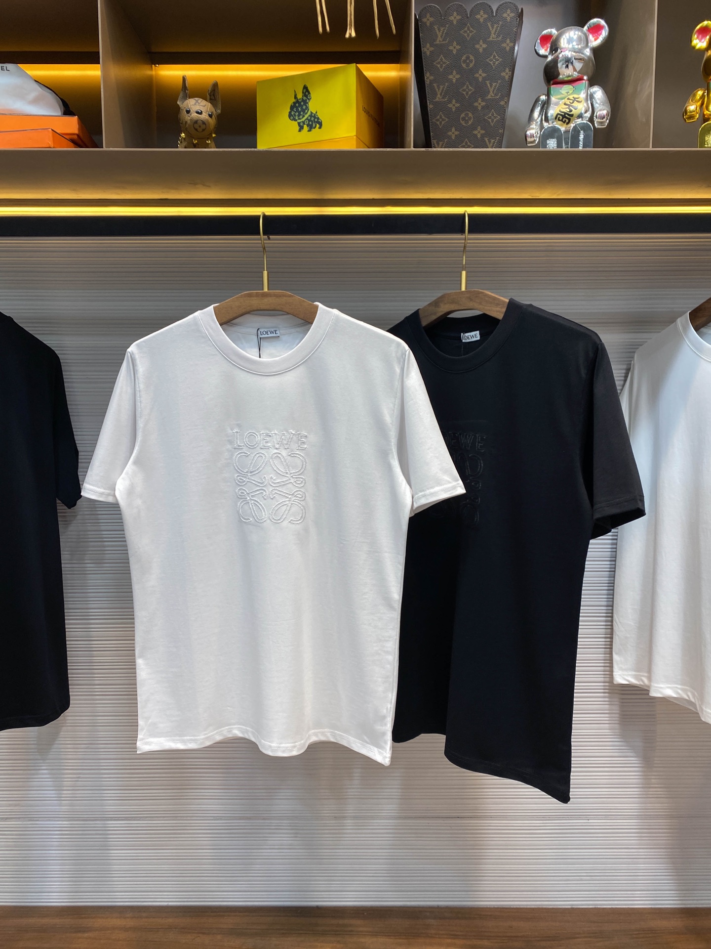 NO:412391,LW25SS spring and summer new jersey cotton round neck short Tee, men and women same three-dimensional rice grain embroidered badge pattern casual short-sleeved T-shirt!  Trading companies have sparse channels and are on sale on the leading official website!  LW's new badge T-shirt, with its unique design and exquisite craftsmanship, has become a bright color in the fashion trend!   In terms of fabrics, custom jersey cotton is used, which not only feels soft and comfortable to touch, but also has excellent breathability. It can keep the skin dry and comfortable even in the hot summer!  The classic badge pattern on the chest is the finishing touch of the whole T-shirt. It is not simply printed on the fabric, but is made of imported embroidery threads of the same color and is carefully embroidered through three-dimensional rice grain embroidery technology. This embroidery method makes the badge pattern clear and three-dimensional, as if there is really an exquisite badge embedded in the chest, highlighting the wearer's unique taste and personality!  The loose and casual round neck style design can not only show the wearer's neck lines without feeling restrained!  At the same time, this style design does not pick on the figure or gender. Whether it is a petite girl or a tall and strong boy, you can easily control it and wear it in your own style!  Black/white, two colors into it!  Size S-XXL S S shoulder width 45cm-bust 102cm-length 68cm M S shoulder width 46cm-bust 106cm-length 70cm L S shoulder width 47cm-bust 110cm-length 72cm XL S shoulder width 48cm-bust 114cm-length 74cm XXL S shoulder width 50cm-bust 118cm-length 76cm Size recommended (standard version) Height 174-140 catties, try on M size appropriately!  A boy can choose S code within 130 catties, a M code for 130-143 catties, a L code for 143-156 catties, a XL code for 156-170 catties, and a XXL code for 170-185 catties!  All girls can choose S code!  ,T-shirt,tees,t-shirt,alexander wang19860909LW25SS春夏新款平纹针织棉布圆领短Tee,男女同款立体米粒绣徽章图案休闲短袖T恤衫！贸易公司渠道稀出,领先官网发售！LW新款徽章T恤,以其独特的设计和精湛的工艺,成为了时尚潮流中的一抹亮色！  面料方面采用了客供定制平纹针织棉布,不仅触感柔软舒适,透气性也极佳,即使在炎炎夏日也能保持肌肤的干爽与自在！胸前经典的徽章图案,是整件T恤的点睛之笔,它并非简单地印制在面料上,而是采用了同色系的进口绣线,通过立体米粒绣技术精心绣制而成,这种绣法使得徽章图案层次分明,立体感十足,仿佛真的有一枚精致的徽章镶嵌在胸前,彰显着佩戴者的独特品味与个性！宽松休闲的圆领版型设计,既能够展现出穿着者的颈部线条,又不会感到束缚！同时这种版型设计不挑身材和性别,无论是娇小玲珑的女生,还是高大健硕的男生,都能轻松驾驭,穿出自己的风格！黑色/白色,两色入！尺码S-XXL S码肩宽45cm-胸围102cm-衣长68cm M码肩宽46cm-胸围106cm-衣长70cm L码肩宽47cm-胸围110cm-衣长72cm XL码肩宽48cm-胸围114cm-衣长74cm XXL码肩宽50cm-胸围118cm-衣长76cm 尺码推荐（标准版型） 身高174-140斤,试穿M码合适！ 男生体重130斤以内选择S码,130-143斤选择M码,143-156斤选择L码,156-170斤选择XL码,170-185斤选择XXL码！ 女生全部选择S码即可！,,T-shirt,tees，t-shirt,alexander wang,Men's clothing