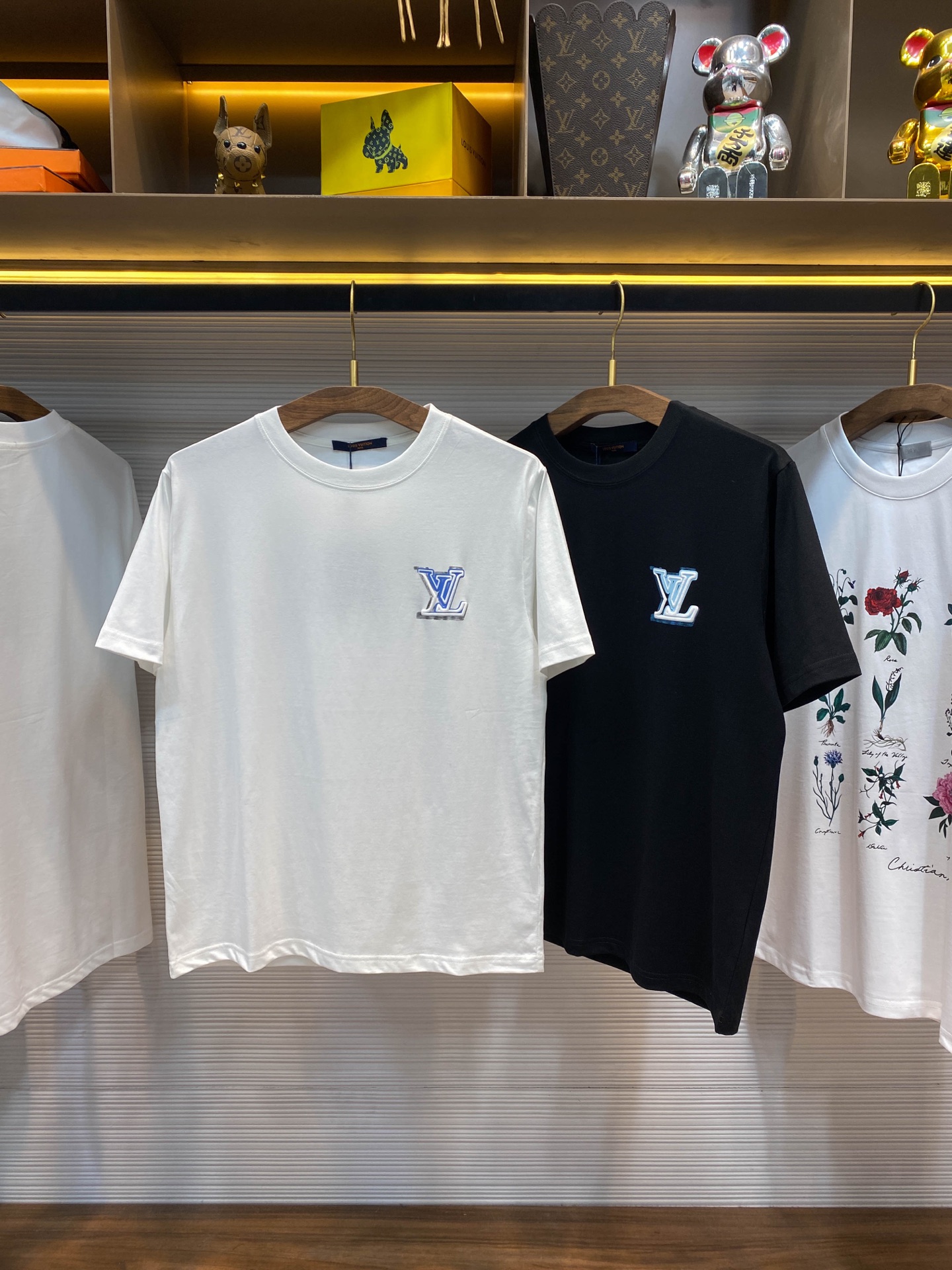 NO:412362,1V25SS spring and summer new jersey cotton round neck short Tee, men and women same blue and white foam graffiti logo casual short-sleeved T-shirt!  Trading companies have sparse channels and are on sale on the leading official website!  V Family's new show is short Tee. Wear it, you feel like you have an invitation to the fashion hall!  The short Tee uses customized jersey cotton cloth for customer supply. It not only has soft and comfortable texture, but also has excellent breathability, but also gives people an indescribable sense of high-end in touch!  The chest and back are cleverly integrated with the brand's classic logo with exquisite three-dimensional foam printing technology and interpreted in blue and white graffiti style. This design not only retains the classic charm of the brand, but also incorporates modern fashion elements on this basis, making the whole T-shirt look both retro and avant-garde!  The flipped label at the back collar is a symbol of identity!  The basic straight round neck style design is not only simple and elegant, but also can well modify the body shape. Whether it is matched with jeans or casual pants, it can be easily controlled and shows different fashion styles!  Black/white, two colors into it!  Size S-XXL S S shoulder width 46cm-bust 104cm-length 66cm M S shoulder width 49cm-bust 110cm-length 68cm L S shoulder width 52cm-bust 116cm-length 70cm XL S shoulder width 55cm-bust 121cm-length 72cm XXL S shoulder width 57cm-bust 126cm-length 74cm Size recommendation (standard version) Height 174-140 catties, try on M size appropriately!  A boy can choose S code within 130 catties, a M code for 130-145 catties, a L code for 145-160 catties, a XL code for 160-175 catties, and a XXL code for 175-190 catties!  , jeans,T-shirt,tees,t-shirt,alexander wang198609091V25SS春夏新款平纹针织棉布圆领短Tee,男女同款蓝白色发泡涂鸦标识休闲短袖T恤衫！贸易公司渠道稀出,领先官网发售！V家全新秀场短Tee奉献,穿上它,你仿佛就拥有了一张通往时尚殿堂的邀请函！ 该短Tee采用客供定制平纹针织棉布,不仅质地柔软舒适,透气性极佳,更在触感上带给人一种难以言喻的高级感！胸前与后幅以精湛的立体发泡印花技术,巧妙地融入了品牌经典标识,并以蓝白色涂鸦风格进行演绎,这种设计不仅保留了品牌的经典韵味,更在此基础上融入了现代时尚元素,使得整件T恤看起来既复古又不失前卫感！后领处的翻转标签,更是身份的象征！基础直筒圆领版型设计,这种设计不仅简约大方,更能够很好地修饰身形,无论是搭配牛仔裤还是休闲裤,都能轻松驾驭,展现出不同的时尚风格！黑色/白色,两色入！尺码S-XXL S码肩宽46cm-胸围104cm-衣长66cm M码肩宽49cm-胸围110cm-衣长68cm L码肩宽52cm-胸围116cm-衣长70cm XL码肩宽55cm-胸围121cm-衣长72cm XXL码肩宽57cm-胸围126cm-衣长74cm 尺码推荐（标准版型） 身高174-140斤,试穿M码合适！ 男生体重130斤以内选择S码,130-145斤选择M码,145-160斤选择L码,160-175斤选择XL码,175-190斤选择XXL码！,,jeans,T-shirt,tees，t-shirt,alexander wang,Men's clothing