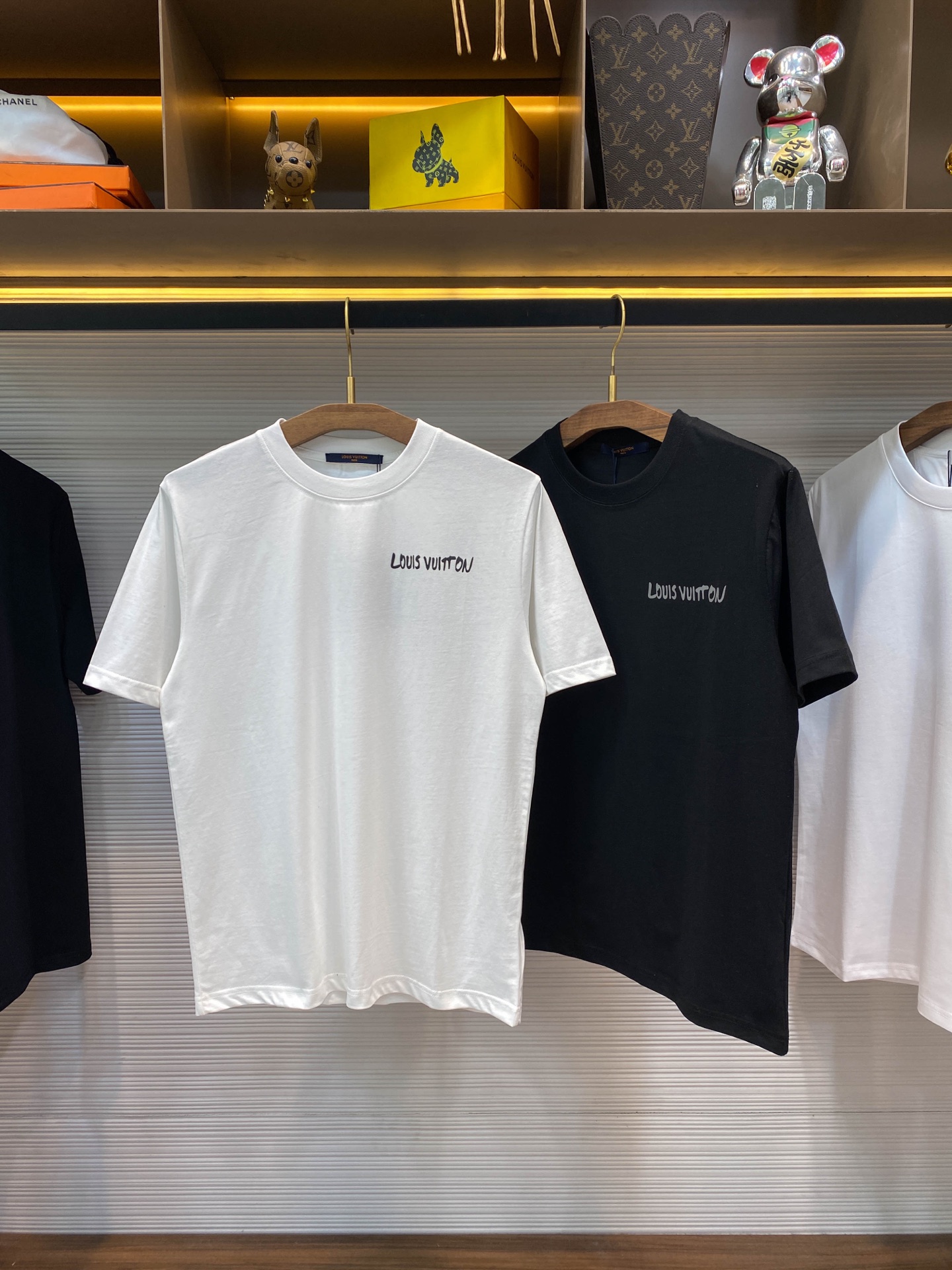 NO:412359,1V25SS spring and summer new jersey cotton round neck short Tee, men and women's same reflective graffiti logo loose casual short-sleeved T-shirt!  Trading companies have sparse channels and are on sale on the leading official website!  V Home's new T-shirt has become a shining pearl in the fashion industry with its excellent fabrics, unique designs and exquisite craftsmanship!  This T-shirt is made of custom-made jersey cotton, which not only feels soft and comfortable, but also performs excellently in breathability and hygroscopicity, ensuring that the wearer can enjoy refreshing and freedom even in the hot summer!  The letter logo on the front and back of the body is decorated with graffiti patterns. White is made of environmentally friendly paste printing technology, while black is made of special reflective materials, which looks particularly dazzling and fashionable under light!  The casual and loose round neck style can well modify the body. Whether it is matched with jeans or casual pants, you can easily control various occasions and show your unique fashion charm!  Black/white, two colors into it!  Size S-XXL White Size S S shoulder width 45cm-bust 102cm-length 68cm M Size Shoulder width 46cm-bust 106cm-length 70cm L S shoulder width 47cm-bust 110cm-length 72cm XL S shoulder width 48cm-bust 114cm-length 74cm XXL S shoulder width 50cm-bust 118cm-length 76cm Black Size S shoulder width 46cm-bust 102cm-length 66cm M Size Shoulder width 49cm-bust 108cm-length 68cm L S shoulder width 52cm-bust 114cm-length 70cm XL S shoulder width 55cm-bust 119cm-length 72cm  XXL size shoulder width 57cm - bust 124cm - length 74cm Size recommended (standard version) Height 174-140 catties, it is suitable to try on size M!  A boy can choose S code within 130 catties, a M code for 130-143 catties, a L code for 143-156 catties, a XL code for 156-170 catties, and a XXL code for 170-185 catties!  All girls can choose S code!  , jeans,T-shirt,tees,t-shirt,alexander wang198609091V25SS春夏新款平纹针织棉布圆领短Tee,男女同款反光涂鸦标识宽松休闲短袖T恤衫！贸易公司渠道稀出,领先官网发售！V家新款T恤以其卓越的面料、独特的设计以及精湛的工艺,成为了时尚界的一颗璀璨明珠！ 这款T恤衫采用客供定制平纹针织棉布,不仅触感柔软舒适,更在透气性与吸湿性上表现出色,确保了穿着者即使在炎炎夏日也能享受到清爽与自在！衣身前后幅字母标识涂鸦图案装饰,白色由环保胶浆印花技术,而黑色则采用特殊反光材质打造,再光线下显得格外耀眼时髦！休闲宽松的圆领版型,能够很好地修饰身形,无论是搭配牛仔裤还是休闲裤,都能轻松驾驭各种场合,展现出独特的时尚魅力！黑色/白色,两色入！尺码S-XXL 白色尺寸 S码肩宽45cm-胸围102cm-衣长68cm M码肩宽46cm-胸围106cm-衣长70cm L码肩宽47cm-胸围110cm-衣长72cm XL码肩宽48cm-胸围114cm-衣长74cm XXL码肩宽50cm-胸围118cm-衣长76cm 黑色尺寸 S码肩宽46cm-胸围102cm-衣长66cm M码肩宽49cm-胸围108cm-衣长68cm L码肩宽52cm-胸围114cm-衣长70cm XL码肩宽55cm-胸围119cm-衣长72cm XXL码肩宽57cm-胸围124cm-衣长74cm 尺码推荐（标准版型） 身高174-140斤,试穿M码合适！ 男生体重130斤以内选择S码,130-143斤选择M码,143-156斤选择L码,156-170斤选择XL码,170-185斤选择XXL码！ 女生全部选择S码即可！,,jeans,T-shirt,tees，t-shirt,alexander wang,Men's clothing