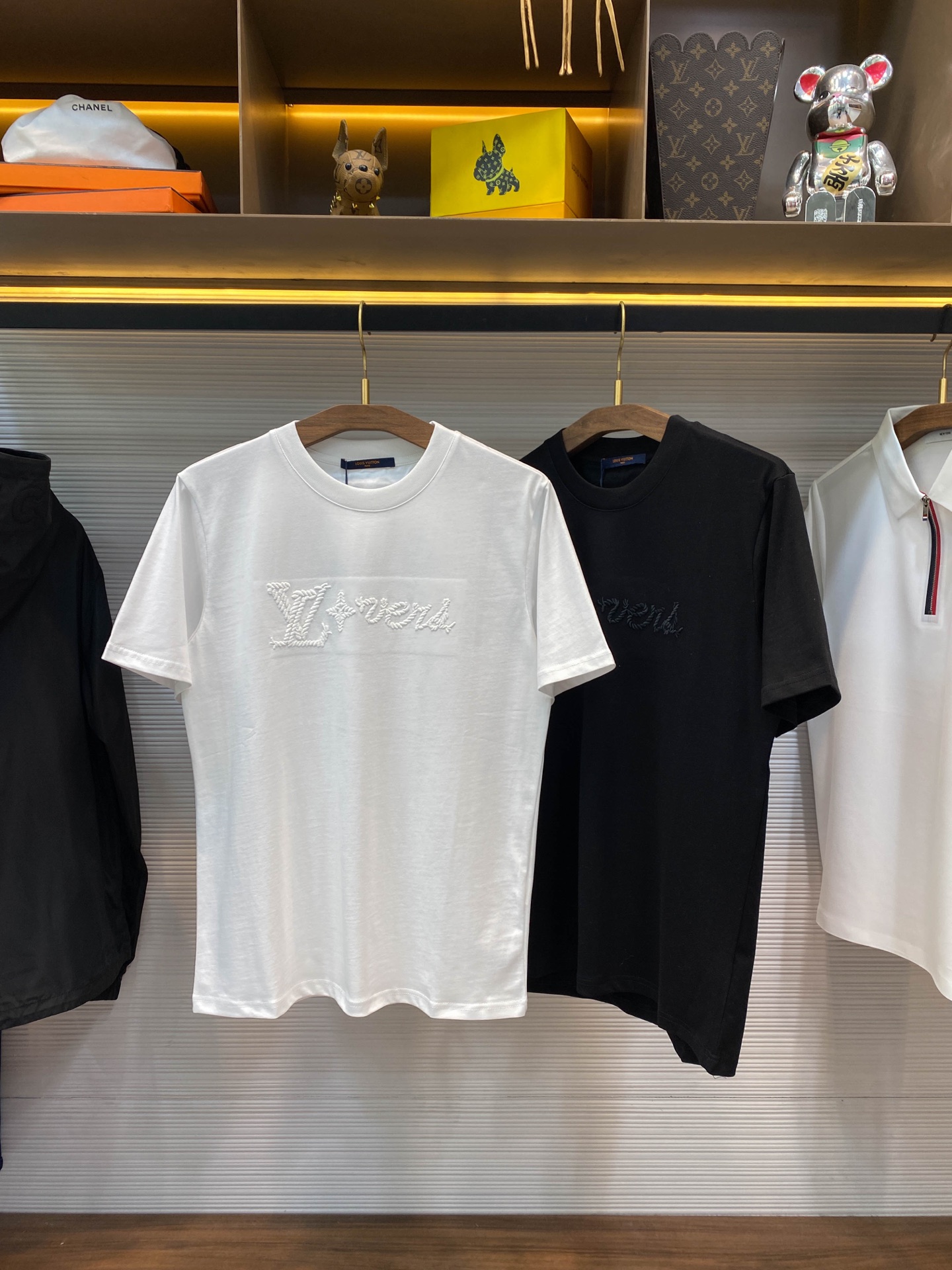 NO:412345,1V25SS early spring new jersey cotton basic round neck short Tee, men and women same three-dimensional rice-grain embroidered logo loose casual short-sleeved T-shirt!  Trading companies have sparse channels and are on sale on the leading official website!  The basic solid color short Tee that has been launched in 25 years is simple and easy to wear but not picky. It is very handsome whether you wear it alone or in the inner wear!  This T-shirt is made of custom jersey cotton. The fabric feels soft and warm, and the skin-friendly and breathable close-fitting touch will definitely make you spend the year comfortably and worry-free, without being stuffy and not greasy. The excellent texture instantly kills all Low products on the market!  The iconic three-dimensional logo embroidery on the chest of the clothes is carefully embroidered by an imported embroidery machine with a unique rice grain embroidery process. The embroidery thread is densely shiny and very textured!  The classic mirror flipped nameplate label patch on the back collar reveals the brand’s high-end identity!  The loose-fitting style is not picky about the figure and is not subject to any age restrictions. It is highly recommended to take away both colors together!  Black/white, two colors into it!  Size S-XXL S S shoulder width 45cm-bust 102cm-length 68cm M S shoulder width 46cm-bust 106cm-length 70cm L S shoulder width 47cm-bust 110cm-length 72cm XL S shoulder width 48cm-bust 114cm-length 74cm XXL S shoulder width 50cm-bust 118cm-length 76cm Size recommended (standard version) Height 174-140 catties, try on M size appropriately!  A boy can choose S code within 130 catties, a M code for 130-143 catties, a L code for 143-156 catties, a XL code for 156-170 catties, and a XXL code for 170-185 catties!  All girls can choose S code!  ,T-shirt,tees,t-shirt,alexander wang198609091V25SS早春新款平纹针织棉布基础圆领短Tee,男女同款立体米粒绣标识宽松休闲短袖T恤衫！贸易公司渠道稀出,领先官网发售！25年全新上线的基础纯色短Tee,简约好穿不挑人,无论单穿或是内搭都非常帅气！ 这款T恤甄选客供定制平纹针织棉布材质制成,面料手感柔软温润,亲肤透气的贴身触感,绝对可以让你舒爽无忧的度过一年四季,不闷热不腻身,出色的质感秒杀市面所有Low货版本！衣身胸前标志性顺色立体标识刺绣,采用进口刺绣机由独特的米粒绣工艺精心绣制,绣线光泽密实、且非常的富有质感！后领处经典的镜像翻转铭牌标签贴布,则是将品牌高奢身份展露无遗！基础宽松的版型剪裁,不挑身材更是不受任何年龄的限制,强烈推荐两色一起带走！黑色/白色,两色入！尺码S-XXL S码肩宽45cm-胸围102cm-衣长68cm M码肩宽46cm-胸围106cm-衣长70cm L码肩宽47cm-胸围110cm-衣长72cm XL码肩宽48cm-胸围114cm-衣长74cm XXL码肩宽50cm-胸围118cm-衣长76cm 尺码推荐（标准版型） 身高174-140斤,试穿M码合适！ 男生体重130斤以内选择S码,130-143斤选择M码,143-156斤选择L码,156-170斤选择XL码,170-185斤选择XXL码！ 女生全部选择S码即可！,,T-shirt,tees，t-shirt,alexander wang,Men's clothing