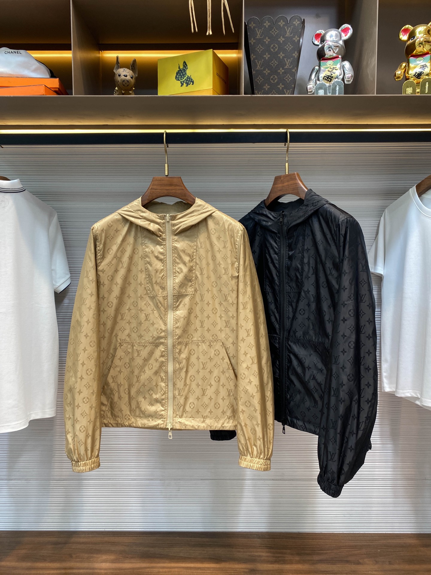 NO:135855,.LV 25SS early spring new classic presbyterian dark pattern jacquard nylon waterproof jacket, same metal pin decoration for men and women, detachable signage double-sided zippered hooded jacket jacket!  Trading companies have sparse channels, and 22715RMB is sold on the official website at the same time!  As a must-have signboard type every season, jackets are enough to prove their super popularity and status. Whether it is street photography in fashion week or major brand shows, they are full of popularity. They have unique charm in styling and excellent equipment that can span multiple seasons!  This double-sided windbreaker jacket is made of technically imported nylon material. The fabric has good windproof and waterproof characteristics, and the feel is smooth and delicate. It also has superior breathable comfort. The upper body is light and natural and has no weight bearing feeling!  The body is designed in solid colors, and the pockets are decorated with classic Staples Edition tags and detachable metal pins on the chest. The design is inspired by office stationery and is also one of the latest series of the season, which is very distinctive!  On the other side, it uses a full picture of iconic jacquard decoration, and a classic Mono**m pattern full of luxury, perfectly demonstrating its status and class, exuding an insurmountable luxury aura!  Casual and loose silhouette windbreaker-style three-dimensional splicing and cutting, non-removable hood, two-way closure of the placket and hem drawstring, and paired with a double-sided combination design, allowing you to switch between restraint, steady and fashionable and handsome, both business and casual, and easily control all body shapes and genders!  Black/khaki, two colors into it!  Size M-3XL M size shoulder width 45cm-bust 112cm-length 67cm-sleeve length 66cm L size shoulder width 46cm-bust 116cm-length 69cm-sleeve length 67cm XL size shoulder width 47cm-bust 120cm-length 71cm-sleeve length 68cm XXL size shoulder width 48cm-bust 124cm-length 73cm-sleeve length 69cm 3XL size shoulder width 49cm-bust 128cm-length 75cm-sleeve length 70cm Size recommendation (standard version) Height 174-jin, try on L size appropriate!  Boys choose M code within kilograms, -143 kilograms choose L code, 143-156 kilograms choose XL code, 156-170 kilograms choose XXL code, 170-186 kilograms choose 3XL code!  manolo blahnik louis vuitton jackets & coats,jackets & coats,hats,alexander wang19860909.LV 25SS早春新款经典老花暗纹提花尼龙防水夹克,男女同款金属别针装饰可拆卸标牌双面穿拉链连帽夹克外套！贸易公司渠道稀出,同步官网发售22715RMB！夹克作为每季必入的招牌类型,足以印证其超强的人气和地位,无论时装周街拍还是各大品牌秀场都自带热度,在造型方面有着独一无二的魅力,可以横跨多个季节的优良装备！ 这款双面穿风衣夹克以技术性客供进口尼龙材质打造,面料具有良好的防风防水特性,手感爽滑细腻,同时兼备优越的着穿透气舒适性,上身轻便自然毫无负重感可言！衣身一面为纯色设计,并以口袋饰以经典Staples Edition吊牌和在胸前点缀可拆卸金属别针作为装饰,其设计灵感来源于办公室文具,也是当季最新的系列之一,非常具有特色感！而另一面则采用满幅标志性提花装饰,奢华感满满的经典Mono**m图案,完美彰显出它的身份地位与档次感,散发着不可逾越的高奢气场！休闲宽松的廓形风衣式立体拼接裁剪,不可拆卸连帽、门襟双向闭合和下摆抽绳束口,再搭配双面穿组合形式的设计,让你在内敛稳重与时髦帅气间随意切换, 商务与休闲兼备,轻松驾驭各种身型与性别！黑色/卡其色,两色入！尺码M-3XL M码肩宽45cm-胸围112cm-衣长67cm-袖长66cm L码肩宽46cm-胸围116cm-衣长69cm-袖长67cm XL码肩宽47cm-胸围120cm-衣长71cm-袖长68cm XXL码肩宽48cm-胸围124cm-衣长73cm-袖长69cm 3XL码肩宽49cm-胸围128cm-衣长75cm-袖长70cm  尺码推荐（标准版型） 身高174-斤,试穿L码合适！ 男生体重斤以内选择M码,-143斤选择L码,143-156斤选择XL码,156-170斤选择XXL码,170-186斤选择3XL码！,,manolo blahnik,louis vuitton,jackets & coats,jackets & coats,hats,alexander wang,Men's clothing