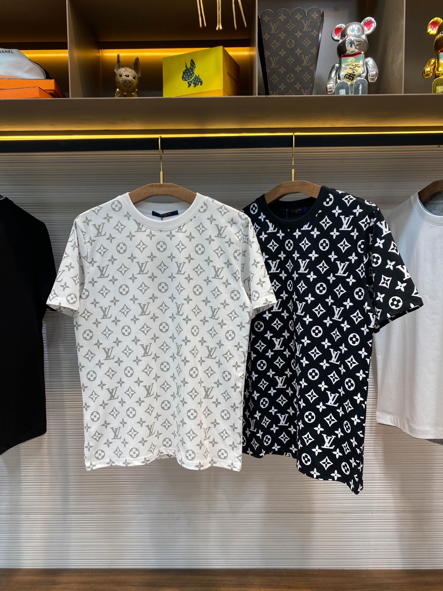 NO:412407,1V25SS spring and summer new jersey cotton round neck short Tee, men and women with the same style as presbyopia pattern decorative casual pullover short-sleeved T-shirt!  Trading companies have sparse channels and are released on the official website at the same time!  When you wear this presbyopia T-shirt, you can not only feel the dignity and elegance from the brand, but also show your fashion taste and personal charm through its unique design and exquisite craftsmanship!  The fabric is made of customized jersey cotton, which not only feels soft and comfortable to touch, but also has good breathability and moisture absorption. Even in the hot summer, it can ensure that the wearer enjoys a refreshing and comfortable wearing experience!  The classic presbyterian pattern is particularly eye-catching. It not only represents the brand's long history and excellent quality, but also has become the favorite of countless fashion lovers with its unique artistic beauty!  In order to present the best visual effect, this T-shirt adopts advanced imported printing technology to ensure that the pattern is firm and the details are clear. Whether you are looking up close or looking at a distance, you can feel the delicateness and exquisiteness!  The back collar is also cleverly designed with mirror flipped labels, which not only demonstrates the brand's ultimate pursuit of details, but also adds a bit of fun and recognition to the entire T-shirt with its unique creativity!  The basic straight round neck design is not only simple and elegant, but also very inclusive. Whether it is matched with casual pants or jeans, it can be easily controlled and shows different fashion styles!  At the same time, the straight cut also ensures the wearer's freedom and comfort during activities, and whether it is daily travel or partying, it can become the focus!  Black/white, two colors into it!  Size S-XXL S S shoulder width 45cm-bust 102cm-length 68cm M S shoulder width 46cm-bust 106cm-length 70cm L S shoulder width 47cm-bust 110cm-length 72cm XL S shoulder width 48cm-bust 114cm-length 74cm XXL S shoulder width 50cm-bust 118cm-length 76cm Size recommended (standard version) Height 174-140 catties, try on M size appropriately!  A boy can choose S code within 130 catties, a M code for 130-143 catties, a L code for 143-156 catties, a XL code for 156-170 catties, and a XXL code for 170-185 catties!  All girls can choose S code!  , jeans,T-shirt,tees,t-shirt,alexander wang198609091V25SS春夏新款平纹针织棉布圆领短Tee,男女同款满幅老花图案装饰休闲套头短袖T恤衫！贸易公司渠道稀出,同步官网发售！穿上这款老花T恤,你不仅能够感受到那份来自品牌的尊贵与优雅,更能通过其独特的设计和精湛的工艺,展现出自己的时尚品味和个性魅力！ 面料采用的是客供定制的平纹针织棉布,不仅触感柔软舒适,而且具有良好的透气性和吸湿性,即便是炎炎夏日,也能确保穿着者享受到清爽自在的穿着体验！满幅经典老花图案尤为引人注目,不仅代表着品牌的悠久历史和卓越品质,更以其独特的艺术美感,成为了无数时尚爱好者心中的挚爱！为了呈现出最佳的视觉效果,这款T恤采用了先进的进口印花工艺,确保图案色泽牢固、细节清晰,无论是近距离观赏还是远距离打量,都能感受到那份细腻与精致！ 后领处还巧妙地设计了镜像翻转的标签贴饰,不仅彰显了品牌对细节的极致追求,更以其独特的创意,为整件T恤增添了几分趣味性和辨识度！基础直筒圆领设计,这种版型不仅简约大方,而且具有很好的包容性,无论是搭配休闲裤还是牛仔裤,都能轻松驾驭,展现出不同的时尚风格！同时直筒的剪裁也确保了穿着者在活动时的自如与舒适,无论是日常出行还是参加聚会,都能成为焦点所在！黑色/白色,两色入！尺码S-XXL S码肩宽45cm-胸围102cm-衣长68cm M码肩宽46cm-胸围106cm-衣长70cm L码肩宽47cm-胸围110cm-衣长72cm XL码肩宽48cm-胸围114cm-衣长74cm XXL码肩宽50cm-胸围118cm-衣长76cm 尺码推荐（标准版型） 身高174-140斤,试穿M码合适！ 男生体重130斤以内选择S码,130-143斤选择M码,143-156斤选择L码,156-170斤选择XL码,170-185斤选择XXL码！ 女生全部选择S码即可！,,jeans,T-shirt,tees，t-shirt,alexander wang,Men's clothing