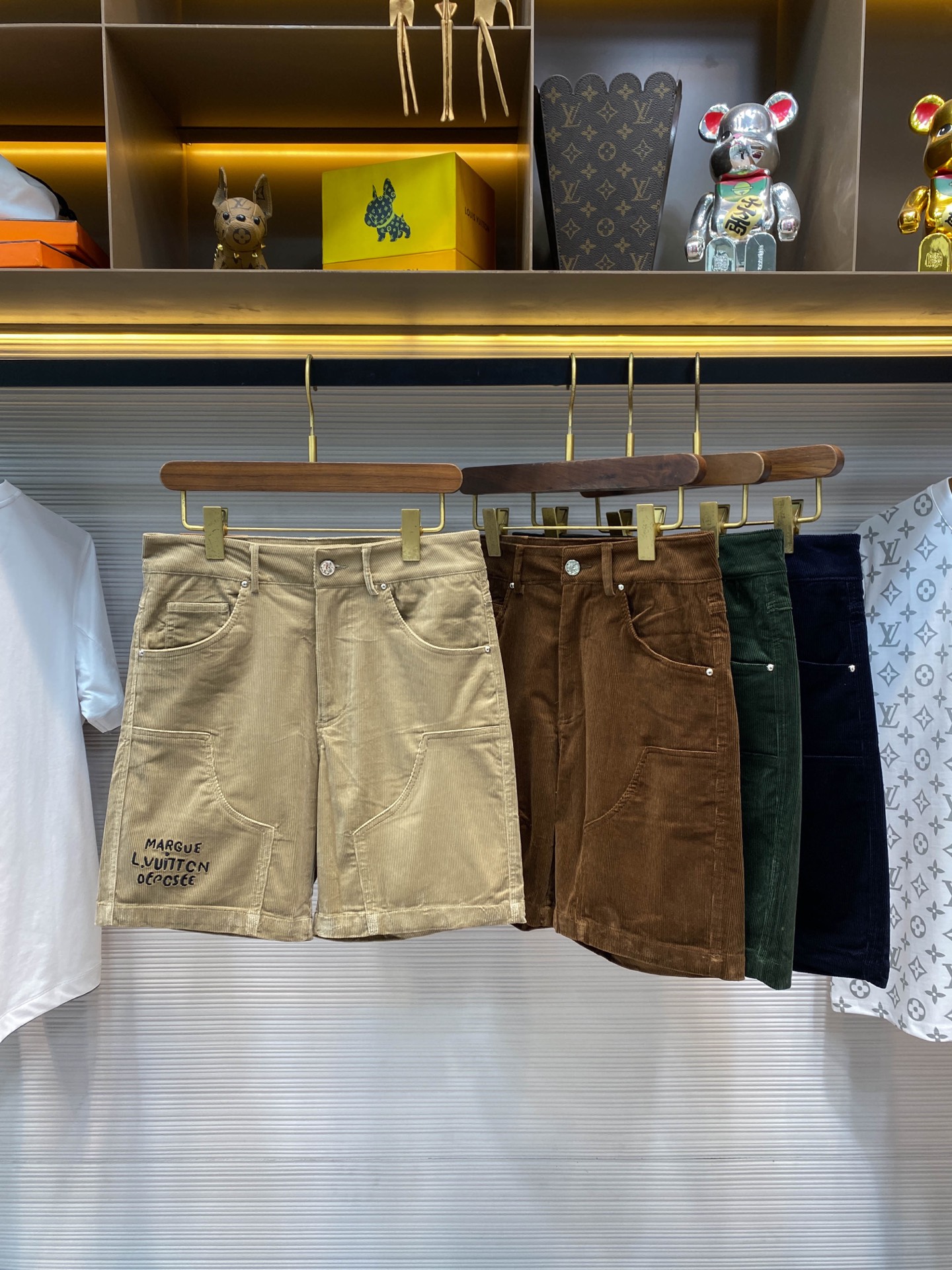 NO:446088,-1V25SS spring and summer new corduroy cotton tooling shorts, classic letter pattern embroidered fashionable casual shorts for men!  Trading companies have sparse channels and are released on the official website at the same time!  A masterpiece that combines classic and fashion, its charm reveals extraordinary quality and style from every inch of fabric to every detail!  This shorts are made of custom-made high-quality corduroy, which feels soft and comfortable, and has a unique visual charm!  The texture of the surface pit strip is clearly visible, and each line seems to tell its story, making people feel the unique texture between touch and viewing!  The carefully designed letter embroidery on the legs of the pants is vividly displayed. These letters not only represent the essence of the brand, but also demonstrate the wearer's unique taste in a low-key and luxurious way!  It echoes the leather label at the back of the waist, as if two tacit partners telling the story of Gao Lu status!  In terms of metal accessories, it also reflects the brand's ultimate pursuit of details!  Whether it is zippers, buckles or other decorative metal parts, the words 'brand' are engraved on them. These details not only enhance the overall texture, but also make every pair of shorts a unique work of art!  The carving of each metal auxiliary material is exquisite and sophisticated, as if every piece is the artistic crystallization created by the craftsman!  The design concept of fashionable tool shorts is adopted in the style cutting, which not only retains the practicality and functionality of tool shorts, but also incorporates more fashion elements!  It not only embellishes the body lines, but also allows the wearer to easily control it in various occasions, showing a unique fashion charm!  Apricot/blue/army green/brown, four colors into it!  Size M-3XL M size waist 78cm-hip circumference 94cm-front 31cm-thigh circumference 62cm-trouser length 46cm L size waist 81cm-hip circumference 98cm-front 32cm-thigh circumference 63cm-trouser length 47cm XL size waist 84cm-hip circumference 102cm-front 32cm-thigh circumference 64cm-trouser length 48cm XXL size waist 88cm-thigh circumference 106cm-front 33cm-thigh circumference 66cm-trouser length 49cm 3XL size waist 92cm-thigh circumference 110cm-front 33cm-thigh circumference 68cm-trouser length 50cm Size recommendation (standard version) Height 174-catties, try on L size appropriate!  A boy can choose M code within 130 catties, a L code for 130-143 catties, a XL code for 143-156 catties, a XXL code for 156-170 catties, and a 3XL code for 170-185 catties!  ,,shorts,alexander wang19860909-1V25SS春夏新款灯芯绒棉质工装短裤,男士经典字母图案刺绣时尚休闲短裤五分裤！贸易公司渠道稀出,同步官网发售！一款融合了经典与时尚的杰作,其魅力从每一寸面料到每一个细节设计,都透露出非凡的品质与格调！ 这款短裤采用客供定制优质灯芯绒,手感柔软舒适,更在视觉上呈现出独特的魅力！表面坑条肌理清晰可见,每一根线条都仿佛讲述着属于它的故事,让人在触摸与观赏之间,都能感受到那份与众不同的质感！裤腿上精心设计的字母图案刺绣跃然其上,这些字母不仅代表着品牌的精髓,更以一种低调而奢华的方式,彰显着穿着者的独特品味！与后腰处的皮标铭牌相呼应,仿佛是两个默契的伙伴,共同诉说着关于高奢身份的故事！ 金属辅料方面,同样体现了品牌对于细节的极致追求！无论是拉链、扣环还是其他装饰性金属件,上面都刻有品牌字样,这些细节不仅提升了整体的质感,更让每一条短裤都成为独一无二的艺术品！每一处金属辅料的雕刻都精致考究,仿佛每一件都是匠人倾注心血打造的艺术结晶！在版型裁剪上采用了时尚工装短裤的设计理念,既保留了工装裤的实用性与功能性,又融入了更多的时尚元素！不仅修饰身材线条,更让穿着者在各种场合下都能轻松驾驭,展现出独特的时尚魅力！杏色/蓝色/军绿色/咖啡色,四色入！尺码M-3XL M码腰围78cm-臀围94cm-前档31cm-大腿围62cm-裤长46cm L码腰围81cm-臀围98cm-前档32cm-大腿围63cm-裤长47cm  XL码腰围84cm-臀围102cm-前档32cm-大腿围64cm-裤长48cm  XXL码腰围88cm-臀围106cm-前档33cm-大腿围66cm-裤长49cm  3XL码腰围92cm-臀围110cm-前档33cm-大腿围68cm-裤长50cm 尺码推荐（标准版型） 身高174-斤,试穿L码合适！ 男生体重130斤以内选择M码,130-143斤选择L码,143-156斤选择XL码,156-170斤选择XXL码,170-185斤选择3XL码！,,shorts,alexander wang,Men's clothing