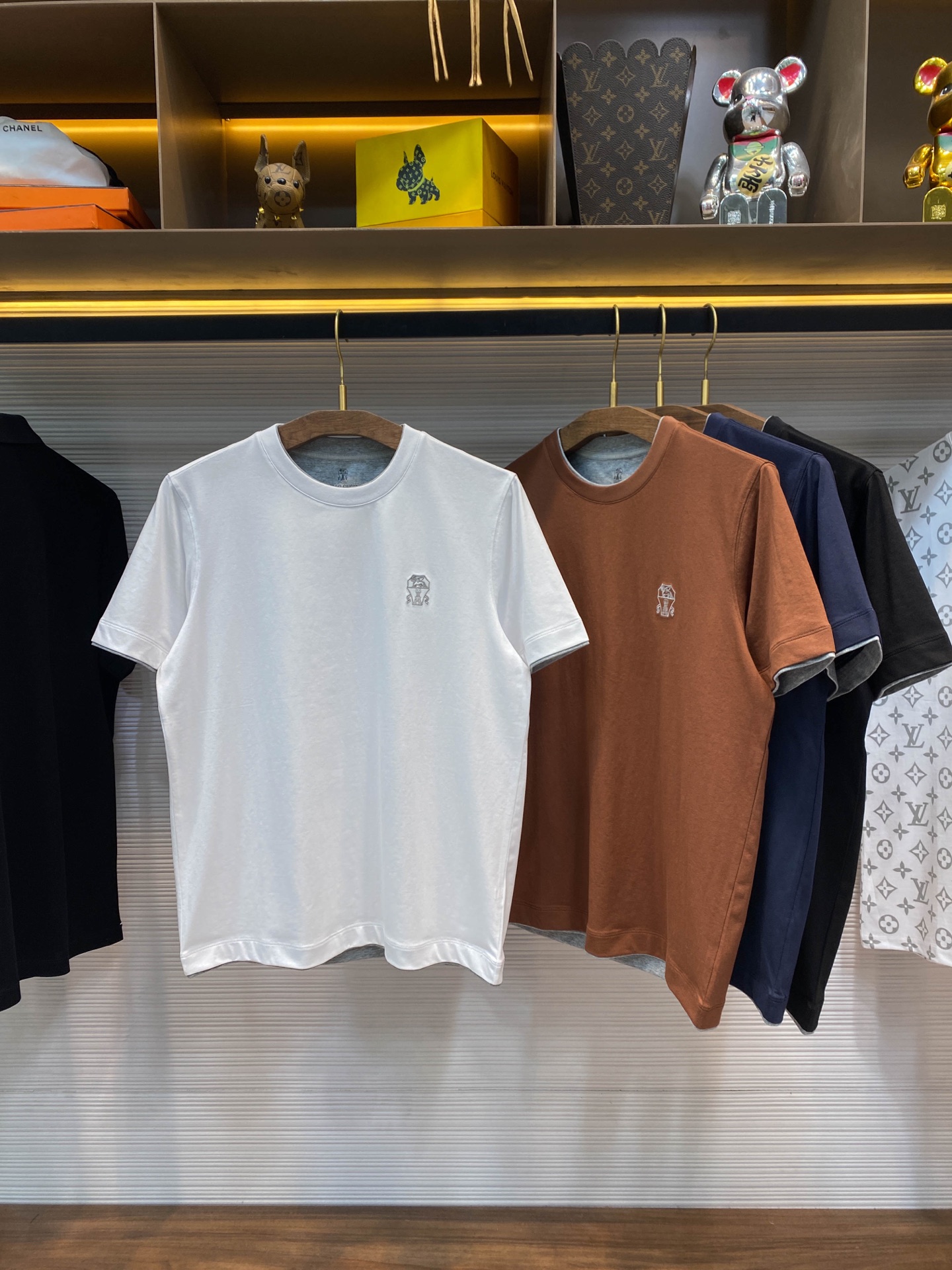 NO:424893,[-BC25SS spring and summer new long velvet cotton casual pullover short Tee, classic badge embroidery fashionable fake two-piece double-layer round neck short-sleeved T-shirt!  Trading companies have sparse channels and are released on the official website at the same time!  BC Home's new heavy summer series, basic items that are casual and versatile in summer, and men's clothing Tee with excellent texture!  This T-shirt is selected for imported skin-friendly long-length cotton fabric. The fabric has a very good touch, and the front and back sides have the same touch. The cost of weaving is very expensive. The real Xinjiang selection of long-length cotton is added with wear-resistant elastic wire when weaving, making the fabric elastic and the upper body is not rigid!  It is especially resistant to washing and will not become wrinkled after a few times of machine washing!  The classic badge embroidery on the chest is carefully embroidered with imported embroidery thread, the stitches are delicate and dense, and the texture is very high-end!  Contrasting fabrics inlaid on the round collar, short cuffs and the edge of the hem creates the effect of two fakes, making the upper body more eye-catching and outlines simple and capable lines!  Black/white/Ruang blue/Coffee, four colors into it!  Size 48-56 Size 48 shoulder width 42cm - bust 102cm - length 65cm Size 50 shoulder width 43cm - bust 106cm - length 67cm Size 52 shoulder width 44cm - bust 110cm - length 69cm Size 54 shoulder width 46cm - bust 114cm - length 71cm Size 56 shoulder width 48cm - bust 118cm - length 73cm Size recommended (standard version) Height 174-catties, try on 50 sizes appropriate!  A boy can choose 48 digits within 130 catties, a 50 digit for 130-142 catties, a 52 digit for 142-155 catties, a 52 digit for 155-168 catties, a 54 digit for 168-183 kg, a 56 digit for 168-183 catties!  ., chanel,T-shirt,tees,t-shirt,alexander wang19860909【-BC25SS春夏新款长绒棉质休闲套头短Tee,男士经典徽章刺绣时尚假两件双层圆领短袖T恤衫！贸易公司渠道稀出,同步官网发售！BC家全新重磅夏季系列,夏日休闲百搭的基础单品,质感绝佳的男装Tee！ 这款T恤衫甄选客供进口亲肤长绒棉布制成,面料触感特别好,正面反面都是一样的触感,织布成本很贵,真正的新疆精选长绒棉,织布时候加了耐磨弹力丝,使面料有弹力,上身不死板！特别耐洗,不会机洗几次就变得皱巴巴！胸前经典徽章刺绣,选用进口绣线精心绣制,针脚细腻密实,质感非常显高级！用对比色的织物镶嵌在圆领、短袖口和下摆边缘,营造出假两件的效果,使其上身更加显目夺眼,勾勒出简洁干练线条！黑色/白色/宝蓝/咖啡色,四色入！尺码48-56 48码肩宽42cm-胸围102cm-衣长65cm  50码肩宽43cm-胸围106cm-衣长67cm  52码肩宽44cm-胸围110cm-衣长69cm  54码肩宽46cm-胸围114cm-衣长71cm  56码肩宽48cm-胸围118cm-衣长73cm 尺码推荐（标准版型） 身高174-斤,试穿50码合适！ 男生体重130斤以内选择48码,130-142斤选择50码,142-155斤选择52码,155-168斤选择54码,168-183斤选择56码！.,,chanel,T-shirt,tees，t-shirt,alexander wang,Men's clothing