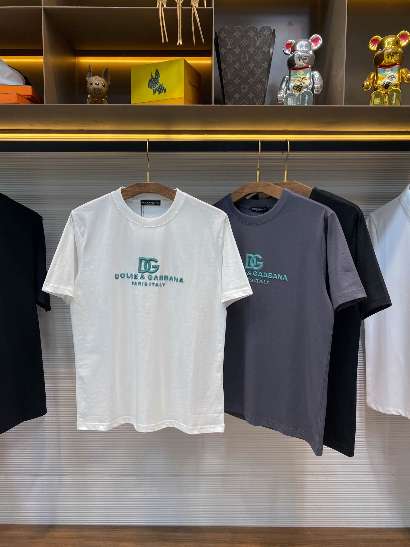 NO:412399,DG25SS spring and summer new knitted pure cotton casual round neck short Tee, men and women same three-dimensional offset logo basic pullover short-sleeved T-shirt!  Trading companies have sparse channels and are on sale on the leading official website!  A heavy short Tee that combines fashion and texture, from the selection of fabrics to the processing of design details, reveals the brand's ultimate pursuit of quality and keen insight into trends!  This T-shirt is made of customized knitted cotton fabric for customer, which feels soft and comfortable to touch and is breathable. Even when worn in hot summer, it can be kept dry and not stuffy!  More importantly, it has good elasticity and wear resistance, can fit the body well, showing the wearer's confidence and style!  In terms of design, it is even more ingenious!  The three-dimensional rubber letter logo on the front is the finishing touch of this T-shirt!  These letter logos not only have smooth lines and clear outlines, but also through advanced three-dimensional offset printing technology, the letters seem to 'lead out' from the fabric, full of three-dimensionality and layering!  The casual straight round neck design is not only simple and elegant, easy to match, but also can well modify the body lines, making the wearer look more upright and stylish!  Black/white/gray, three colors into it!  Size S-XXL S S shoulder width 46cm-bust 104cm-length 66cm M S shoulder width 49cm-bust 110cm-length 68cm L S shoulder width 52cm-bust 116cm-length 70cm XL S shoulder width 55cm-bust 121cm-length 72cm XXL S shoulder width 57cm-bust 126cm-length 74cm Size recommendation (standard version) Height 174-140 catties, try on M size appropriately!  A boy can choose S code within 130 catties, a M code for 130-145 catties, a L code for 145-160 catties, a XL code for 160-175 catties, and a XXL code for 175-190 catties!  ,T-shirt,tees,t-shirt,alexander wang19860909DG25SS春夏新款针织纯棉休闲圆领短Tee,男女同款立体胶印标识基础套头短袖T恤衫！贸易公司渠道稀出,领先官网发售！一件集时尚与质感于一身的重磅短Tee,从面料的选择到设计细节的处理,都透露出品牌对品质的极致追求和对潮流的敏锐洞察！ 这款T恤采用客供定制针织纯棉面料,触感柔软舒适,透气性也极佳,即使在炎炎夏日穿着,也能保持干爽不闷热！更重要的是它具有良好的弹性和耐磨性,能够很好地贴合身形,展现出穿着者的自信与风采！设计方面,更是独具匠心！前幅的立体橡胶字母标识,是这款T恤的点睛之笔！这些字母标识不仅线条流畅、轮廓分明,而且通过先进的立体胶印技术,使得字母仿佛从面料中“跃然而出”,充满了立体感和层次感！休闲直筒圆领设计,不仅简约大方、易于搭配,而且能够很好地修饰身形线条,让穿着者看起来更加挺拔有型！黑色/白色/灰色,三色入！尺码S-XXL S码肩宽46cm-胸围104cm-衣长66cm M码肩宽49cm-胸围110cm-衣长68cm L码肩宽52cm-胸围116cm-衣长70cm XL码肩宽55cm-胸围121cm-衣长72cm XXL码肩宽57cm-胸围126cm-衣长74cm 尺码推荐（标准版型） 身高174-140斤,试穿M码合适！ 男生体重130斤以内选择S码,130-145斤选择M码,145-160斤选择L码,160-175斤选择XL码,175-190斤选择XXL码！,,T-shirt,tees，t-shirt,alexander wang,Men's clothing