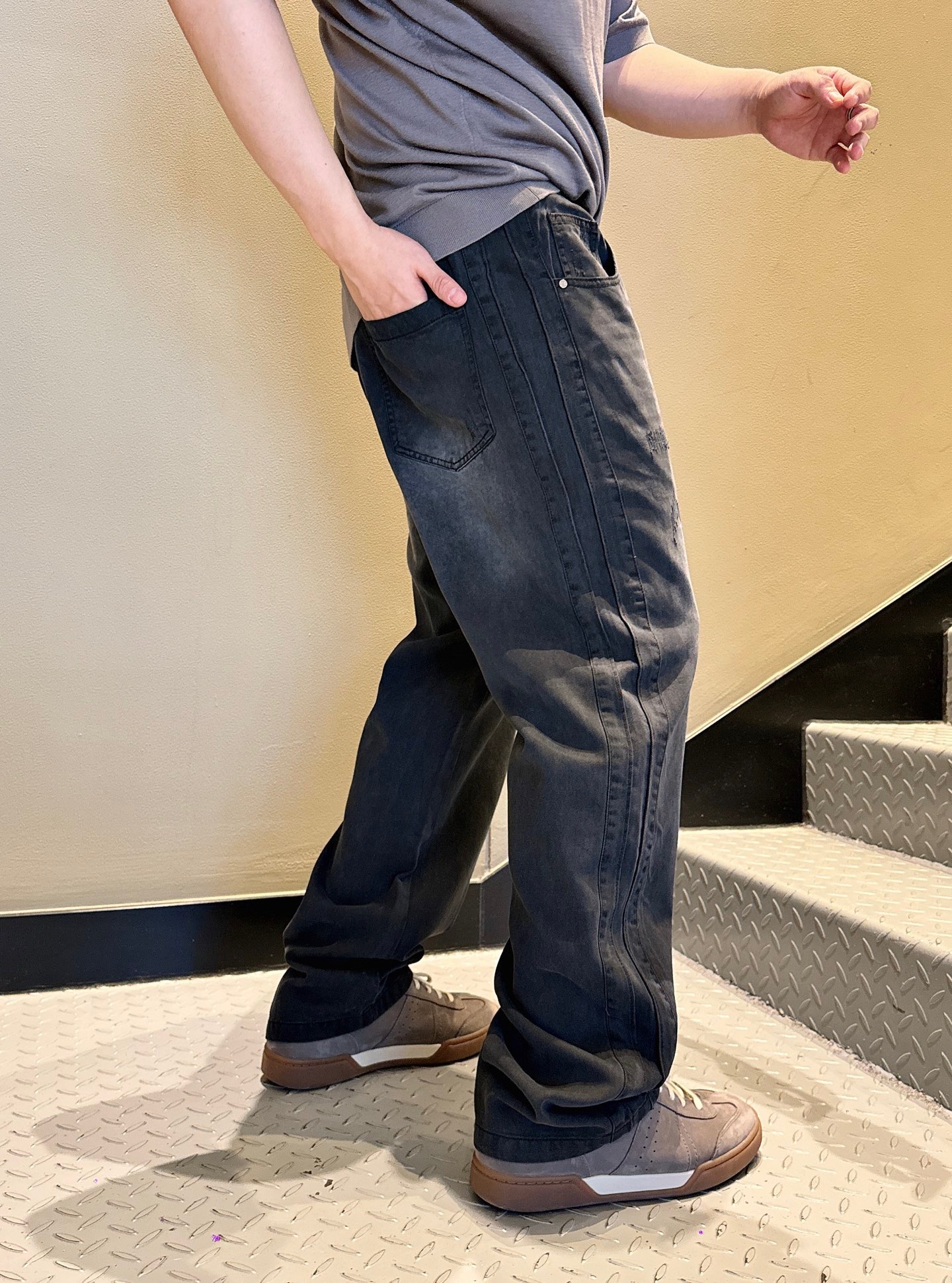 NO:148513,SLSS spring and summer new black heavy industry washing old drawstring jeans, men's three-dimensional double-row pressed edge casual straight jeans!  Trading companies have sparse channels and are released on the official website at the same time!  This SLP drawstring jeans have become the darling of the fashion industry with their unique charm and exquisite craftsmanship!  These black wide-leg jeans reshape the classic denim style with pioneering design!  The loose wide-leg style releases a casual attitude, neat lines outline the chic outline, adapt to diverse outfit scenes, and can interpret the advanced aura both casual and commuting!  The selected denim fabric is crisp and soft, the old craftsmanship gives a unique texture, the drawstring waist design takes into account the comfort and styling in the details, the metal buttons hide the brand's ingenuity, and the inner label is low-key to highlight the Paris style of 