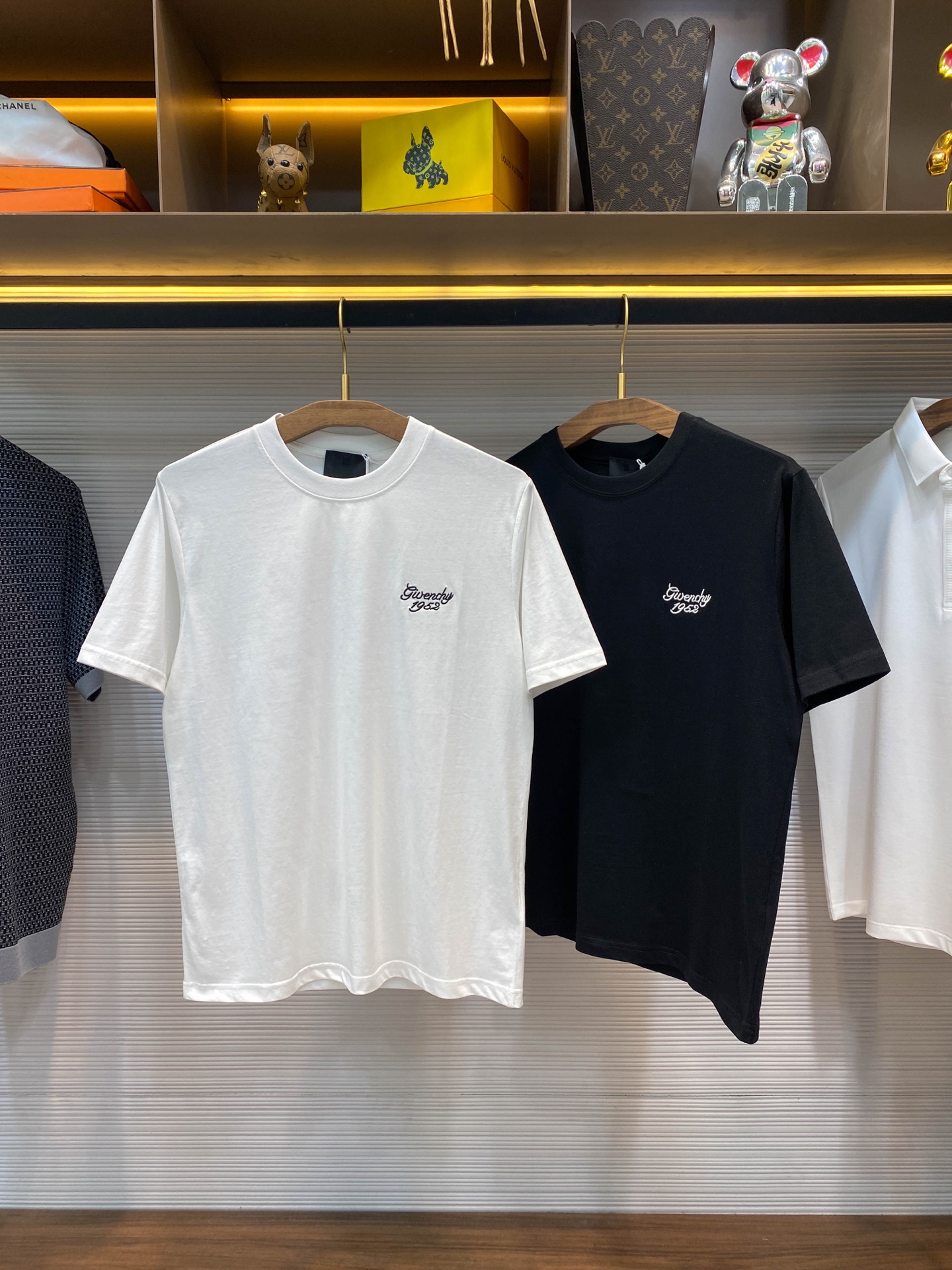 NO:412413,GV25SS spring and summer new jersey cotton round neck short Tee, the same classic year logo embroidered casual pullover short-sleeved T-shirt!  Trading companies have sparse channels and are released on the official website at the same time!  GV home’s new T-shirt has become the favorite of many fashion experts with its unique fabric choice, exquisite embroidery craftsmanship, simple and fashionable style design and versatile dressing attributes!  The fabric is made of custom-made jersey cotton, which not only feels soft and comfortable to touch, but also has good breathability and moisture absorption, so that it can keep the skin dry and comfortable even in the hot summer!  The letter logo on the chest of the T-shirt is vividly displayed. These letters are not simply printed, but are carefully embroidered using the top ten thousand needle embroidery process. Each needle and thread emboss the craftsman's hard work and wisdom, making the letter logo three-dimensional and full, lifelike, as if whispering the story and concept of the brand!  When the eyes turned to the back of the T-shirt, a classic 4G badge came into view, and was also presented with ten thousand needle embroidery technology, demonstrating the brand's unique charm and extraordinary quality!  The design of the layout is based on the round neck cut, which is both simple and fashionable. The round neck design just reveals the neck lines, which is not too exposed, but also adds a bit of casualness and freedom!  Black/white, two colors into it!  Size S-XXL White Size S S shoulder width 45cm-bust 102cm-length 68cm M Size Shoulder width 46cm-bust 106cm-length 70cm L S shoulder width 47cm-bust 110cm-length 72cm XL S shoulder width 48cm-bust 114cm-length 74cm XXL S shoulder width 50cm-bust 118cm-length 76cm Black Size S shoulder width 46cm-bust 104cm-length 66cm M Size Shoulder width 49cm-bust 110cm-length 68cm L S shoulder width 52cm-bust 116cm-length 70cm XL S shoulder width 55cm-bust 121cm-length 72cm  XXL size shoulder width 57cm - bust 126cm - length 74cm Size recommended (standard version) Height 174-140 catties, it is suitable to try on size M!  A boy can choose S code within 130 catties, a M code for 130-143 catties, a L code for 143-156 catties, a XL code for 156-170 catties, and a XXL code for 170-185 catties!  All girls can choose S code!  ,T-shirt,tees,t-shirt,alexander wang19860909GV25SS春夏新款平纹针织棉布圆领短Tee,男女同款经典年份标识刺绣休闲套头短袖T恤衫！贸易公司渠道稀出,同步官网发售！GV家新款T恤以其独特的面料选择、精湛的刺绣工艺、简约时尚的版型设计以及百搭的穿搭属性,成为了众多时尚达人心头的挚爱！ 其面料选用了客供定制的平纹针织棉布,不仅触感柔软舒适,还具有良好的透气性和吸湿性,即使在炎炎夏日也能保持肌肤的干爽与自在！T恤的胸前字母标识跃然其上,这些字母并非简单印制,而是采用了顶级的万针刺绣工艺精心绣制而成,每一针每一线都凝聚了匠人的心血与智慧,使得字母标识立体饱满,栩栩如生,仿佛在低语着品牌的故事与理念！而当目光转向T恤的后幅,一枚经典的4G徽章映入眼帘,同样以万针刺绣工艺呈现,彰显着品牌的独特韵味与不凡品质！在版型设计上采用了基础圆领裁剪,既简约又不失时尚感,圆领的设计恰到好处地展露出颈部线条,既不会过于暴露,又能增添几分随性与洒脱！黑色/白色,两色入！尺码S-XXL 白色尺寸 S码肩宽45cm-胸围102cm-衣长68cm M码肩宽46cm-胸围106cm-衣长70cm L码肩宽47cm-胸围110cm-衣长72cm XL码肩宽48cm-胸围114cm-衣长74cm XXL码肩宽50cm-胸围118cm-衣长76cm 黑色尺寸 S码肩宽46cm-胸围104cm-衣长66cm M码肩宽49cm-胸围110cm-衣长68cm L码肩宽52cm-胸围116cm-衣长70cm XL码肩宽55cm-胸围121cm-衣长72cm XXL码肩宽57cm-胸围126cm-衣长74cm 尺码推荐（标准版型） 身高174-140斤,试穿M码合适！ 男生体重130斤以内选择S码,130-143斤选择M码,143-156斤选择L码,156-170斤选择XL码,170-185斤选择XXL码！ 女生全部选择S码即可！,,T-shirt,tees，t-shirt,alexander wang,Men's clothing