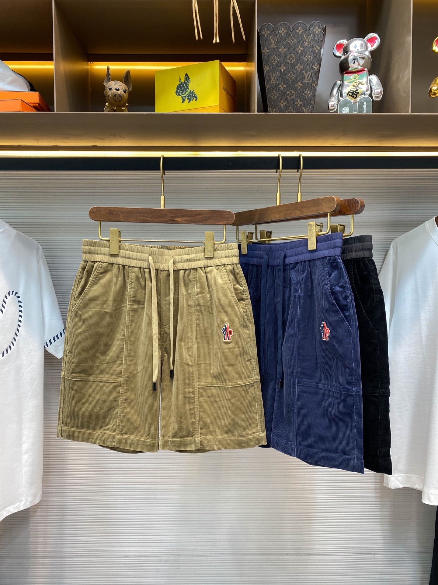 NO:446093,MOC25SS spring and summer new corduroy cotton drawstring shorts, men's woven fabric splicing embroidered back pocket fashion casual shorts five-point pants!  Trading companies have sparse channels and are released on the official website at the same time!  Farmont’s new corduroy shorts have become the leader in the fashion industry with their exquisite craftsmanship, unique design and excellent comfort!  This shorts are made of custom corduroy cotton fabric. It not only has a soft texture, but also has a clear texture on the surface and a delicate touch, making it unforgettable!  It has good breathability and hygroscopicity, which ensures that the wearer enjoys a refreshing and comfortable experience even in hot summer days!  The front design of the shorts is unique, and the classic red and blue badge patterns appear on it. This is not only a symbol of the brand, but also a tribute to classic and fashion!  This badge pattern echoes the woven fabric splicing embroidery in the back pocket, forming a unique visual impact, allowing people to feel the extraordinaryness of this shorts at a glance!  The waist design of the trouser is designed with drawstring elastic design. This design not only makes it more convenient to wear, but also allows free adjustment of the elasticity according to the personal waist circumference, ensuring that the wearer can always enjoy a comfortable and not tight wearing experience!  This design not only reflects the brand's ultimate pursuit of details, but also makes this shorts a versatile and unscrupulous fashion item!  Light green/Ruo blue/Black, three colors into it!  Size M-3XL M size waist 72/78cm-Hip circumference 106cm-front 32cm-thigh circumference 64cm-trouser length 49cm L size waist 76/82cm-Hip circumference 110cm-front 33cm-thigh circumference 66cm-trouser length 50cm XL size waist 80/86cm-Hip circumference 114cm-front 33cm-thigh circumference 68cm-trouser length 51cm XXL size waist 84/90cm-Hip circumference 118cm-front 34cm-thigh circumference 70cm-trouser length 52cm 3XL size waist 88/94cm-Hip circumference 122cm-front 34cm-thigh circumference 72cm-trouser length 53cm Size recommended (standard version)  Height is 174-catties, it is suitable to try on the L size!  A boy can choose M code within 130 catties, a L code for 130-142 catties, a XL code for 142-155 catties, a XXL code for 155-168 catties, and a 3XL code for 168-183 catties!  ,,shorts,alexander wang19860909MOC25SS春夏新款灯芯绒全棉抽绳短裤,男士梭织面料拼接刺绣后兜时尚休闲短裤五分裤！贸易公司渠道稀出,同步官网发售！法蒙家新款灯芯绒短裤以其精湛的工艺、独特的设计和卓越的舒适性,成为了时尚界的佼佼者！ 这款短裤选用客供定制灯芯绒全棉面料,不仅质地柔软,而且表面坑条肌理清晰,触感细腻,让人一触难忘！它具有良好的透气性和吸湿性,即使在炎炎夏日,也能确保穿着者享受到清爽舒适的体验！短裤的前幅设计独具匠心,经典的红蓝徽章图案跃然其上,这不仅是品牌的象征,更是对经典与时尚的致敬！这一徽章图案与后兜的梭织面料拼接刺绣相呼应,形成了一种独特的视觉冲击力,让人一眼就能感受到这款短裤的不凡之处！在裤腰设计上采用了抽绳松紧设计,这一设计不仅使得穿着更加便捷,而且能够根据个人腰围自由调节松紧度,确保穿着者始终能够享受到舒适不紧绷的穿着体验！这种设计不仅体现了品牌对细节的极致追求,更让这款短裤成为了一款百搭不挑人的时尚单品！浅绿色/宝蓝色/黑色,三色入！尺码M-3XL M码腰围72/78cm-臀围106cm-前档32cm-大腿围64cm-裤长49cm L码腰围76/82cm-臀围110cm-前档33cm-大腿围66cm-裤长50cm XL码腰围80/86cm-臀围114cm-前档33cm-大腿围68cm-裤长51cm XXL码腰围84/90cm-臀围118cm-前档34cm-大腿围70cm-裤长52cm 3XL码腰围88/94cm-臀围122cm-前档34cm-大腿围72cm-裤长53cm 尺码推荐（标准版型） 身高174-斤,试穿L码合适！ 男生体重130斤以内选择M码,130-142斤选择L码,142-155斤选择XL码,155-168斤选择XXL码,168-183斤选择3XL码！,,shorts,alexander wang,Men's clothing