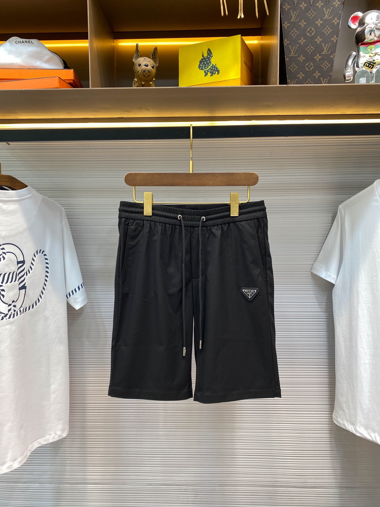 NO:446086,PRA25SS spring and summer new black twill drawstring shorts, men's reflective letter logo printed fashionable casual shorts cropped pants!  Trading companies have sparse channels and are on sale on the leading official website!  Pjia’s new reflective logo shorts have won the love and pursuit of consumers with their unique design, selected fabrics and excellent wearing experience!  The fabric is made of a customer-made light and light twill cotton. It not only feels soft and has excellent breathability, but also brings a hint of coolness in the hot summer days!  It is light and thin without losing texture, allowing people to feel the charm of fashion when wearing it, and enjoy a comfortable and natural experience!  The front design of the shorts is particularly eye-catching, with metal triangle badges embedded on it, shining with a unique light!  This badge not only demonstrates the brand's dignity and quality, but also becomes the finishing touch of the entire shorts!  It echoes the reflective logo print on the back pocket, forming a visual unity and harmony!  This design not only enhances the overall aesthetics of the shorts, but also provides additional security for the wearer in the night or in darker light environments!  The drawstring elastic waist design allows the waistline of the shorts to be freely adjusted according to personal comfort. Whether it is tight or loose, it can be easily controlled, meeting the wear needs of different groups of people!  Size M-3XL M size waist 76/82cm-hip circumference 94cm-front 27cm-thigh circumference 58cm-trouser length 50cm L size waist 80/86cm-thigh circumference 98cm-front 28cm-thigh circumference 60cm-trouser length 51cm XL size waist 84/90cm-thigh circumference 102cm-front 29cm-thigh circumference 62cm-trouser length 52cm XXL size waist 88/94cm-thigh circumference 106cm-front 30cm-thigh circumference 64cm-trouser length 53cm 3XL size waist 92/98cm-thigh circumference 110cm-front 30cm-thigh circumference 66cm-trouser length 54cm Size recommendation (standard version) Height 174-catties, try on L size appropriate!  A boy can choose M code within 130 catties, a L code for 130-143 catties, a XL code for 143-156 catties, a XXL code for 156-170 catties, and a 3XL code for 170-186 catties!  ,,prada,shorts,alexander wang19860909PRA25SS春夏新款黑色斜纹棉布抽绳短裤,男士反光字母标识印花时尚休闲短裤五分裤！贸易公司渠道稀出,领先官网发售！P家全新反光标识短裤以其独特的设计、精选的面料以及出色的穿着体验,赢得了广大消费者的喜爱和追捧！ 面料采用的是客供定制的轻薄斜纹棉布,不仅触感柔软,透气性极佳,而且在炎炎夏日里也能带来一丝凉爽！轻薄而不失质感,让人在穿着时既能感受到时尚的魅力,又能享受到舒适的自然体验！短裤的前幅设计尤为引人注目,金属三角标徽章镶嵌其上,闪耀着独特的光芒！这枚徽章不仅彰显了品牌的尊贵与品质,更成为了整款短裤的点睛之笔！它与后兜上的反光标识印花遥相呼应,形成了一种视觉上的统一与和谐！这种设计不仅提升了短裤的整体美感,更在夜晚或光线较暗的环境中,为穿着者提供了额外的安全保障！抽绳式松紧裤腰设计,使得短裤的腰围可以根据个人的舒适度进行自由调节,无论是紧束还是宽松,都能轻松驾驭,满足了不同人群的穿着需求！尺码M-3XL M码腰围76/82cm-臀围94cm-前档27cm-大腿围58cm-裤长50cm L码腰围80/86cm-臀围98cm-前档28cm-大腿围60cm-裤长51cm XL码腰围84/90cm-臀围102cm-前档29cm-大腿围62cm-裤长52cm XXL码腰围88/94cm-臀围106cm-前档30cm-大腿围64cm-裤长53cm 3XL码腰围92/98cm-臀围110cm-前档30cm-大腿围66cm-裤长54cm 尺码推荐（标准版型） 身高174-斤,试穿L码合适！ 男生体重130斤以内选择M码,130-143斤选择L码,143-156斤选择XL码,156-170斤选择XXL码,170-186斤选择3XL码！,,prada,shorts,alexander wang,Men's clothing