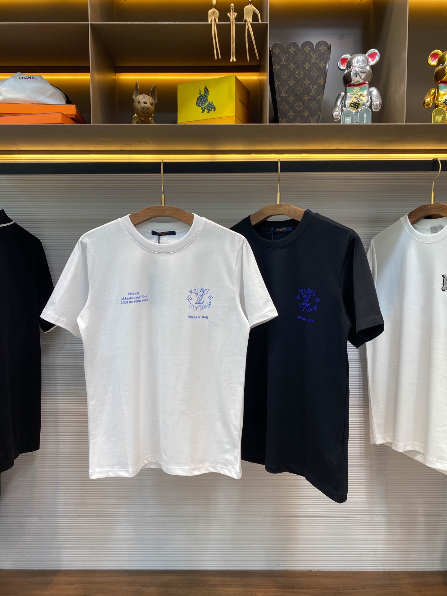 NO:140837,1V25SS spring and summer new jersey cotton round neck short Tee, men and women same blue flocking graffiti print casual pullover short-sleeved T-shirt!  Trading companies have sparse channels and are released on the official website at the same time!  On the highly anticipated V-home show, a limited-edition T-shirt specially designed for internal employees was quietly unveiled and instantly became the focus of attention of the audience!  This T-shirt not only carries the brand's excellent quality and profound heritage, but also is a symbol of the unique identity and glory of every owner!  In terms of fabrics, the jersey knitted cotton is customized by customer. It not only has soft and comfortable touch, but also has excellent breathability, but also reveals the brand's ultimate pursuit of quality in the details!  Every inch of cotton has been strictly screened and finely processed, ensuring the durability and fashion of the T-shirt coexist!  The front and back are decorated with blue flocking graffiti patterns. These patterns seem to be casually painted, but actually contain profound meaning. They not only show the brand's unique insights on art, but also make the whole T-shirt exude an indescribable fashionable atmosphere!  On the back collar of the T-shirt, a mirror-flipped label nameplate is cleverly set up!  This nameplate is not only designed in novel and unique, but also contains profound meanings. It symbolizes employees' loyalty and love for the brand, and also marks that every wearer is an indispensable member of the V family!  Basic straight round neck style cut, this style is not only simple and elegant, but also can adapt to wearers of different figures!  Whether men or women, you can easily control this T-shirt and show your unique charm!  Black/white, two colors into it!  Size S-XXL S S shoulder width 45cm-bust 102cm-length 68cm M S shoulder width 46cm-bust 106cm-length 70cm L S shoulder width 47cm-bust 110cm-length 72cm XL S shoulder width 48cm-bust 114cm-length 74cm XXL S shoulder width 50cm-bust 118cm-length 76cm Size recommended (standard version) Height 174-140 catties, try on M size appropriately!  A boy can choose S code within 130 catties, a M code for 130-143 catties, a L code for 143-156 catties, a XL code for 156-170 catties, and a XXL code for 170-185 catties!  All girls can choose S code!  ,T-shirt,tees,t-shirt,alexander wang198609091V25SS春夏新款平纹针织棉布圆领短Tee,男女同款蓝色植绒涂鸦印花休闲套头短袖T恤衫！贸易公司渠道稀出,同步官网发售！在万众瞩目的年V家秀场上,一款专为内部员工精心打造的限定T恤悄然亮相,瞬间成为了全场瞩目的焦点！这款T恤不仅承载着品牌的卓越品质与深厚底蕴,更是每一位拥有者独特身份与荣耀的象征！ 面料方面采用了客供定制的平纹针织棉布,不仅触感柔软舒适,透气性极佳,更在细节中透露出品牌对品质的极致追求！每一寸棉布都经过严格筛选与精细处理,确保了T恤的耐用性与时尚感并存！前后幅均采用了蓝色植绒涂鸦图案装饰,这些图案看似随意挥洒,实则蕴含深意,它们不仅展现了品牌对于艺术的独到见解,更让整件T恤散发出一种难以言喻的时髦气息！ 而T恤的后领处,则巧妙地设置了一枚镜像翻转的标签铭牌！这枚铭牌不仅设计新颖独特,更蕴含了深厚的寓意,它象征着员工对于品牌的忠诚与热爱,也标志着每一位穿着者都是V大家庭中不可或缺的一员！基础直筒圆领版型裁剪,这种版型不仅简约大方,更能够很好地适应不同身材的穿着者！无论是男性还是女性,都能轻松驾驭这款T恤,展现出自己的独特魅力！黑色/白色,两色入！尺码S-XXL S码肩宽45cm-胸围102cm-衣长68cm M码肩宽46cm-胸围106cm-衣长70cm L码肩宽47cm-胸围110cm-衣长72cm XL码肩宽48cm-胸围114cm-衣长74cm XXL码肩宽50cm-胸围118cm-衣长76cm 尺码推荐（标准版型） 身高174-140斤,试穿M码合适！ 男生体重130斤以内选择S码,130-143斤选择M码,143-156斤选择L码,156-170斤选择XL码,170-185斤选择XXL码！ 女生全部选择S码即可！,,T-shirt,tees，t-shirt,alexander wang,Men's clothing