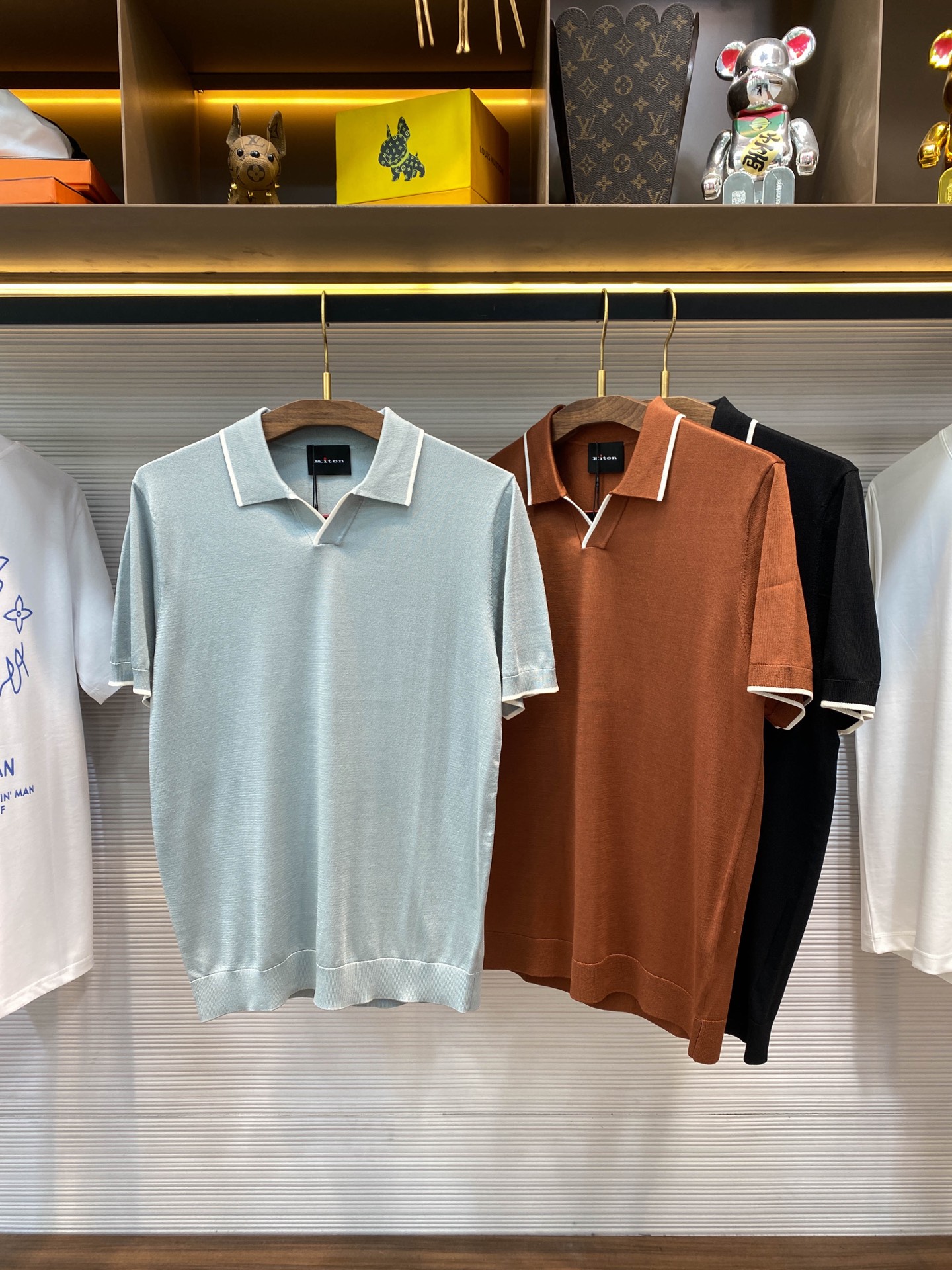 NO:511188,【KITON25SS Spring and Summer New Technology Fiber Blended Knitted Lapel Short Tee, Men's Fashion Contrast Trim Business Casual Versatile Short Sleeve Polo Shirt!  Trading companies have sparse channels and are released on the official website at the same time!  KITON's new knitted Polo shirt, as a model of both fashion and comfort, contains the unique design concept in every detail!  This Polo shirt is carefully woven with the brand's specially customized technology fiber blended yarn. The perfect combination of 60 selected polyester fibers and high-quality viscose fibers not only ensures that the clothes have good durability and wrinkle resistance, but also brings an unprecedented skin-fitting experience!  The addition of polyester fiber makes the surface of the clothing smooth and delicate and easy to care for!  The integration of viscose fiber greatly improves the moisture absorption and sweating performance of clothes. Even in the hot summer, it can keep the skin comfortable and breathable, as if the breeze blows on your face and breathe freely!  The collar and cuff design are the finishing touch of this Polo shirt!  The designer cleverly used contrasting trim, which not only broke the dullness of a single color, but also formed a distinct sense of layering visually, making the overall shape more three-dimensional and full!  This contrasting color design not only enhances the wearer's fashion taste, but also inadvertently reveals a youthful vitality, making people several years younger in an instant, truly achieving the dual effects of fashion and age reduction!  The basic conventional style cut not only retains the classic elements of the Polo shirt, but also incorporates the aesthetic concept of modern fashion!  The buttonless placket design is simple and elegant, which is convenient for putting on and taking off, and avoids the cumbersome buttoning process. Whether you are wearing formal clothes to attend business occasions or enjoying leisure time with casual outfits, you can easily control it and show different styles and charm!  Water grey green/yellow/black, three colors into it!  Size 48-56 Size 48-shoulder width 43cm-bust 98cm-length 67cm Size 50-shoulder width 44cm-bust 102cm-length 68cm Size 52-shoulder width 45cm-bust 106cm-length 69cm Size 54-shoulder width 46cm-bust 110cm-length 70cm Size 56-shoulder width 47cm-bust 114cm-length 71cm Size recommended (standard version) Height 174-140 catties, try on 50 sizes appropriate!  A boy can choose 48 digits within 128 catties, a 50 digit for 128-140 catties, a 52 digit for 140-153 catties, a 52 digit for 153-166 catties, a 54 digit for 166-180 catties!  .,,T-shirt,alexander wang19860909【KITON25SS春夏新款科技纤维混纺针织翻领短Tee,男士时尚撞色饰边商务休闲百搭短袖Polo衫！贸易公司渠道稀出,同步官网发售！KITON新款针织Polo衫,作为时尚与舒适并重的典范之作,其每一处细节都蕴含着匠心独运的设计理念！ 这款Polo衫采用品牌特别定制的科技纤维混纺纱线精心织造而成,60精选聚酯纤维高品质粘纤的完美结合,不仅确保了衣物拥有良好的耐用性和抗皱性,更带来了前所未有的贴肤体验！聚酯纤维的加入,使得衣物表面光滑细腻,易于打理！而粘纤的融入,则大大提升了衣物的吸湿排汗性能,即便是炎炎夏日,也能保持肌肤的舒爽透气,仿佛微风拂面,自在呼吸！ 衣领与袖口的设计,更是这款Polo衫的点睛之笔！设计师巧妙地运用了撞色饰边,不仅打破了单一色彩的沉闷,更在视觉上形成了鲜明的层次感,使得整体造型更加立体饱满！这种撞色设计,不仅提升了穿着者的时尚品味,更在不经意间透露出一股青春的活力,让人瞬间年轻好几岁,真正实现了时尚与减龄的双重效果！基础常规的版型剪裁,既保留了Polo衫的经典元素,又融入了现代时尚的审美理念！无扣式开襟设计,简洁大方,既方便穿脱,又避免了繁琐的扣合过程,无论是搭配正装出席商务场合,还是搭配休闲装束享受闲暇时光,都能轻松驾驭,展现出不同的风格魅力！水灰绿/黄咖/黑色,三色入！尺码48-56 48码肩宽43cm-胸围98cm-衣长67cm 50码肩宽44cm-胸围102cm-衣长68cm 52码肩宽45cm-胸围106cm-衣长69cm 54码肩宽46cm-胸围110cm-衣长70cm 56码肩宽47cm-胸围114cm-衣长71cm 尺码推荐（标准版型） 身高174-140斤,试穿50码合适！ 男生体重128斤以内选择48码,128-140斤选择50码,140-153斤选择52码,153-166斤选择54码,166-180斤选择56码！.,,T-shirt,alexander wang,Men's clothing