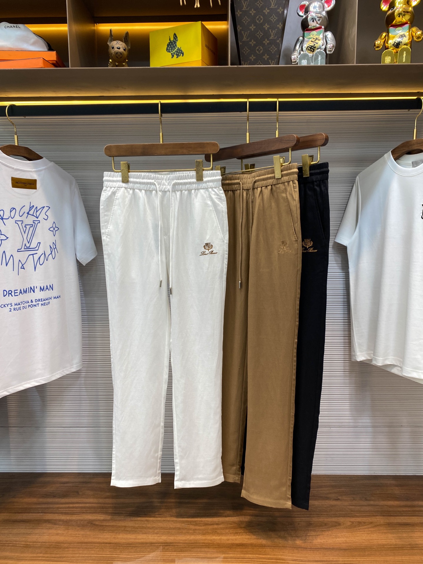 NO:151698,LSS spring and summer new Tiansi cotton blended thin drawstring casual pants, classic badge logo embroidered fashionable versatile straight casual pants!  Trading companies have sparse channels and are released on the official website at the same time!  With its excellent fabric quality, exquisite craftsmanship details, humanized design and versatile fashion attributes, the new LP drawstring casual pants have become an ideal choice for those who pursue quality life!   The fabric is made of customized Tiansi cotton blended materials. This unique blend not only combines the ultimate lightness and softness of Tiansi, but also combines the breathability and moisture absorption of pure cotton, ensuring the ultimate comfort experience when wearing!  The fabric is as light as a feather. When you fit your skin, you can feel the indescribable delicateness and smoothness. Even in the hot summer, it can effectively sweat and keep your body dry and cool!  In addition, the drape of the fabric makes the trousers naturally and smooth while walking, showing their elegant style!  The front and back are decorated with classic badge logo embroidery. These embroidery patterns are not only a tribute to the brand's history, but also an ultimate display of exquisite craftsmanship!  Each needle and thread have been carefully crafted by craftsmen, with lifelike patterns and luxurious textures in the details!  This ultimate pursuit of details not only improves the overall grade of the pants, but also allows the wearer to inadvertently reveal a low-key luxury of 