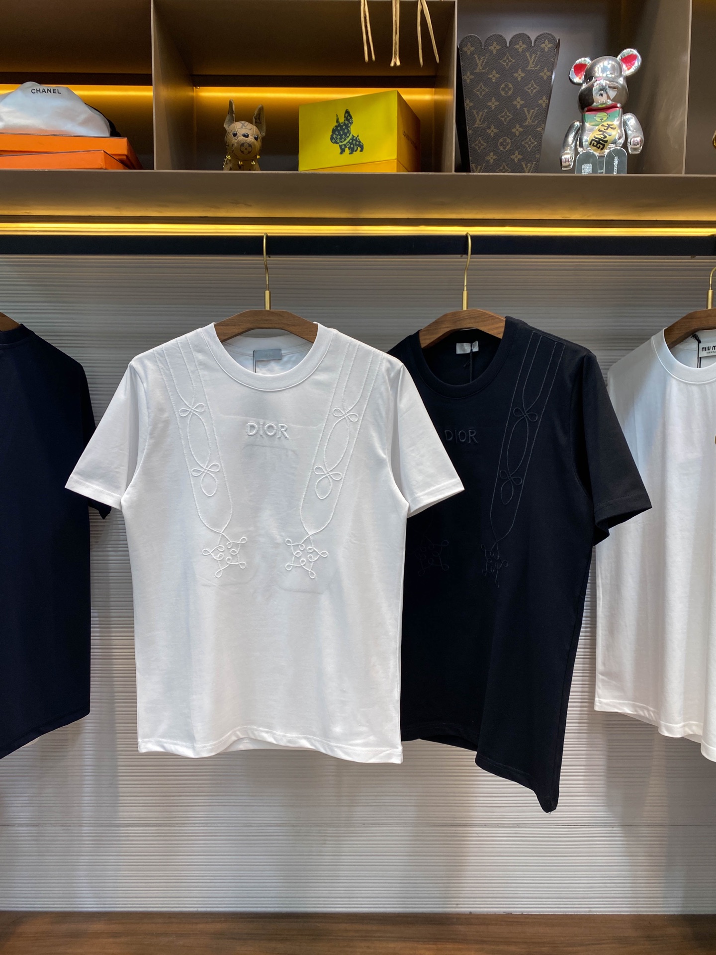 NO:412426,CD25SS spring and summer new jersey cotton solid color round neck short Tee, men and women same three-dimensional line logo embroidered casual pullover short-sleeved T-shirt!  Trading companies have sparse channels and are on sale on the leading official website!  D's new T-shirt has become a clear stream in the fashion industry with its simple yet stylish design!   Its fabric is made of customized jersey cotton, which is not only soft and comfortable in texture, but also has excellent breathability, but also has special processing to make the clothes more durable and easy to care for!  In terms of touch, it gives people a warm feeling of being close to nature, as if the summer breeze blows on your face, bringing a hint of coolness and comfort!  The front design of the T-shirt is particularly unique, with smooth lines and patterns running through it, just like a winding stream in the morning light, adding a bit of agility and vitality to the whole piece of clothing!  At the intersection of this line, there is the brand’s classic letter logo, which quietly tells the brand’s history and inheritance!  The embroidery thread of the same color as the body of the clothes is carefully embroidered through the imported ten thousand needle embroidery process, making the patterns full and three-dimensional, with different shapes, as if they were about to emerge from the clothes. The visual effect is extremely fashionable and unforgettable at a glance!  The basic straight-tube cutting method not only retains the classic elements of the T-shirt, but also takes into account the comfort and versatility of wearing!  Recommended for the same style as men and women!  Black/white, two colors into it!  Size S-XXL S S shoulder width 45cm-bust 102cm-length 68cm M S shoulder width 46cm-bust 106cm-length 70cm L S shoulder width 47cm-bust 110cm-length 72cm XL S shoulder width 48cm-bust 114cm-length 74cm XXL S shoulder width 50cm-bust 118cm-length 76cm Size recommended (standard version) Height 174-140 catties, try on M size appropriately!  A boy can choose S code within 130 catties, a M code for 130-143 catties, a L code for 143-156 catties, a XL code for 156-170 catties, and a XXL code for 170-185 catties!  All girls can choose S code!  ,T-shirt,tees,t-shirt,alexander wang19860909CD25SS春夏新款平纹针织棉布纯色圆领短Tee,男女同款立体线条标识刺绣休闲套头短袖T恤衫！贸易公司渠道稀出,领先官网发售！D新款T恤以其简约而不失格调的设计,成为了时尚界的一股清流！  其面料选用客供定制平纹针织棉布,不仅质地柔软舒适,透气性能极佳,而且经过特殊工艺处理,使得衣物更加耐穿且易于打理！在触感上它给人一种亲近自然的温馨感受,仿佛夏日微风拂面,带来一丝丝清凉与惬意！T恤的前幅设计尤为独特,流畅的线条图案贯穿其中,宛如晨曦中蜿蜒的溪流,为整件衣物增添了几分灵动与活力！而在这条线条的交汇处,则是品牌的经典字母标识,它静静地诉说着品牌的历史与传承！采用了与衣身同色的绣线,通过进口万针刺绣工艺精心绣制而成,使得图案饱满立体,形态各异,仿佛要从衣物中跃然而出,视觉效果极为时髦,让人一眼难忘！基础直筒的剪裁方式,既保留了T恤的经典元素,又兼顾了穿着的舒适性与百搭性！男女同款推荐！黑色/白色,两色入！尺码S-XXL S码肩宽45cm-胸围102cm-衣长68cm M码肩宽46cm-胸围106cm-衣长70cm L码肩宽47cm-胸围110cm-衣长72cm XL码肩宽48cm-胸围114cm-衣长74cm XXL码肩宽50cm-胸围118cm-衣长76cm 尺码推荐（标准版型） 身高174-140斤,试穿M码合适！ 男生体重130斤以内选择S码,130-143斤选择M码,143-156斤选择L码,156-170斤选择XL码,170-185斤选择XXL码！ 女生全部选择S码即可！,,T-shirt,tees，t-shirt,alexander wang,Men's clothing