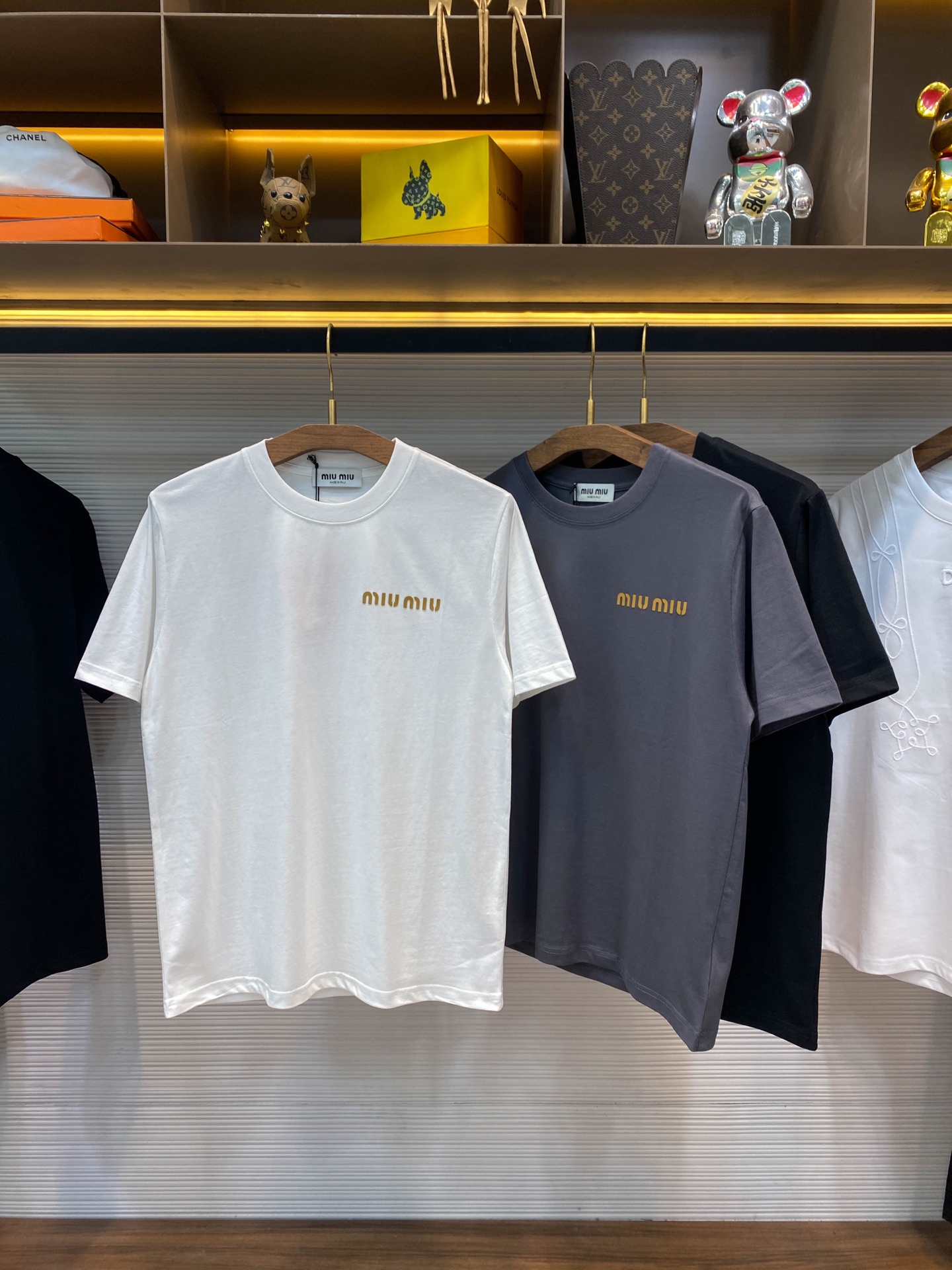 NO:412420,MIU25SS spring and summer new jersey cotton basic round neck short Tee, men and women same three-dimensional letter logo offset printing casual straight short-sleeved T-shirt!  Trading companies have sparse channels and are on sale on the leading official website!  From the choice of fabric to the details of design, MIU’s new T-shirts reveal the brand’s ultimate pursuit of quality and unique insights into fashion!  The short Tee uses customized jersey fabrics for customer supply. It not only feels soft and comfortable to touch, but also has good breathability and moisture absorption. It can keep the skin dry and comfortable even in the hot summer!  The classic letter logo on the chest adopts a three-dimensional hot-pressing and offset printing process. This process not only makes the logo look more three-dimensional and full, layered, but also smoother in the touch, not easy to fall off or crack, ensuring the coexistence of the fashion sense and durability of the T-shirt!  The simple but fashionable logo design not only shows the unique tone of the Miu brand, but also inadvertently reveals the wearer's taste and style!  The basic straight round neck style is not only versatile but not picky, but can be easily controlled whether it is paired with jeans, casual pants or skirts, showing different styles and charm!  Black/white/gray, three colors into it!  Size S-XXL S S shoulder width 46cm-bust 102cm-length 66cm M S shoulder width 49cm-bust 108cm-length 68cm L S shoulder width 52cm-bust 114cm-length 70cm XL S shoulder width 55cm-bust 119cm-length 72cm XXL S shoulder width 57cm-bust 124cm-length 74cm Size recommendation (standard version) Height 174-140 catties, try on M size appropriately!  A boy can choose S code within 130 catties, a M code for 130-143 catties, a L code for 143-156 catties, a XL code for 156-170 catties, and a XXL code for 170-186 catties!  ,miumiu,skirts,jeans,T-shirt,tees,t-shirt,alexander wang19860909MIU25SS春夏新款平纹针织棉布基础圆领短Tee,男女同款立体字母标识胶印休闲直筒短袖T恤衫！贸易公司渠道稀出,领先官网发售！MIU新款T恤从面料的选择到设计的细节,都透露着品牌对品质的极致追求与对时尚的独到见解！ 该短Tee采用了客供定制平纹针织面料,不仅触感柔软舒适,还具有良好的透气性和吸湿性,即便在炎炎夏日也能保持肌肤的干爽与自在！胸前的经典字母标识Logo,采用了立体热压胶印工艺,这种工艺不仅让Logo看起来更加立体饱满,富有层次感,而且在触感上也更加平滑,不易脱落或开裂,确保了T恤的时尚感与耐用性并存！简约而不失时髦的Logo设计,不仅展现了Miu品牌的独特调性,更在不经意间透露出穿着者的品味与格调！基础直筒圆领版型,不仅百搭不挑人,无论是搭配牛仔裤、休闲裤还是半身裙,都能轻松驾驭,展现出不同的风格魅力！黑色/白色/灰色,三色入！尺码S-XXL S码肩宽46cm-胸围102cm-衣长66cm M码肩宽49cm-胸围108cm-衣长68cm L码肩宽52cm-胸围114cm-衣长70cm XL码肩宽55cm-胸围119cm-衣长72cm XXL码肩宽57cm-胸围124cm-衣长74cm 尺码推荐（标准版型） 身高174-140斤,试穿M码合适！ 男生体重130斤以内选择S码,130-143斤选择M码,143-156斤选择L码,156-170斤选择XL码,170-186斤选择XXL码！,,miumiu,skirts,jeans,T-shirt,tees，t-shirt,alexander wang,Men's clothing