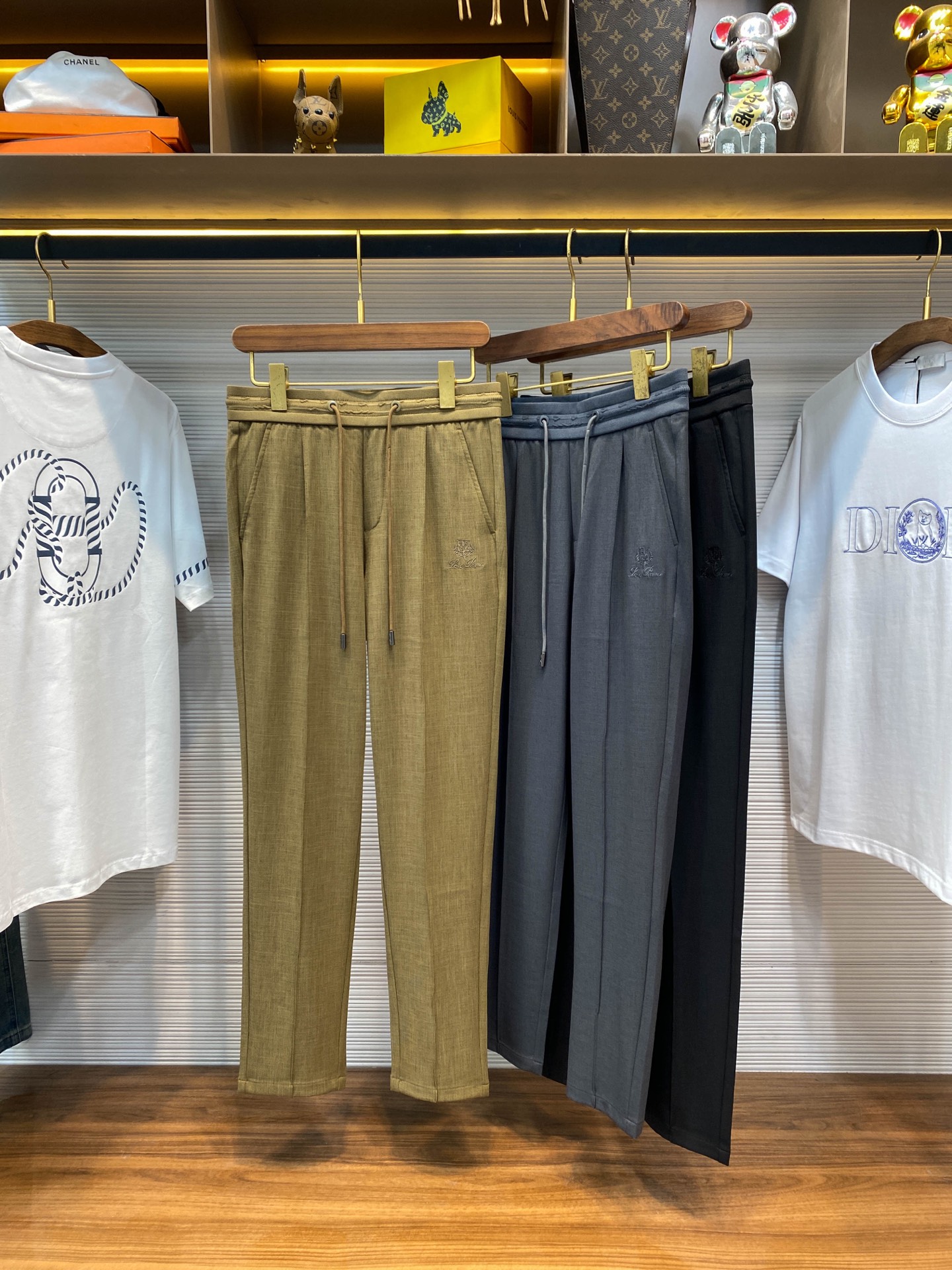 NO:136927,【LSS spring and summer new Tiansi cotton blend drawstring casual pants, classic badge embroidered three-dimensional middle stitching straight casual pants for men!  Trading companies have sparse channels and are released on the official website at the same time!  LP new straight-leg casual pants, a boutique trousers that combine fashion and comfort, is tailor-made for you who pursue quality of life and personal expression!  This casual pants are made of 80 cotton and tensile blended fabrics that are customized by customers. This unique ratio not only ensures the ultimate comfort when worn, but also gives the fabric excellent breathability!  Whenever the breeze blows, the light fabric seems to breathe, allowing the skin to enjoy the pleasure of free breathing, and can keep it refreshing and not stuffy even in the hot summer!  Its drape makes the trousers reveal natural and smooth lines while walking, showing their elegant style!  The front design is ingenious, the classic badges are embroidered exquisitely and eye-catching. Each stitch and thread reveal the craftsman's exquisite skills and ultimate pursuit of details!  It echoes the metal nameplate on the back pocket, and the metallic luster shines in the light, adding a touch of luxury to the overall shape, making it unforgettable at a glance!  The drawstring elastic waist design is not only easy to put on and take off, but also flexibly adjust the tightness according to the personal waist circumference to ensure a comfortable fit all day!  The straight-tube style is neat and elegant, and it is not picky about the figure and can well modify the legs. It can be easily controlled whether it is for daily travel or casual gatherings!  Military green/light gray/black, three colors into it!  Size 48-56 Size 48 Waist circumference 74/80cm - Hips circumference 94cm - Front 28cm - Thigh circumference 56cm - Trouser length 99cm - Trouser legs 33cm Size 50 Waist circumference 78/84cm - Hips circumference 98cm - Front 29cm - Thigh circumference 58cm - Trouser length 100cm - Trouser legs 34cm Size 52 Waist circumference 82/88cm - Hips circumference 102cm - Trouser legs 30cm - Trouser length 101cm - Trouser legs 35cm Size 54 Waist circumference 86/92cm - Hips circumference 106cm - Front 31cm - Trouser circumference 62cm - Trouser length 102cm - Trouser legs 36cm  56 size waist circumference 90/96cm - hip circumference 110cm - front gear 31cm - thigh circumference 64cm - trouser length 103cm - trouser legs 37cm Recommended size (standard version) Height 174-140 catties, it is suitable to try on 50 sizes!  A boy can choose 48 digits within 130 catties, a 50 digit for 130-143 catties, a 52 digit for 143-156 catties, a 52 digit for 156-170 catties, a 54 digit for 170-186 catties!  loro piana alexander wang19860909【LSS春夏新款天丝棉质混纺抽绳休闲裤,男士经典徽章刺绣立体中缝线直筒休闲长裤！贸易公司渠道稀出,同步官网发售！LP新款直筒休闲裤,一款集时尚与舒适于一身的精品裤装,专为追求生活品质与个性表达的你量身打造！ 这款休闲裤采用了客供定制的80棉天丝混纺面料,这一独特配比不仅确保了穿着时的极致舒适感,还赋予了面料出色的透气性能！每当微风拂过,轻盈的面料仿佛会呼吸一般,让肌肤享受自由呼吸的畅快,即便是炎炎夏日也能保持清爽不闷热！其垂感十足的特性,更是让裤装在行走间流露出自然流畅的线条,尽显优雅风范！ 前幅的设计匠心独运,经典徽章刺绣精致而醒目,每一针每一线都透露着匠人的精湛技艺与对细节的极致追求！它与后兜上的金属铭牌遥相呼应,金属光泽在光线下熠熠生辉,为整体造型增添了一抹高奢气息,让人一眼难忘！抽绳松紧裤腰设计,既方便穿脱又可根据个人腰围灵活调整松紧度,确保全天候的舒适贴合！直筒的版型剪裁利落大方,既不挑身材又能很好地修饰腿型,无论是日常出行还是休闲聚会都能轻松驾驭！军绿/浅灰/黑色,三色入！尺码48-56 48码腰围74/80cm-臀围94cm-前档28cm-大腿围56cm-裤长99cm-裤脚33cm 50码腰围78/84cm-臀围98cm-前档29cm-大腿围58cm-裤长100cm-裤脚34cm 52码腰围82/88cm-臀围102cm-前档30cm-大腿围60cm-裤长101cm-裤脚35cm 54码腰围86/92cm-臀围106cm-前档31cm-大腿围62cm-裤长102cm-裤脚36cm 56码腰围90/96cm-臀围110cm-前档31cm-大腿围64cm-裤长103cm-裤脚37cm 尺码推荐（标准版型） 身高174-140斤,试穿50码合适！ 男生体重130斤以内选择48码,130-143斤选择50码,143-156斤选择52码,156-170斤选择54码,170-186斤选择56码！,,loro piana,alexander wang,Men's clothing