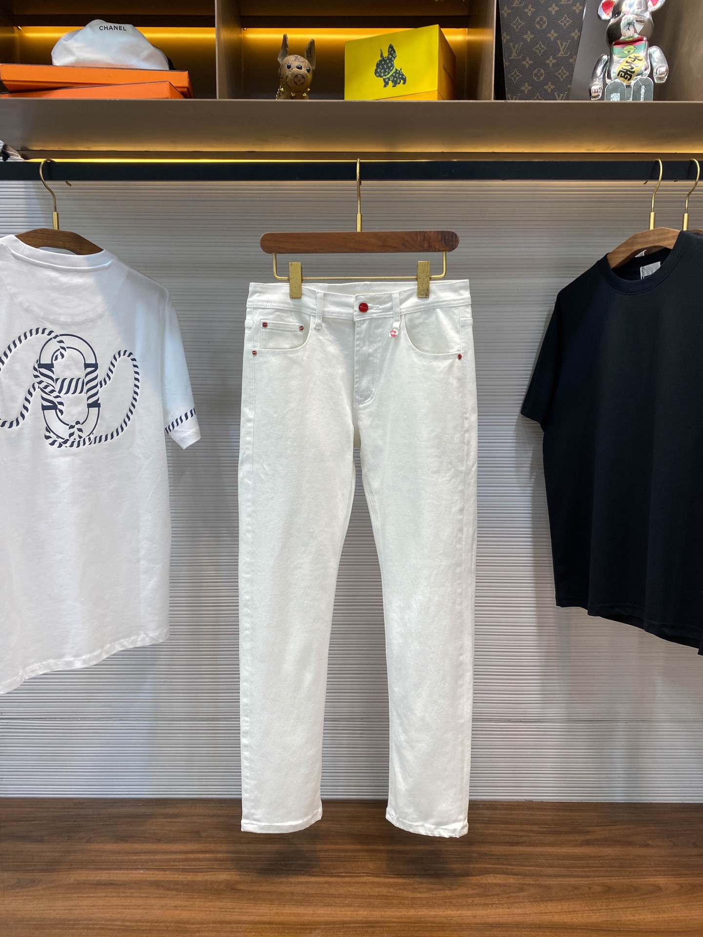 NO:568275,KITON25 Four Seasons New White Washed Stretch Jeans, Men's Classic Red Nameplate Pendant Fashion Straight Slim Denim Trousers!  Trading company channels are rare, leading official website sales!  This KITON white jeans are not only a fashion item, but also a work of art!  With its unique fabrics, exquisite design and perfect tailoring, it has won the love and pursuit of countless consumers!   The jeans are made of custom-made washed white denim fabric. After special processing, it not only maintains the classic texture of denim, but also achieves the perfect combination of softness and skin-friendly touch!  It feels like a second skin when worn on the body, and is comfortable without losing elasticity. Whether it is daily activities or light exercise, it can be easily handled without any sense of restraint!  The design of the waist is even more unique. An exquisite red nameplate pendant hangs on the waist, adding a dazzling color to the entire pair of pants!  Echoing this are those classic red buttons, which are inlaid on the waistband and pocket edges in an orderly manner. Every detail is handled just right. The iconic logo on the surface is clearly visible, as if whispering the brand's glorious history and excellent quality, showing sophistication and elegance!  The casual straight cutting method can not only modify the shape of the legs well, making the leg lines look more smooth and natural, but also visually lengthen the proportions of the legs, making the legs appear more slender!  Whether paired with a simple T-shirt or an elegant shirt, you can easily manage various occasions, from daily outings to casual gatherings, making you the focus of the crowd!  Size 29-38 (no 35) Size 29 waist 72cm - hip 92cm - front 26cm - thigh 56cm - trouser length 98cm - trouser leg 34cm Size 30 waist 74cm - hip 94cm - front 26cm - thigh 57cm - trouser length 99cm - trouser leg 34cm  Size 31 waist 76cm - hip 96cm - front 27cm - thigh 58cm - trouser length 100cm - trouser leg 35cm Size 32 waist 79cm - hip 99cm - front 27cm - thigh 59cm - trouser length 101cm - trouser leg 36cm  Size 33 waist 82cm - hip 102cm - front 28cm - thigh 60cm - trouser length 102cm - trouser leg 37cm Size 34 waist 86cm - hip 105cm - front 28cm - thigh 62cm - trouser length 103cm - trouser leg 37cm Size 36 has a waist circumference of 90cm - hip circumference 108cm - front leg 29cm - thigh circumference 64cm - trouser length 104cm - trouser leg 38cm. Size 38 waist circumference 94cm - hip circumference 110cm - front leg 29cm - thigh circumference 66cm - trouser length 104cm - trouser leg 38cm. Size recommendation (standard version) Height 174-140 catties, try on size 31!  Boys weighing less than 128 catties choose size 29, 128-136 catties choose size 30, 136-144 catties choose size 31, 144-152 catties choose size 32, 152-160 catties choose size 33, 160-168 catties choose size 34, 168-176 catties choose size 36, 176-185 catties choose size 38!  ,,jeans,shirts,tees,t-shirt,alexander wang19860909KITON25 四季款 新款白色水洗弹力牛仔裤,男士经典红色铭牌吊坠时尚直筒修身牛仔长裤！贸易公司渠道稀出,领先官网发售！这款KITON白色牛仔裤不仅是一款时尚单品,更是一件艺术品！它以其独特的面料、精致的设计以及完美的版型裁剪,赢得了无数消费者的喜爱和追捧！  该牛仔裤采用了客供定制水洗白色牛仔面料,经过特殊工艺处理,不仅保持了牛仔布的经典质感,更在触感上实现了柔软与亲肤的完美结合！穿在身上仿佛第二层肌肤般舒适,同时又不失弹力,无论是日常活动还是轻微运动,都能轻松应对,毫无束缚感！腰部的设计更是别具一格,一个精致的红色铭牌吊坠悬挂在腰间,为整条裤子增添了一抹亮眼的色彩！ 而与之相呼应的,是那些经典的红色纽扣,它们错落有致地镶嵌在裤腰和口袋边缘,每一处细节都处理得恰到好处,表面标志性的Logo清晰可见,仿佛在低语着品牌的辉煌历史与卓越品质,尽显精致与高雅！休闲直筒的裁剪方式,不仅能够很好地修饰腿型,让腿部线条看起来更加流畅自然,还能在视觉上拉长腿部比例,显得双腿更加修长！无论是搭配简约的T恤还是优雅的衬衫,都能轻松驾驭各种场合,从日常出行到休闲聚会,都能让你成为人群中的焦点！尺码29-38（无35） 29码腰围72cm-臀围92cm-前档26cm-大腿围56cm-裤长98cm-裤脚34cm 30码腰围74cm-臀围94cm-前档26cm-大腿围57cm-裤长99cm-裤脚34cm 31码腰围76cm-臀围96cm-前档27cm-大腿围58cm-裤长100cm-裤脚35cm 32码腰围79cm-臀围99cm-前档27cm-大腿围59cm-裤长101cm-裤脚36cm 33码腰围82cm-臀围102cm-前档28cm-大腿围60cm-裤长102cm-裤脚37cm 34码腰围86cm-臀围105cm-前档28cm-大腿围62cm-裤长103cm-裤脚37cm 36码腰围90cm-臀围108cm-前档29cm-大腿围64cm-裤长104cm-裤脚38cm 38码腰围94cm-臀围110cm-前档29cm-大腿围66cm-裤长104cm-裤脚38cm 尺码推荐（标准版型） 身高174-140斤,试穿31码合适！ 男生体重128斤以内选择29码,128-136斤选择30码,136-144斤选择31码,144-152斤选择32码,152-160斤选择33码,160-168斤选择34码,168-176斤选择36码,176-185斤选择38码！,,jeans,shirts,tees，t-shirt,alexander wang,Men's clothing