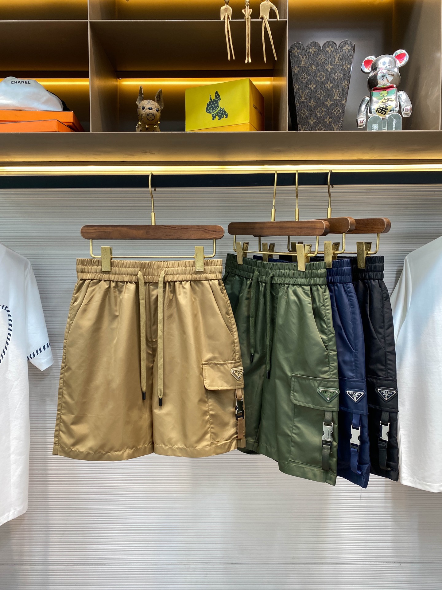 NO:446109,PRA25SS spring and summer new high-density woven fabric drawstring shorts, men's triangle badge inserts and buckles pocket casual work shorts five-point pants!  Trading companies have sparse channels and are released on the official website at the same time!  Pjia’s new tool shorts have become a trendy item that emphasizes both fashion and function with its unique fabric selection, exquisite design details and versatile style cutting!  This shorts are made of customized high-density woven fabrics for customers. They are not only hard and give the wearer an excellent three-dimensional sense, but also have a more luster feeling. They shine in the sun or light, showing a unique sense of quality!  The side design of the shorts is particularly unique. The triangle badge flip pocket not only adds a strong military atmosphere to the overall shape, but also shows the brand's ingenuity through fine sewing and material selection!  The sporty metal buckle opening and closing design on the pocket is not only convenient and practical, but also has its unique metal texture and luster, which has become the finishing touch of the entire shorts, making the shorts incorporate rich fashion elements on the basis of the workwear style!  The drawstring elastic waist design not only ensures the comfort and freedom of wearing, but also allows shorts to adapt to the needs of different waistlines, and can be easily controlled whether they are tight or loose!  At the same time, the drawstring design also adds a touch of casualness and casualness, making the shorts more versatile!  In terms of style, the shorts are cut in a basic straight-piece style. This classic and versatile style can not only modify the body lines, but also show the wearer's ability and neatness!  Whether paired with T-shirts, shirts or sweaters, you can easily create a fashionable and practical outfit!  Khaki/green/blue/black, four colors into it!  Size M-3XL M size waist 70/76cm-Hip circumference 106cm-front 32cm-thigh circumference 66cm-trouser length 47cm L size waist 74/80cm-hip circumference 110cm-front 33cm-thigh circumference 68cm-trouser length 48cm XL size waist 78/84cm-hip circumference 114cm-front 34cm-thigh circumference 70cm-trouser length 49cm XXL size waist 82/88cm-hip circumference 118cm-front 35cm-thigh circumference 73cm-trouser length 50cm 3XL size waist 86/92cm-hip circumference 122cm-front 36cm-thigh circumference 76cm-trouser length 52cm Size recommended (standard version)  Height is 174-catties, it is suitable to try on the L size!  Boys weigh less than 130 catties and choose M code, 130-142 catties and choose L code, 142-155 catties and choose XL code, 155-168 catties and choose XXL code, 168-183 catties and 3XL code!  ,,prada,shorts,shirts,tees,t-shirt,alexander wang19860909PRA25SS春夏新款高密度梭织面料抽绳短裤,男士三角标徽章插扣口袋休闲工装短裤五分裤！贸易公司渠道稀出,同步官网发售！P家全新工装短裤以其独特的面料选择、精巧的设计细节以及百搭的版型裁剪,成为了时尚与功能并重的潮流单品！ 这款短裤采用客供定制高密度梭织面料,不仅质地硬挺,给予穿着者极佳的立体感,更富有光泽感,在阳光或灯光下熠熠生辉,彰显出独特的品质感！短裤的侧面设计尤为独特,三角标徽章翻盖口袋不仅为整体造型增添了一抹军事风格的硬朗气息,更通过精细的缝制工艺和选材,展现出品牌的匠心独运！而口袋上的运动金属插扣开合设计,不仅方便实用,更以其独特的金属质感与光泽,成为整款短裤的点睛之笔,使得短裤在工装风格的基础上,又融入了浓郁的时尚元素！ 抽绳松紧裤腰设计不仅确保了穿着的舒适性与自由度,更使得短裤能够适应不同腰围的需求,无论是紧身还是宽松,都能轻松驾驭！同时抽绳的设计也增添了一丝休闲与随性的气息,使得短裤更加百搭！在版型上,短裤采用了基础直筒版型裁剪,这一经典而又百搭的版型不仅能够修饰身材线条,更能够展现出穿着者的干练与利落！无论是搭配T恤、衬衫还是针织衫,都能轻松打造出时尚而又实用的穿搭效果！卡其/绿色/蓝色/黑色,四色入！尺码M-3XL M码腰围70/76cm-臀围106cm-前档32cm-大腿围66cm-裤长47cm L码腰围74/80cm-臀围110cm-前档33cm-大腿围68cm-裤长48cm XL码腰围78/84cm-臀围114cm-前档34cm-大腿围70cm-裤长49cm XXL码腰围82/88cm-臀围118cm-前档35cm-大腿围73cm-裤长50cm 3XL码腰围86/92cm-臀围122cm-前档36cm-大腿围76cm-裤长52cm 尺码推荐（标准版型） 身高174-斤,试穿L码合适！ 男生体重130斤以内选择M码,130-142斤选择L码,142-155斤选择XL码,155-168斤选择XXL码,168-183斤选择3XL码！,,prada,shorts,shirts,tees，t-shirt,alexander wang,Men's clothing