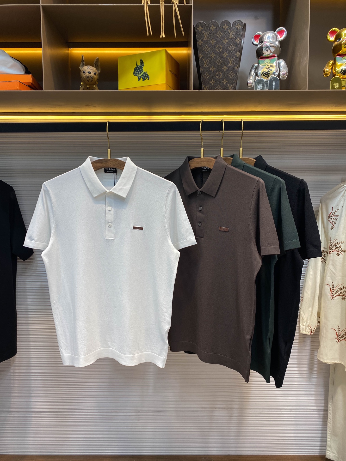 NO:143127,【EZ25SS Spring and Summer New Technology Fiber Blended Knitted Lapel Short Tee, Men's Classic Stripe Badge Offset Business Casual Short Sleeve Polo Shirt!  Trading companies have sparse channels and are on sale on the leading official website!  Z's new Polo shirt is dedicated, whether you are strolling on the bustling city streets or sitting in a spacious and bright office, you can become the focus of everyone's attention!  This Polo shirt uses customized technology fiber blended knitted fabrics, which have been carefully selected and scientifically matched to ensure the ultimate experience when wearing them!  It not only brings a comfortable and breathable feeling, but also keeps the skin dry and comfortable even in the hot summer. It is also elastic. Whether it is daily activities or light exercise, it can be easily dealt with without any restraint!  The classic striped badge decoration on the chest is cleverly integrated into the design, retaining the classic elements of the Polo shirt and giving it a unique fashion atmosphere!  The basic straight-tube style cutting is not only in line with ergonomic principles, but also can modify the body shape. It can be easily controlled no matter what kind of body shape!  Whether you are attending a business occasion with formal attire or enjoying leisure time with casual attire, you can show your unique charm and style!  Black/white/deep bean paste/dark green, four colors into it!  Size 48-56 Size 48 shoulder width 41cm-bust 98cm-length 65cm Size 50 shoulder width 42cm-bust 102cm-length 66cm Size 52 shoulder width 43cm-bust 106cm-length 68cm Size 54 shoulder width 44cm-bust 110cm-length 70cm Size 56 shoulder width 45cm-bust 114cm-length 72cm Size recommended (standard version) Height 174-140 catties, try on 50 sizes appropriate!  A boy can choose 48 digits within 128 catties, a 50 digit for 128-140 catties, a 52 digit for 140-153 catties, a 52 digit for 153-166 catties, a 54 digit for 166-180 catties!  ,T-shirt,alexander wang19860909【EZ25SS春夏新款科技纤维混纺针织翻领短Tee,男士经典条纹徽章胶印商务休闲短袖Polo衫！贸易公司渠道稀出,领先官网发售！Z家新款Polo衫奉献,无论是漫步在繁华的都市街头,还是坐在宽敞明亮的办公室内,都能让你成为众人瞩目的焦点！ 这款Polo衫选用客供定制科技纤维混纺针织面料,这种面料经过精心挑选与科学配比,确保了穿着时的极致体验！它不仅能够带来舒爽透气的感受,即便在炎炎夏日也能保持肌肤的干爽与舒适,而且富有弹力,无论是日常活动还是轻微运动,都能轻松应对,毫无束缚感！胸前经典条纹徽章装饰巧妙地融入了设计中,既保留了Polo衫的经典元素,又赋予了它独特的时尚气息！基础直筒版型裁剪,既符合人体工学原理,又能修饰身形,无论何种身材都能轻松驾驭！无论是搭配正装出席商务场合,还是搭配休闲装束享受闲暇时光,都能展现出独特的魅力与风采！黑色/白色/深豆沙/深绿,四色入！尺码48-56 48码肩宽41cm-胸围98cm-衣长65cm 50码肩宽42cm-胸围102cm-衣长66cm 52码肩宽43cm-胸围106cm-衣长68cm 54码肩宽44cm-胸围110cm-衣长70cm 56码肩宽45cm-胸围114cm-衣长72cm 尺码推荐（标准版型） 身高174-140斤,试穿50码合适！ 男生体重128斤以内选择48码,128-140斤选择50码,140-153斤选择52码,153-166斤选择54码,166-180斤选择56码！,,T-shirt,alexander wang,Men's clothing