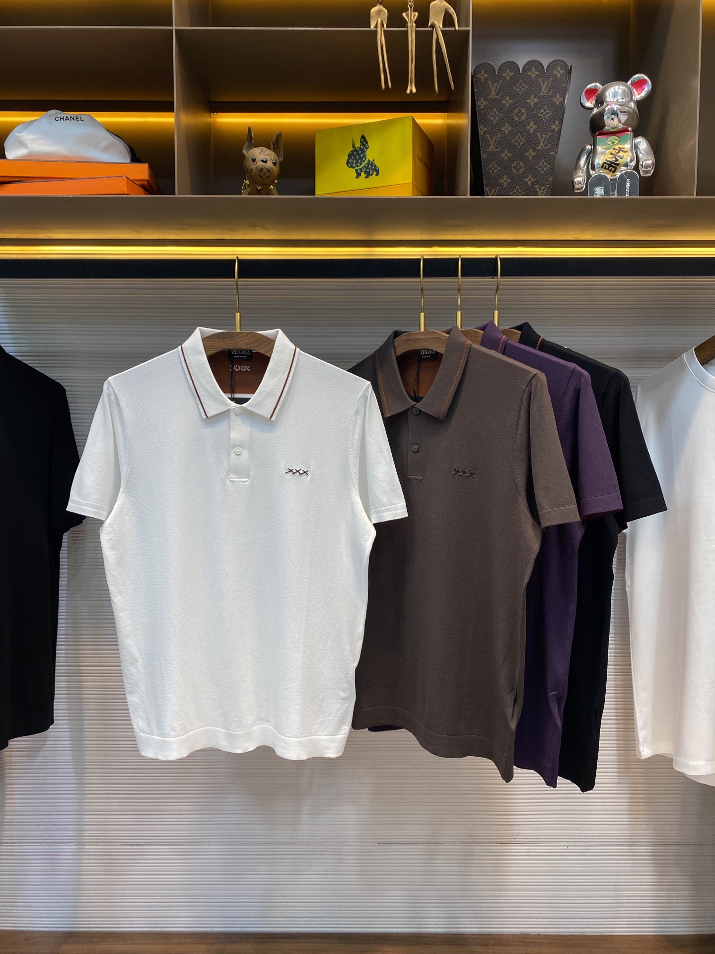 NO:147557,【EZ25SS Spring and Summer New Imported Technology Fiber Knitted Lapel Short Tee, Men's Classic XXX Logo Embroidery Business Casual Versatile Short Sleeve Polo Shirt!  Trading companies have sparse channels and are released on the official website at the same time!  Zjia’s new knitted Polo shirt has become an ideal choice for urban elites to show their own style and taste with its excellent fabric quality, exquisite detail design and appropriate fitting and cutting!  This Polo shirt is made of customized technology fiber knitted fabrics for customer supply. The fabric has been carefully selected and processed with special processes. It not only feels extremely skin-friendly, but also fits like a second layer of skin, but also has excellent breathability. It can keep the skin dry and comfortable even in the hot summer!  The fabric has excellent hangover, making the lines of the clothes smooth, showing the wearer's upright posture. At the same time, high-tech elastic fibers are incorporated into the fabric, ensuring that the clothes can also retract freely while fitting the body shape, meeting the wear needs of different body types, and are free to move without limitations!  The exquisite XXX embroidered logo on the chest is in sight. This is not only a tribute to the brand, but also a symbol of quality!  The logo uses delicate needlework and bright colors to highlight the brand charm of low-key but stylish!  What echoes the logo on the chest is the inlay logo on the back collar. The two complement each other, retaining the classic elements and yet having a sense of fashion, making the entire Polo shirt become an evergreen in the wardrobe in any era!  The inside of the cuffs is cleverly incorporated into two-color inlay embellishments. This design not only adds to the layering of the clothes, but also inadvertently reveals the wearer's taste and etiquette!  The casual straight lapel style design not only retains the classic elements of the Polo shirt, but also incorporates modern casual style, allowing the wearer to be at ease in business occasions and leisure time!  Black/white/deep bean paste, three colors into it!  Size 48-56 Size 48 shoulder width 41cm-bust 98cm-length 65cm Size 50 shoulder width 42cm-bust 102cm-length 66cm Size 52 shoulder width 43cm-bust 106cm-length 68cm Size 54 shoulder width 44cm-bust 110cm-length 70cm Size 56 shoulder width 45cm-bust 114cm-length 72cm Size recommended (standard version) Height 174-140 catties, try on 50 sizes appropriate!  A boy can choose 48 digits within 128 catties, a 50 digit for 128-140 catties, a 52 digit for 140-153 catties, a 52 digit for 153-166 catties, a 54 digit for 166-180 catties!  .,,T-shirt,alexander wang19860909【EZ25SS春夏新款进口科技纤维针织翻领短Tee,男士经典XXX标识刺绣商务休闲百搭短袖Polo衫！贸易公司渠道稀出,同步官网发售！Z家新款针织Polo衫以其卓越的面料品质、精致的细节设计以及得体的版型裁剪,成为了都市精英们展现自我风格与品味的理想选择！ 这款Polo衫采用客供定制科技纤维针织面料,面料经过精心挑选与特殊工艺处理,不仅触感异常亲肤,仿佛第二层肌肤般贴合,而且透气性极佳,即便是炎炎夏日也能保持肌肤的干爽舒适！面料的垂顺性极佳,使得衣物线条流畅,展现出穿着者挺拔的身姿,同时面料中还融入了高科技弹力纤维,确保了衣物在贴合身形的同时,也能自由伸缩,满足不同体型的穿着需求,活动自如不受限！ 胸前精致的XXX刺绣标识赫然在目,这不仅是对品牌的致敬,更是品质的象征！该标识以细腻的针法与鲜艳的色彩,彰显出低调而不失格调的品牌魅力！而与胸前标识遥相呼应的,是后领处的嵌花标识,两者相得益彰,既保留了经典元素,又不失时尚感,使得整件Polo衫在任何时代都能成为衣橱中的常青树！袖口内侧巧妙地融入了双色嵌花点缀,这一设计不仅增添了衣物的层次感,更在不经意间透露出穿着者的品味与讲究！休闲直筒翻领版型设计,既保留了Polo衫的经典元素,又融入了现代休闲风格,使得穿着者在商务场合与休闲时光中都能游刃有余！黑色/白色/深豆沙,三色入！尺码48-56 48码肩宽41cm-胸围98cm-衣长65cm 50码肩宽42cm-胸围102cm-衣长66cm 52码肩宽43cm-胸围106cm-衣长68cm 54码肩宽44cm-胸围110cm-衣长70cm 56码肩宽45cm-胸围114cm-衣长72cm 尺码推荐（标准版型） 身高174-140斤,试穿50码合适！ 男生体重128斤以内选择48码,128-140斤选择50码,140-153斤选择52码,153-166斤选择54码,166-180斤选择56码！.,,T-shirt,alexander wang,Men's clothing