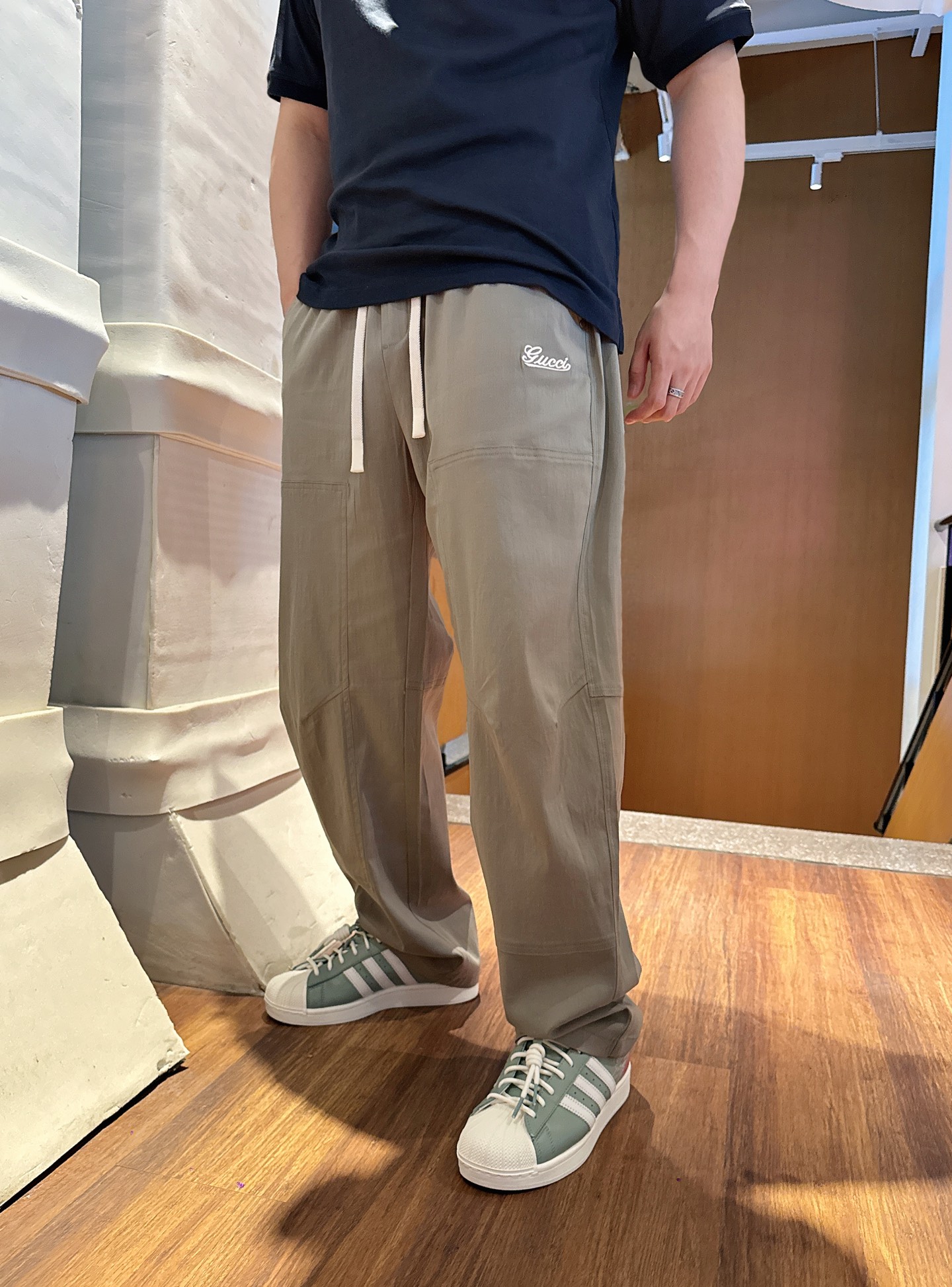 NO:414735,-GU25SS spring and summer new linen wool blend drawstring casual pants, men's fashionable avocado green classic embroidery logo fashionable casual pants!  Trading companies have sparse channels and are released on the official website at the same time!  G Home's new avocado green casual pants, with its unique fabric, fresh colors, exquisite craftsmanship and practical design, have become an indispensable fashion item in spring and summer. Whether it is daily travel or casual gatherings, you can become the focus of everyone's attention!  This trouser is made of carefully customized technology-blend fabrics from imported linen, tensil, wool and spandex. It not only ensures the high quality of clothing, but also brings an unprecedented comfortable and skin-friendly experience!  The low-saturation avocado green tone seems to be the freshest scenery in nature. It can bring a hint of relaxation and freshness when you gently brush your eyes!  In spring and summer, such a touch of color seems to have magic, which not only brightens the overall outfit, but also inadvertently brings people a comfortable and good luck, as if every step is light and joyful!  The classic letter logo on the front is embroidered with a matte embroidery of imported Breitling machines. Each needle looks full and lively, retaining the exquisiteness of traditional craftsmanship and the atmosphere of modern fashion!  This delicate embroidery craft, like the finishing touch, instantly upgrades the entire trouser's extraordinary taste!  The drawstring elastic waist design not only facilitates the adjustment of tightness, but also takes into account the convenience and comfort of wearing!  The slightly loose style design is not only highly inclusive, but also can modify the body shape, but also gives the wearer more freedom of movement!  The details of the hidden thread press on the trouser body cleverly create a three-dimensional feeling on the slim fabric, making the whole pants look more stylish!  Size XS-L XS size waist 76/82cm-hip circumference 104cm-front 33cm-thigh circumference 68cm-thigh length 105cm-trouser legs 46cm Size waist 79/85cm-thigh circumference 106cm-front 33cm-thigh circumference 69cm-trouser length 106cm-trouser legs 47cm M size waist 82/88cm-thigh circumference 109cm-front 34cm-thigh circumference 70cm-trouser length 107cm-trouser legs 48cm L size waist 86/92cm-thigh circumference 112cm-front 34cm-thigh circumference 72cm-trouser length 107cm-trouser legs 48cm Size recommended (standard version) Height 174-140 catties, try S size appropriately!  A boy can choose XS code within 130 catties, a S code for 130-145 catties, a M code for 145-162 catties, and a L code for 162-180 catties!  breitling gucci alexander wang19860909-GU25SS春夏新款亚麻天丝羊毛混纺抽绳休闲裤,男士时尚牛油果绿经典刺绣标识时尚休闲长裤！贸易公司渠道稀出,同步官网发售！G家新款牛油果绿休闲裤,以其独特的面料、清新的色彩、精湛的工艺以及实用的设计,成为了春夏季节里不可或缺的时尚单品,无论是日常出行还是休闲聚会,都能让你成为众人瞩目的焦点！ 这款裤装采用客供进口亚麻、天丝、羊毛与氨纶精心定制的科技混纺面料,不仅确保了衣物的高品质,更带来了前所未有的舒适亲肤体验！低饱和度的牛油果绿色调,仿佛是大自然中最清新的一抹风景,轻轻拂过视线,便能带来一丝放松与新鲜感！在春夏季节,这样一抹色彩仿佛拥有魔力,不仅能够提亮整体穿搭,还能在不经意间为人带来一份舒适的好运气,仿佛每一次迈步都踏着轻盈与愉悦！ 前幅经典字母标识以进口百年灵机器进行万针哑光刺绣,每一针都显得饱满而灵动,既保留了传统工艺的精致,又不失现代时尚的气息！这细腻的刺绣工艺,如同点睛之笔,让整个裤装瞬间提升了档次,彰显穿着者的不凡品味！抽绳松紧裤腰设计,既方便调节松紧度,又兼顾了穿着的便捷性与舒适度！微宽松的版型设计,不仅包容性强,能够修饰身形,还赋予穿着者更多的活动自由！裤身暗线压线的细节处理,在纤华的面料上巧妙地营造出立体感,使得整条裤子看起来更加有型有款！尺码XS-L XS码腰围76/82cm-臀围104cm-前档33cm-大腿围68cm-裤长105cm-裤脚46cm S码腰围79/85cm-臀围106cm-前档33cm-大腿围69cm-裤长106cm-裤脚47cm M码腰围82/88cm-臀围109cm-前档34cm-大腿围70cm-裤长107cm-裤脚48cm L码腰围86/92cm-臀围112cm-前档34cm-大腿围72cm-裤长107cm-裤脚48cm 尺码推荐（标准版型） 身高174-140斤,试穿S码合适！ 男生体重130斤以内选择XS码,130-145斤选择S码,145-162斤选择M码,162-180斤选择L码！,,breitling,gucci,alexander wang,Men's clothing