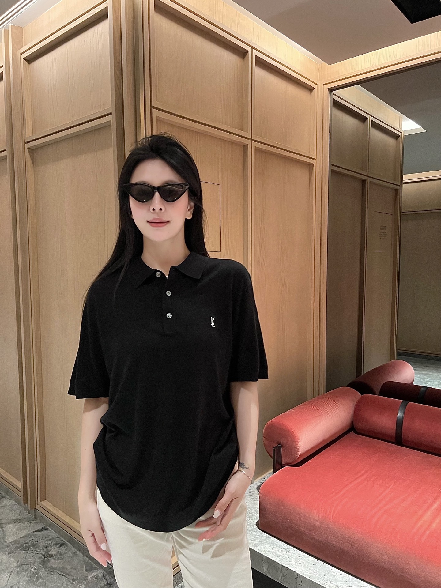 NO:414728,-SLSS spring and summer new beautiful slave wool tensil blended knitted lapel short Tee, the same classic letter logo embroidery business casual short-sleeved Polo sweater!  Trading companies have sparse channels and are released on the official website at the same time!  SLP's new wool knitted Polo shirt, a clothing masterpiece that combines high-end materials and classic designs, attracting you who pursue both quality and fashion with its unique charm!  This Polo shirt uses a exquisite blend of precious imported wool and tensils. With its natural breathability, Meinu wool gives clothes excellent temperature regulation performance. Whether it is a cold winter or a scorching summer, you can feel the right comfort and warmth!  This high-quality wool is finely processed to ensure no itchy feeling, and even sensitive skin can enjoy a gentle and skin-friendly experience like a cloud!  The surface of the fabric is smooth and draped, not only showing an elegant drapery, but also miraculously not easy to wrinkle. Even after a long period of wearing and washing, it still remains as firm and flat as before!  The classic and simple letter logo on the chest is vividly displayed, so exquisite that every detail is as if whispering the brand's long history and excellent quality!  These letters shine soft and shiny under the light, adding an indescribable elegance to the whole dress!  The style adopts the most classic and time-tested Polo style, and on this basis, the innovative design is carried out. The shoulder-expanded design cleverly embellishes the body. Whether it is a man with wide shoulders or narrow shoulders, it can easily control it, showing confidence and style!  At the same time, its tailoring keeps pace with the times, retaining the traditional charm of the Polo shirt and incorporating modern fashion elements, making the whole piece of clothing more silky and textured than ordinary Polo shirts, highlighting the wearer's extraordinary taste!  Size XS-L XS size shoulder width 43cm-bust 102cm-length 68cm S size shoulder width 44cm-bust 106cm-length 69cm M size shoulder width 45cm-bust 110cm-length 70cm L size shoulder width 46cm-bust 114cm-length 71cm Size recommended (standard version) Height 174-140 catties, try S size appropriately!  A boy can choose XS code within 133 catties, a S code for 133-148 catties, a M code for 148-163 catties, and a L code for 163-178 catties!  All girls can choose XS codes!  ,loro piana,T-shirt,alexander wang19860909-SLSS春夏新款美丽奴羊毛天丝混纺针织翻领短Tee,男女同款经典字母标识刺绣商务休闲短袖Polo针织衫！贸易公司渠道稀出,同步官网发售！SLP全新羊毛针织Polo衫,一件融合了高端材质与经典设计的服饰杰作,以其独特的魅力吸引着追求品质与时尚并重的您！ 这款Polo衫采用了珍贵的美丽奴进口羊毛与天丝的精妙混纺,美丽奴羊毛以其天然的透气性,赋予了衣物卓越的温度调节性能,无论是寒风凛冽的冬日,还是烈日炎炎的夏日,都能让您感受到恰到好处的舒适与温暖！这种高品质的羊毛,经过精细处理,确保了无刺痒感,即便是敏感肌肤也能享受到如云朵般轻柔的亲肤体验！面料表面光滑垂顺,不仅展现出优雅的垂坠感,还奇迹般地不易产生褶皱,即便经过长时间的穿着与洗涤,依然保持着如初的挺括与平整！ 胸前经典而简约的字母标识跃然其上,精致到每一个细节,仿佛在低语着品牌的悠久历史与卓越品质！这些字母在光线下泛着柔和而富有光泽的微光,为整件衣衫增添了一抹不可言喻的高雅气息！版型方面采用了最为经典且经过时间考验的Polo版型,并在此基础上进行了创新设计,扩肩的设计巧妙地修饰了身形,无论是宽肩还是窄肩的男士,都能轻松驾驭,展现出自信与风采！同时它的剪裁与时俱进,既保留了Polo衫的传统韵味,又融入了现代时尚元素,使得整件衣物比起普通的Polo衫更加丝滑有质感,彰显穿着者的不凡品味！尺码XS-L XS码肩宽43cm-胸围102cm-衣长68cm S码肩宽44cm-胸围106cm-衣长69cm M码肩宽45cm-胸围110cm-衣长70cm L码肩宽46cm-胸围114cm-衣长71cm 尺码推荐（标准版型） 身高174-140斤,试穿S码合适！ 男生体重133斤以内选择XS码,133-148斤选择S码,148-163斤选择M码,163-178斤选择L码！ 女生全部选择XS码即可！,,loro piana,T-shirt,alexander wang,Men's clothing