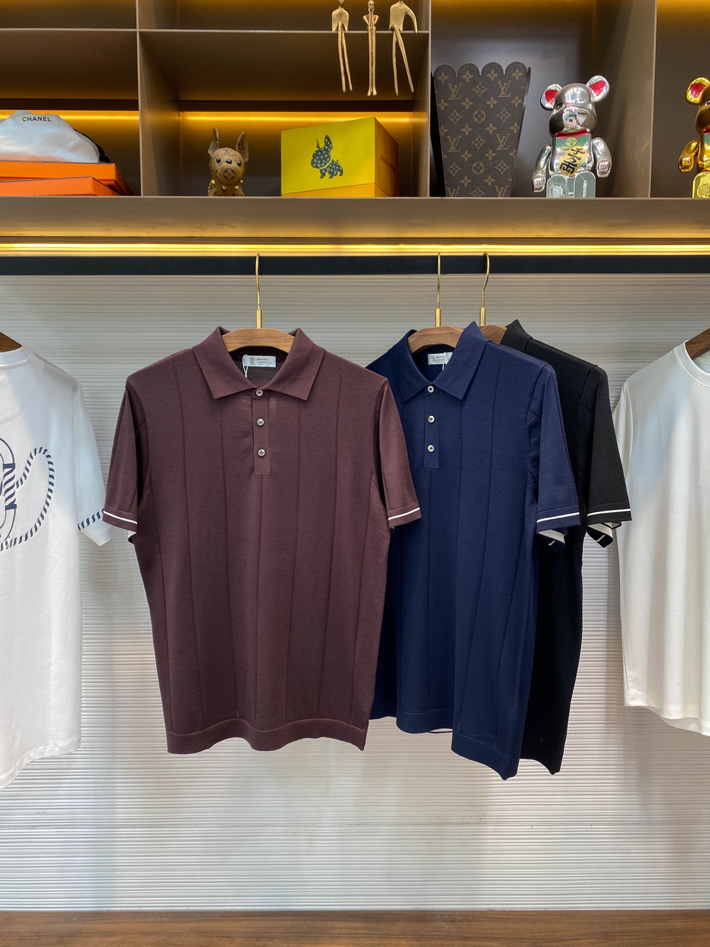 NO:143139,【BC25SS Spring and Summer New Technology Fiber Blended Knitted Lapel Short Tee, Men's Vertical Stripe Hollow Jacquard Business Casual Knitted Short Sleeve Polo Shirt!  Trading companies have sparse channels and are on sale on the leading official website!  BC's new knitted Polo shirt has become an indispensable classic choice among many urban men's wardrobes with its unique fabric selection, exquisite design details and extensive matching!   Its fabric is precision woven using customized technology fiber blended yarns for customized yarns, which not only combines the advanced performance of high-tech elements, but also takes into account the ultimate wearing experience!  Every inch of fabric has been strictly screened and specially treated to ensure that the clothes are close and smooth. Even in the hot summer, you can feel unprecedented breathability and comfort, as if there is no boundary between skin and nature. Breathe freely and enjoy the coolness!  The front panel is cleverly incorporated into the vertical striped hollow jacquard design. This detailed treatment not only greatly improves the fashion of the clothes, but also creates a rich sense of three-dimensional layering visually!  When the sun shines through the hollow part, mottled light and shadow intersect on the chest, inadvertently revealing a low-key and luxurious temperament, perfectly fitting the current popular 