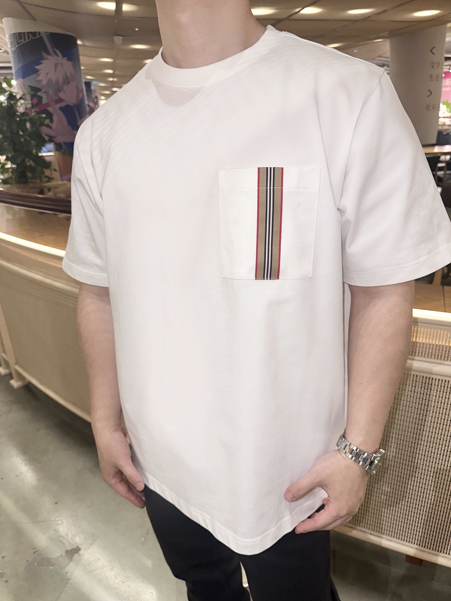 NO:148495,-BU25SS spring and summer new jersey cotton round neck short Tee, men and women same webbing element pocket loose casual short-sleeved T-shirt!  Trading companies have sparse channels and are released on the official website at the same time!  From fabric to design, B's new T-shirts reveal a unique fashion charm and high-quality texture!  The fabric is made of customized jersey cotton. After special processing, it not only maintains the natural comfort and breathability of the cotton, but also gives the clothes a clean and stylish characteristic!  When worn, you can not only feel the softness and skin-friendliness of cotton, but also show the smooth lines and three-dimensional sense of clothing, making people feel its extraordinary at a glance!  A single pocket patch is cleverly set up on the chest, which is not only practical, but also the finishing touch of the entire T-shirt!  The pockets are decorated with classic webbing elements, which highlight the brand's unique tone and fashionable feeling with delicate textures and bright colors!  The loose silhouette cutting method can not only accommodate people of different figures, but also cleverly modify the body shape, making people look thinner and slender visually!  Not only does it conform to the current trend of loose fashion, it also makes this T-shirt a versatile item!  Black/white, two colors into it!  Size XS-L XS size shoulder width 45cm-bust 112cm-length 68cm S size shoulder width 46cm-bust 116cm-length 70cm M size shoulder width 47cm-bust 120cm-length 72cm L size shoulder width 49cm-bust 124cm-length 74cm Size recommendation (loose style) Height 174-140 catties, try on XS size appropriate!  A boy can choose XS code within 143 catties, a S code for 143-158 catties, a M code for 158-173 catties, and a L code for 173-188 catties!  All girls can choose XS codes!  ,T-shirt,tees,t-shirt,alexander wang19860909-BU25SS春夏新款平纹针织棉布圆领短Tee,男女同款织带元素口袋宽松休闲短袖T恤衫！贸易公司渠道稀出,同步官网发售！B家新款T恤从面料到设计,无不透露出一种独特的时尚韵味与高品质的质感！ 面料采用客供定制平纹针织棉布,经过特殊工艺处理,不仅保持了棉质的天然舒适与透气性,更赋予了衣物挺括有型的特质！穿在身上既能够感受到棉质的柔软与亲肤,又能够展现出衣物流畅的线条与立体感,让人一眼就能感受到它的不同凡响！胸前位置巧妙地设置了一个单口袋贴饰,不仅具有实用性,更成为整件T恤的点睛之笔！口袋上装饰着经典的织带元素,以细腻的纹理和鲜明的色彩,彰显出品牌的独特调性与时髦感！宽松廓形的裁剪方式,既能够容纳不同身材的人穿着,又能够巧妙地修饰身形,让人在视觉上显得更加瘦削与修长！不仅符合当下流行的宽松时尚趋势,更让这款T恤成为了一款百搭的单品！黑色/白色,两色入！尺码XS-L XS码肩宽45cm-胸围112cm-衣长68cm S码肩宽46cm-胸围116cm-衣长70cm M码肩宽47cm-胸围120cm-衣长72cm L码肩宽49cm-胸围124cm-衣长74cm 尺码推荐（宽松版型） 身高174-140斤,试穿XS码合适！ 男生体重143斤以内选择XS码,143-158斤选择S码,158-173斤选择M码,173-188斤选择L码！ 女生全部选择XS码即可！,,T-shirt,tees，t-shirt,alexander wang,Men's clothing