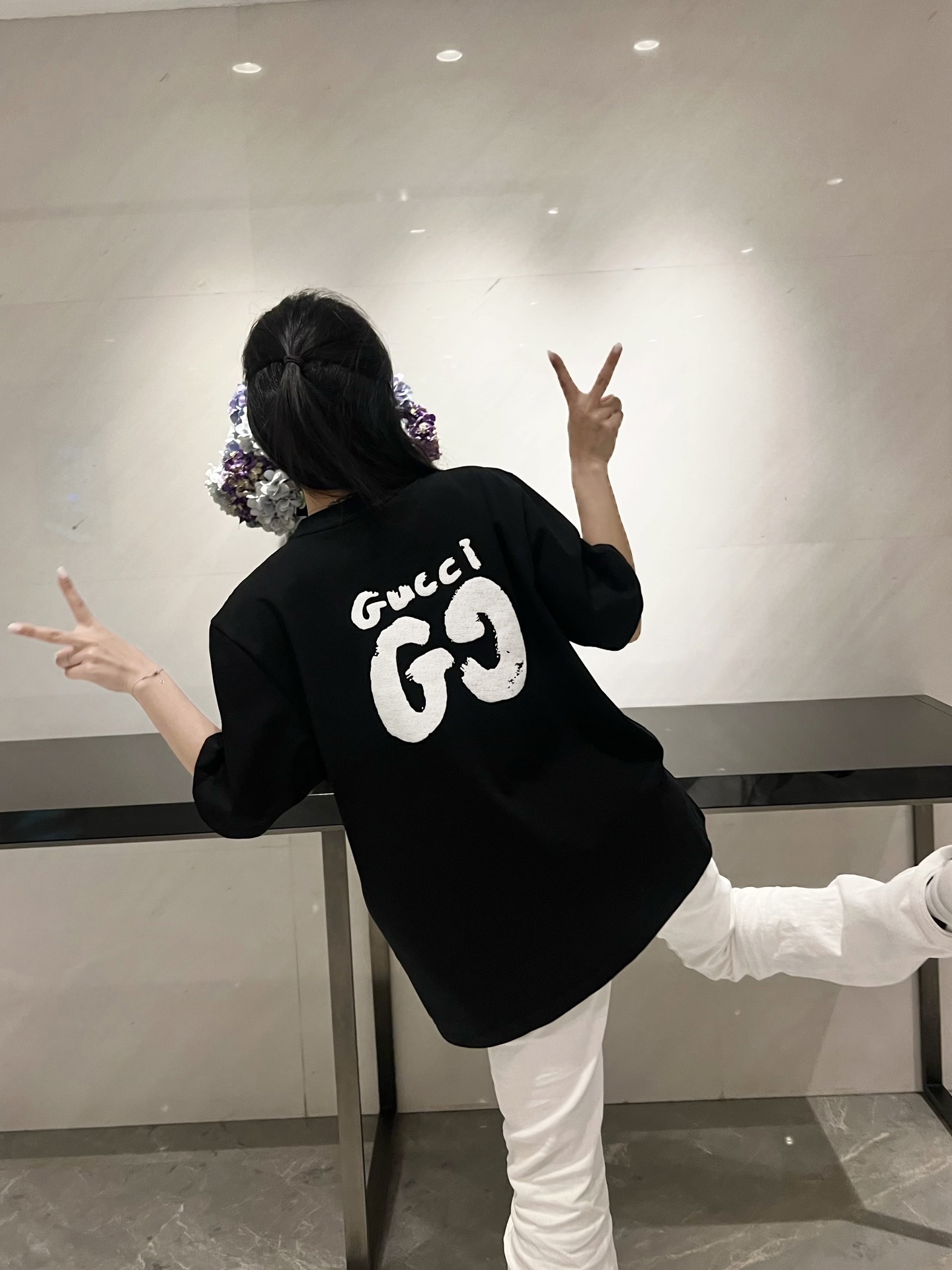 NO:148561,-GU25SS spring and summer new jersey cotton round neck short Tee, men and women same foam GG pattern printed casual short-sleeved T-shirt!  Trading companies have sparse channels and are released on the official website at the same time!  A must-have item for summer that combines fashion and comfort. When wearing it, whether you are strolling around the streets and alleys of the city or enjoying a leisurely weekend, you can become the focus of everyone's attention!  The fabric is made of customized jersey cotton, which is not only soft and skin-friendly, but also gives the wearer an unparalleled comfort experience!  Moreover, after special treatment, the clothes are crisp and stylish. Even after multiple washings, they can still maintain a good shape and are not easily deformed!  In terms of design, this T-shirt is unique. The chest and back are presented with a classic GG pattern in sharp contrasting colors. This design element not only gives the T-shirt a unique visual impact, but also highlights the wearer's personality and taste!  It is built with advanced three-dimensional foam printing technology. This process makes the pattern clear and three-dimensional sense strong, as if it is vividly revealed on the surface of the clothes, within reach!  At the same time, this 