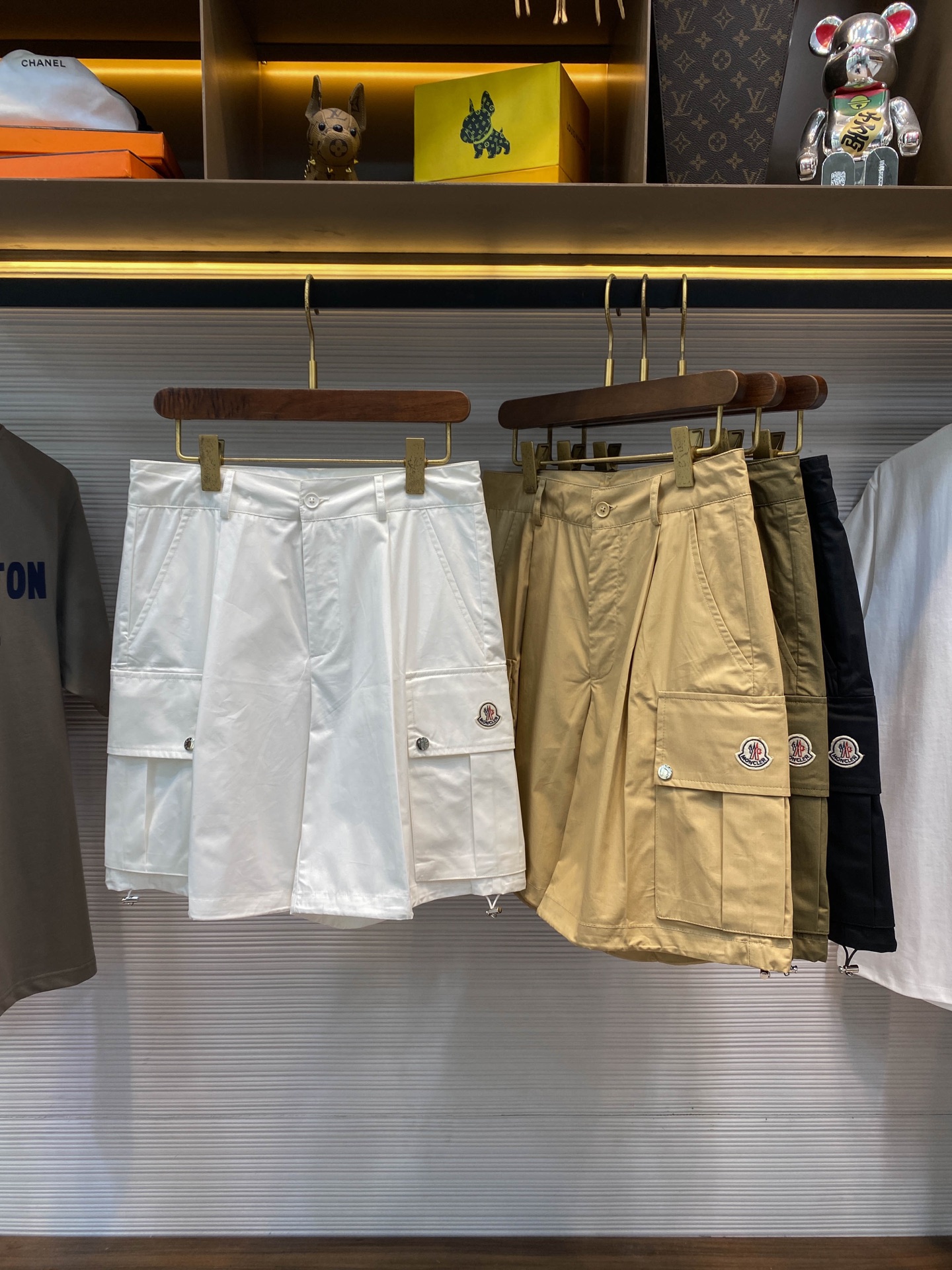 NO:446130,Treasure-grade shorts MOC25SS spring and summer new top woven cotton tooling shorts, men's badge flip pocket fashionable loose casual shorts cropped pants!  Trading companies have sparse channels and are released on the official website at the same time!  Farmen's new work clothes shorts perfectly combine fashion and practicality with their ingenious design and exquisite craftsmanship!  It is not only a pair of shorts, but also a display of a life attitude, allowing you to enjoy comfort and freedom while also showing your unique personality and taste!  The shorts are made of custom woven cotton for customer supply. They are not only comfortable and breathable, but also let you feel cool and comfortable in the hot summer. The texture is also crisp, making the overall lines of the shorts smooth and more quality!  The three-dimensional wrinkle elements are incorporated into the design. This design cleverly fits ergonomics, allowing the wearer to show a dynamic and stylish figure no matter any movement!  At the same time, the wrinkled layering also enriches the visual expression of the shorts, making them more eye-catching!  The flip pocket design on both sides and the back is not only practical, but also the flip shape and neat stitching create a full work style, making people feel the toughness and unruly of this shorts at a glance!  There is no effort in detail processing. Custom-made brand-printed hardware button accessories, each detail has been carefully polished and selected to ensure that it complements the overall style of the shorts!  These hardware buttons are not only sturdy and durable, but also the brand engraving on them highlights the wearer's taste and style!  The cut of the five-point shorts makes the work shorts more versatile and not picky when worn. Whether it is matched with a simple T-shirt, a casual shirt or a handsome jacket, it can be easily controlled and shows different fashion styles!  Black/green/khaki/white, four colors into it!  Size M-3XL M size waist 76cm-hip circumference 104cm-front 30cm-thigh circumference 68cm-thigh circumference 49cm L size waist 80cm-hip circumference 108cm-front 31cm-thigh circumference 70cm-trouser length 50cm XL size waist 84cm-hip circumference 112cm-front 32cm-thigh circumference 72cm-trouser length 51cm XXL size waist 88cm-thigh circumference 116cm-front 32cm-thigh circumference 74cm-trouser length 52cm 3XL size waist 92cm-thigh circumference 120cm-front 33cm-thigh circumference 76cm-trouser length 53cm Size recommended (standard version) Height 174-catties, try on L size appropriate!  A boy can choose M code within 130 catties, a L code for 130-143 catties, a XL code for 143-156 catties, a XXL code for 156-170 catties, and a 3XL code for 170-186 catties!  ,,shorts,jackets & coats,shirts,tees,t-shirt,alexander wang19860909宝藏级短裤 MOC25SS春夏新款顶级梭织棉布工装短裤,男士徽章翻盖口袋时尚宽松休闲短裤五分裤！贸易公司渠道稀出,同步官网发售！法蒙家新款工装短裤以其匠心独运的设计和精湛的工艺,将时尚与实用完美地融合在一起！它不仅仅是一款短裤,更是一种生活态度的展现,让你在享受舒适与自在的同时,也能彰显出独特的个性与品味！ 该短裤采用客供定制梭织棉布,不仅舒爽透气,让你在炎炎夏日也能感受到清凉与舒适,而且质地挺括,使得短裤整体线条流畅,更显品质感！在设计上融入了立体褶皱元素,这一设计巧妙地贴合了人体工学,令穿着者无论在任何动作下都能展现出动感有型的身姿！同时褶皱的层次感也丰富了短裤的视觉表现,使其更加吸引眼球！两侧及后幅的翻盖口袋设计,不仅实用性强,而且其翻盖造型和工整的缝线,营造出满满的工装风格,让人一眼就能感受到这款短裤的硬朗与不羁！ 在细节处理上同样不遗余力,客供定制的品牌刻印五金纽扣辅料,每一个细节都经过精心打磨和挑选,确保与短裤的整体风格相得益彰！这些五金纽扣不仅坚固耐用,而且其上的品牌刻印更是彰显了穿着者的品味与格调！五分短裤的版型裁剪,使得该工装短裤在穿着上更加百搭不挑人,无论是搭配简约的T恤、休闲的衬衫还是帅气的夹克,都能轻松驾驭,展现出不同的时尚风格！黑色/绿色/卡其/白色,四色入！尺码M-3XL M码腰围76cm-臀围104cm-前档30cm-大腿围68cm-裤长49cm L码腰围80cm-臀围108cm-前档31cm-大腿围70cm-裤长50cm XL码腰围84cm-臀围112cm-前档32cm-大腿围72cm-裤长51cm XXL码腰围88cm-臀围116cm-前档32cm-大腿围74cm-裤长52cm 3XL码腰围92cm-臀围120cm-前档33cm-大腿围76cm-裤长53cm 尺码推荐（标准版型） 身高174-斤,试穿L码合适！ 男生体重130斤以内选择M码,130-143斤选择L码,143-156斤选择XL码,156-170斤选择XXL码,170-186斤选择3XL码！,,shorts,jackets & coats,shirts,tees，t-shirt,alexander wang,Men's clothing