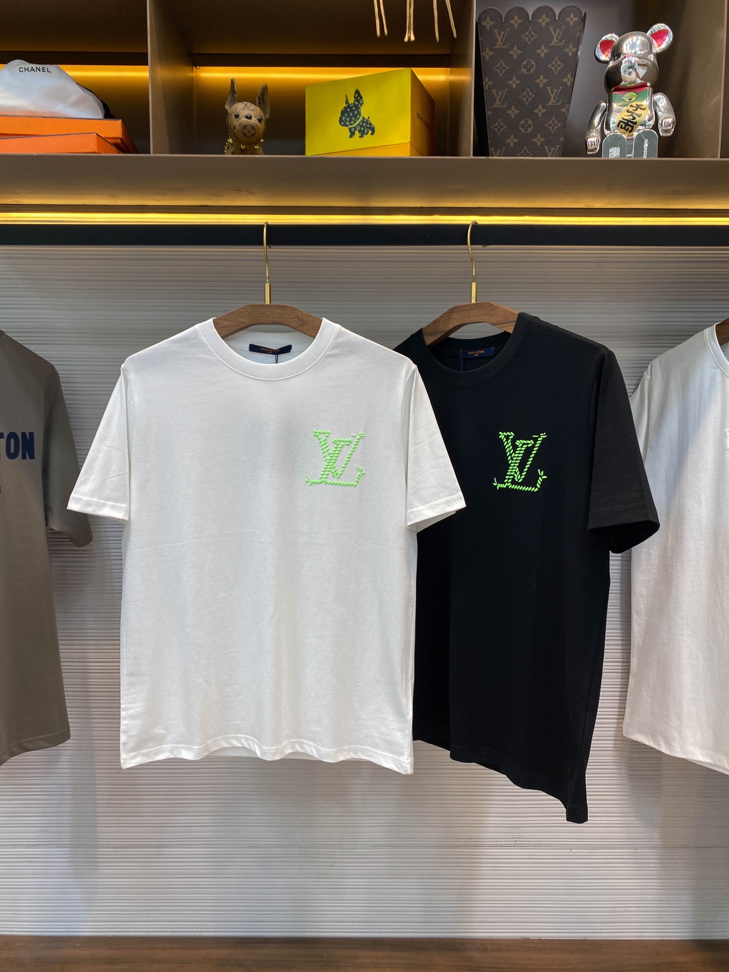 NO:412437,1V25SS spring and summer new imported knitted cotton round neck short Tee, the same three-dimensional foamed hemp wool texture logo straight casual short-sleeved T-shirt!  Trading companies have sparse channels and are on sale on the leading official website!  V Home’s new T-shirt is undoubtedly a clear stream in the fashion industry. It has attracted the attention of countless trendy enthusiasts with its unique charm and exquisite craftsmanship!  This T-shirt is made of imported knitted cotton. It not only has soft and comfortable touch, but also has good breathability and moisture absorption. Even in the hot summer, it can make the wearer feel cool and comfortable!  The front and back of the T-shirt are designed with hemp-shaped lettering logos. This design is inspired by the combination of nature and ruggedness, adding a bit of wildness and unruly to the entire T-shirt!  It is carefully crafted by advanced three-dimensional foam printing technology. This technology uses multi-layer printing and special processing to make the letter logo present a three-dimensional visual effect, as if it is 'jumping' out of the T-shirt, full of dynamic and vitality!  The basic straight round neck style is simple but fashionable, and can well modify the body lines. Whether it is matched with jeans or casual pants, it can be easily controlled, showing different styles and charm!  Black/white, two colors into it!  Size S-XXL S S shoulder width 46cm-bust 104cm-length 66cm M S shoulder width 49cm-bust 110cm-length 68cm L S shoulder width 52cm-bust 116cm-length 70cm XL S shoulder width 55cm-bust 121cm-length 72cm XXL S shoulder width 57cm-bust 126cm-length 74cm Size recommendation (standard version) Height 174-140 catties, try on M size appropriately!  A boy can choose S code within 130 catties, a M code for 130-145 catties, a L code for 145-160 catties, a XL code for 160-175 catties, and a XXL code for 175-190 catties!  , jeans,T-shirt,tees,t-shirt,alexander wang198609091V25SS春夏新款进口针织棉布圆领短Tee,男女同款立体发泡麻绳肌理标识直筒休闲短袖T恤衫！贸易公司渠道稀出,领先官网发售！V家新款T恤,无疑是时尚界的一股清流,以其独特的魅力和精湛的工艺吸引了无数潮流爱好者的目光！ 这款T恤选用客供进口针织棉布,不仅触感柔软舒适,而且具有良好的透气性和吸湿性,即便是在炎炎夏日,也能让穿着者感受到清凉与自在！T恤的胸前及后幅,设计有麻绳肌理的字母标识,这一设计灵感来源于自然与粗犷的结合,为整件T恤增添了几分野性与不羁！采用了先进的立体发泡印花技术精心打造,这种技术通过多层印刷和特殊处理,使得字母标识呈现出立体的视觉效果,仿佛是从T恤中“跃”然而出,充满了动感与活力！基础直筒圆领版型,这种版型简约而不失时尚感,能够很好地修饰身材线条,无论是搭配牛仔裤还是休闲裤,都能轻松驾驭,展现出不同的风格魅力！黑色/白色,两色入！尺码S-XXL S码肩宽46cm-胸围104cm-衣长66cm M码肩宽49cm-胸围110cm-衣长68cm L码肩宽52cm-胸围116cm-衣长70cm XL码肩宽55cm-胸围121cm-衣长72cm XXL码肩宽57cm-胸围126cm-衣长74cm 尺码推荐（标准版型） 身高174-140斤,试穿M码合适！ 男生体重130斤以内选择S码,130-145斤选择M码,145-160斤选择L码,160-175斤选择XL码,175-190斤选择XXL码！,,jeans,T-shirt,tees，t-shirt,alexander wang,Men's clothing