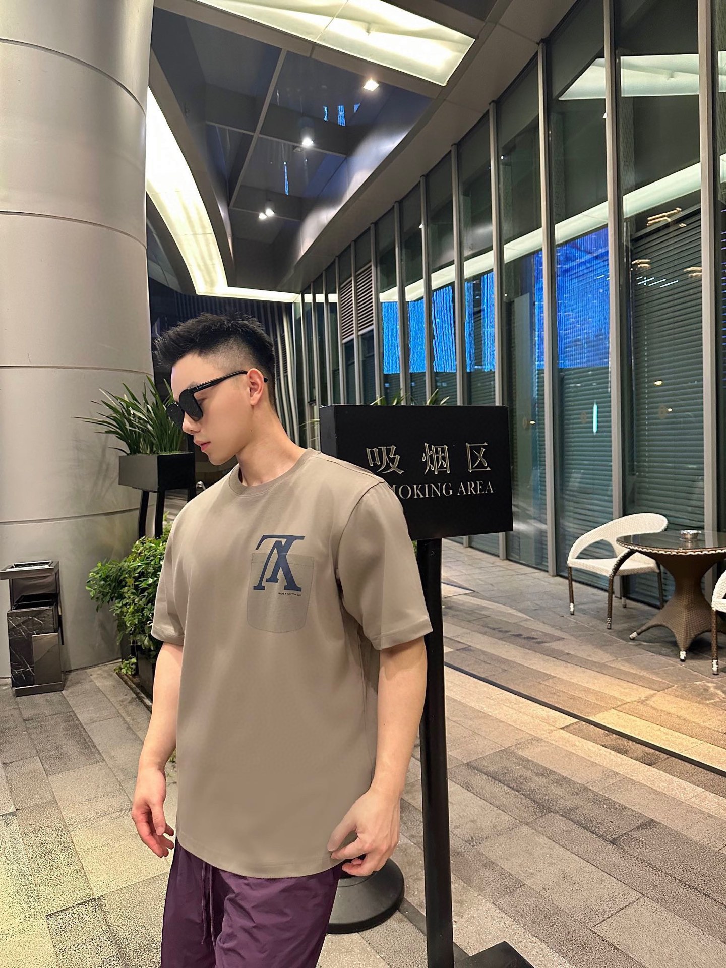 NO:148555,Currently, the 1V25SS spring and summer new jersey cotton round neck short Tee, the same inverted V printed fake pocket loose casual short-sleeved T-shirt!  Trading companies have sparse channels and are released on the official website at the same time!  V-Home classic god-level items are reappearing, essential styles for sentimental control wardrobe, simple and practical basic outfits, fashionable styles for men and women!  This short-sleeved sleeve is made of customized environmentally friendly knitted cotton cloth. The fabric is moderately thick, the feel is solid and delicate, and the upper body is crisp and stylish, perfectly showing the temperament and taste. It is a versatile style that can be worn in all seasons!  The design is also ulterior motive. The classic inverted V logo embellishes the chest pocket, which adds layering and makes it look more energetic!  The contrasting slogan in the back is simple but not recognizable. The overall style is very fashionable and outstanding. When it belongs to the main style of the brand, many celebrity celebrities are competing to perform!  Loose OS style cut, fashionable and simple style, can be easily controlled even if ordinary, and supports the aura of a big V!  Recommended for the same style as men and women!  Size XS-L XS size shoulder width 45cm-bust 112cm-length 66cm S size shoulder width 46cm-bust 116cm-length 68cm M size shoulder width 47cm-bust 120cm-length 70cm L size shoulder width 49cm-bust 124cm-length 72cm Size recommended (loose version) Height 174-140 catties, try on XS size appropriate!  Boys weigh less than 140 catties and choose XS code, 140-155 catties and choose S code, 155-170 catties and M code, 170-186 catties and L code!  All girls can choose XS codes!  ,T-shirt,tees,t-shirt,alexander wang19860909目前齐码-1V25SS春夏新款平纹针织棉布圆领短Tee,男女同款倒V印花假口袋宽松休闲短袖T恤衫！贸易公司渠道稀出,同步官网发售！V家经典神级单品再现,情怀控衣橱必备款式,简单实穿的基础穿搭款,时尚男女同款！ 这款短袖采用客供定制环保针织棉布打造,面料厚度适中,手感瓷实细腻,上身挺括有型,将气质与品位完美展现,属于四季通穿的百搭款式！设计方面也别有用心,经典的倒V标识点缀于胸前口袋上,增加层次感也显得更有活力！后幅撞色标语简约而不失辨识度,整体非常时髦出众,当属于品牌的主打款式,众多明星网红都争相演绎！宽松OS版型裁剪,时尚简洁的造型,普通也能轻松驾驭,撑起大V的气场！男女同款推荐！尺码XS-L XS码肩宽45cm-胸围112cm-衣长66cm S码肩宽46cm-胸围116cm-衣长68cm M码肩宽47cm-胸围120cm-衣长70cm L码肩宽49cm-胸围124cm-衣长72cm 尺码推荐（宽松版型） 身高174-140斤,试穿XS码合适！ 男生体重140斤以内选择XS码,140-155斤选择S码,155-170斤选择M码,170-186斤选择L码！ 女生全部选择XS码即可！,,T-shirt,tees，t-shirt,alexander wang,Men's clothing