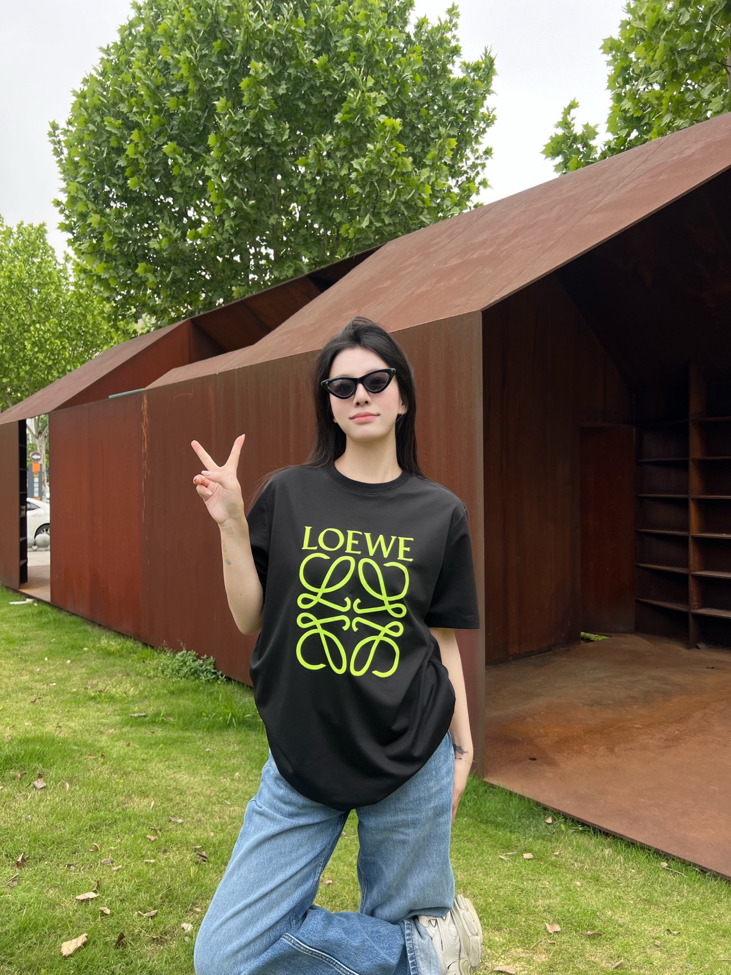 NO:152155,-LW25SS spring and summer new top-grade orchid semen ammonia cotton round neck short Tee, the same contrasting offset logo pattern casual pullover short-sleeved T-shirt!  Trading companies have sparse channels and are released on the official website at the same time!  The LW classic series of products are dedicated, simple and fashionable, presenting the brand's consistent high-end tone!  Its fabric is made of customized top-quality blue semen ammonia cotton, which not only feels soft and delicate, but also finds the perfect balance between comfort and durability!  Each fiber has been carefully selected and processed to ensure the breathability and moisture absorption of the clothes, and can keep the skin dry and comfortable even in the hot summer!  The classic logo pattern print in the front is undoubtedly the most eye-catching existence, and its recognition is unquestionable!  The basic straight-tube style design is not only picky about the figure, but also well modify the body lines, making people show their unique charm in ease and freedom!  Black/white/blue, three colors into it!  Size XS-L XS size shoulder width 43cm-bust 102cm-length 68cm S size shoulder width 44cm-bust 106cm-length 69cm M size shoulder width 45cm-bust 110cm-length 70cm L size shoulder width 46cm-bust 114cm-length 71cm Size recommended (standard version) Height 174-140 catties, try S size appropriately!  A boy can choose XS code within 130 catties, a S code for 130-145 catties, a M code for 145-catties, and a L code for -176 catties!  All girls can choose XS codes!  ,T-shirt,tees,t-shirt,alexander wang19860909-LW25SS春夏新款顶级兰精液氨棉圆领短Tee,男女同款撞色胶印标识图案休闲套头短袖T恤衫！贸易公司渠道稀出,同步官网发售！LW经典系列单品奉献,简约不乏时髦的属性,呈现出品牌一贯的高级基调！ 其面料采用了客供定制顶级兰精液氨棉,不仅手感柔软细腻,更在舒适度与耐用性之间找到了完美的平衡点！每一根纤维都经过精心挑选与处理,确保了衣物的透气性与吸湿性,即便在炎炎夏日也能保持肌肤的干爽与舒适！前幅经典标识图案印花,与衣身形成鲜明的撞色对比,无疑是最醒目的存在,其辨识度更是毋庸置疑！基础直筒版型设计,既不挑身材,又能很好地修饰身形线条,让人在轻松自在中展现出独特的魅力！黑色/白色/蓝色,三色入！尺码XS-L XS码肩宽43cm-胸围102cm-衣长68cm S码肩宽44cm-胸围106cm-衣长69cm M码肩宽45cm-胸围110cm-衣长70cm L码肩宽46cm-胸围114cm-衣长71cm 尺码推荐（标准版型） 身高174-140斤,试穿S码合适！ 男生体重130斤以内选择XS码,130-145斤选择S码,145-斤选择M码,-176斤选择L码！ 女生全部选择XS码即可！,,T-shirt,tees，t-shirt,alexander wang,Men's clothing