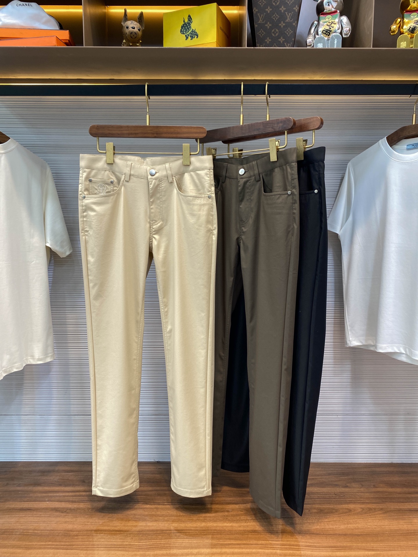NO:430189,-BC25SS spring and summer new twill cotton blend straight-leg casual pants, men's pocket badge embroidered decoration fashionable and versatile business casual pants!  Trading companies have sparse channels and are on sale on the leading official website!  With its excellent fabric, classic design, exquisite details and versatile style, BC's new casual pants have become an indispensable classic choice in urban men's wardrobe. It is not only a pair of pants, but also a symbol of the wearer's taste and attitude!  Its fabric selection is 56 high-quality cotton high-strength nylon + 4 elastic spandex to blend, forming a unique twill fabric!  Not only is the texture crisp and stylish, it can perfectly outline the wearer's leg lines, but it also has the characteristics of comfort and breathability. Even if worn for a long time, it can keep the skin dry and comfortable, without fear of the stuffy feeling brought by the change of seasons!  The design adopts a classic five-pocket layout, which is not only a tribute to the retro style, but also an indispensable functional embodiment of modern trousers!  It is particularly worth mentioning that classic badge embroidery is cleverly incorporated into the front pocket. Each stitch and thread reveal the craftsman's exquisite skills and the ultimate pursuit of details, making this pants look simple and stylish, and show their taste in low-key!  The back stitching pattern design is even more unique. It is intertwined with unique lines and geometric figures, forming a visual effect that is both fashionable and unique, which is unforgettable at a glance!  Hardware accessories have also put a lot of effort into it. The customized brand logo of the customer is carefully engraved on the hardware. Each letter is clearly visible and has a full texture. It not only demonstrates the wearer's unique identity and taste, but also reveals the brand's unremitting pursuit of quality and details in the subtleties, showing the exquisiteness and high-end feeling!  The style is straight-tube cut. This design can not only modify the leg shape, but also maintain sufficient freedom of movement. It can be easily controlled whether it is daily travel or business negotiation, showing the elegant style of business and leisure!  Black/khaki/military green, three colors into it!  Size 30-38 (no 35) Size 30 Waist circumference 78cm-Hip circumference 94cm-front 25cm-thigh circumference 56cm-trouser length 104cm-trouser legs 33cm 31 Waist circumference 81cm-thigh circumference 97cm-front 26cm-thigh circumference 57cm-trouser length 105cm-trouser legs 34cm 32 Waist circumference 84cm-thigh circumference 100cm-front 27cm-thigh circumference 58cm-trouser length 106cm-trouser legs 35cm 33 Waist circumference 87cm-thigh circumference 103cm-front 28cm-thigh circumference 60cm-trouser length 107cm-trouser legs 36cm  34 size waist circumference 90cm-hip circumference 106cm-front 28cm-thigh circumference 62cm-thigh circumference 107cm-trouser legs 37cm 36 size waist circumference 93cm-thigh circumference 109cm-front 29cm-thigh circumference 64cm-trouser legs 108cm-trouser legs 38cm 38 size waist circumference 96cm-thigh circumference 112cm-front 29cm-thigh circumference 66cm-trouser legs 108cm-trouser legs 38cm Size recommendation (standard version) Height 174-140 catties, try on 32 sizes appropriate!  A boy can choose 30 digits within 130 catties, 31 digits for 130-138 catties, 32 digits for 138-148 catties, 33 digits for 148-158 catties, 34 digits for 158-168 catties, 36 digits for 168-178 catties, and 38 digits for 178-188 catties!  ,alexander wang19860909-BC25SS春夏新款斜纹棉质混纺直筒休闲裤,男士口袋处徽章刺绣装饰时尚百搭商务休闲长裤！贸易公司渠道稀出,领先官网发售！BC新款休闲裤以其卓越的面料、经典的设计、精致的细节以及百搭的版型,成为了都市男士衣橱中不可或缺的经典之选,它不仅仅是一条裤子,更是穿着者品味与态度的象征！ 其面料精选56优质棉高强度锦纶+4弹性氨纶进行混纺,形成了独特的斜纹面料！不仅质地挺括有型,能够完美勾勒出穿着者的腿部线条,还兼具了舒适与透气的特性,即便是长时间穿着,也能保持肌肤的干爽与自在,无惧季节变换带来的闷热感！设计上沿用了经典的五口袋布局,不仅是对复古风格的致敬,更是现代裤装不可或缺的功能性体现！尤为值得一提的是,前幅口袋处巧妙融入了经典徽章刺绣,每一针每一线都透露着匠人的精湛技艺与对细节的极致追求,使得这条裤子在简约中不失格调,低调中彰显品味！ 而后兜缝线图案设计更是别出心裁,它以独特的线条与几何图形交织,形成了一种既时尚又富有个性的视觉效果,让人一眼难忘！五金配件上也下足了功夫.客供定制的品牌Logo被精心刻印于五金之上,每一个字母都清晰可辨,质感十足,不仅彰显了穿着者的独特身份与品味,更在细微之处透露出品牌对于品质与细节的不懈追求,尽显精致与高级感！在版型上采用了直筒裁剪,这种设计既能够修饰腿型,又能够保持足够的活动自由度,无论是日常出行还是商务洽谈,都能轻松驾驭,展现出商务休闲的优雅风范！黑色/卡其/军绿,三色入！尺码30-38（无35） 30码腰围78cm-臀围94cm-前档25cm-大腿围56cm-裤长104cm-裤脚33cm 31码腰围81cm-臀围97cm-前档26cm-大腿围57cm-裤长105cm-裤脚34cm 32码腰围84cm-臀围100cm-前档27cm-大腿围58cm-裤长106cm-裤脚35cm 33码腰围87cm-臀围103cm-前档28cm-大腿围60cm-裤长107cm-裤脚36cm 34码腰围90cm-臀围106cm-前档28cm-大腿围62cm-裤长107cm-裤脚37cm 36码腰围93cm-臀围109cm-前档29cm-大腿围64cm-裤长108cm-裤脚38cm 38码腰围96cm-臀围112cm-前档29cm-大腿围66cm-裤长108cm-裤脚38cm 尺码推荐（标准版型） 身高174-140斤,试穿32码合适！ 男生体重130斤以内选择30码,130-138斤选择31码,138-148斤选择32码,148-158斤选择33码,158-168斤选择34码,168-178斤选择36码,178-188斤选择38码！,,alexander wang,Men's clothing